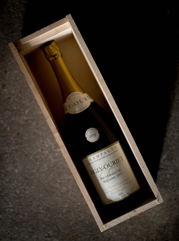 DOMAINE  EGLY-OURIETドメーヌ　(エグリ・ウーリエ）BRUT  GRAND  CRU  MILLÉSIME  2007  1500ｍｌ  MUGUNUM  SIZE（ブリュット　グラン・クリュ　ミレジム  2007ヴィンテージ　1500ｍｌ マグナムサイズ）えぐり-うーりえ　シャンパーニュ　シャンパン　FRANCE　フランス　シャンパーニュ地方　モンターニュ・ド・ランス地区　アンボネイ村　メインストリートを抜けた外れに本拠地　RM　レコルタンマニピュラン　小規模生産者　輸入元　正規特約店　正規輸入元　正規代理店　ヴァンパッシオン　ばんぱっしおん　VIN PASSION＆CIE　VIN FINS　DEPIUS 2004　ヴィニュロン　アルチザン　アーティスト　VIGNERONS　ARTISANE　ARTISTS
「このブラン・ド・ノワールを飲まずして、シャンパーニュを語ることなかれ・・・」
という名言さえ生み出した＜3ツ星メゾン＞　ジャンック・セロスと並ぶRMシャンパーニュの最高峰　フランスで最も権威のある評価本「レ・メイユール・ヴァン・ド・フランス」でレコルタンマニピュランとしては初の‶3ツ星“に輝いたエグリ・ウーリエ
合計11.7ｈa（グラン・クリュのアンボネイ 7.7ｈａ　ヴェルズネイ 1.7ｈａ　ブージィ 0.3ｈａ　一級のヴリニー村に2ｈａ）の畑を所有する　1930年という長い歴史を持ちながらも無名に留まってきたドメーヌが転換期を迎えたのが1990年　フランシス・エグリ氏が4代目当主に就任してからである　ミッシェル・ベターヌのロバート・パーカーといった有名ジャーナリストが訪れるようになった　ベターヌ氏は、当初はワインに対する要求ばかりが多く、高い評価を与えてはくれなかったが、ある時、蔵で試飲をし「この樽だけは別に、アッサンブラージュをせず単独でワインを造るように」と助言をした
こうしてうまれたのが、今や同家のフラッグシップとなった「Bland＆Noir」であり、ファーストヴィンテージの1989年である　その後、パーカー氏による「私がプライベートで飲むシャンパーニュはエグリ・ウーリエだけである」という言葉によってアメリカ市場、さらには世界中のワイン愛好家の間でその名が知られることになった　ベターヌ氏も後年
フランスで最も権威のある評価本「レ・メイユール・ヴァン・ド・フランス」2008年版にて、
レコルタン・マニピュランの生産者としては初の＜３ツ星＞の栄誉をエグリ・ウーリエに与えた　無農薬に近い手法とブルゴーニュの造り手　ドミニク・ローランから教わった新樽使いでテロワールの個性を最大限に引きだす独自の個性を見出したフランシス・エグリ　ブルゴーニュの造り手「ドミニク・ローラン」から手ほどきを受けた樽使いは正に「ワイン造り」目指したもの　カーヴで試行錯誤を繰り返し、優れた特級村のみが持つミネラル、美しい酸、凝縮した果実味と厚みのあるボディがバランスしたシャンパーニュ、アンボネイのテロワールを最大限引きだす自身のスタイルを見つけ出した
（株）富屋酒店　愛知県名古屋市瑞穂区上坂町1-41-2　地酒屋　専門店　ライカM11　ズミルックス50　レンズ　代表　上田豊二　きき酒師　焼酎アドバイザー　
シャンパーニュシュヴァリエ　堀田駅　熱田神宮駅
名古屋高速　堀田出口すぐ　牛巻交差点すぐ　レトロ街並み　瓦屋根
　　　クラッシックカー　クラッシックバイク　インテリア　ファッション　音楽
センス　クリエイト　おたく　マニア　映画　シネマ

