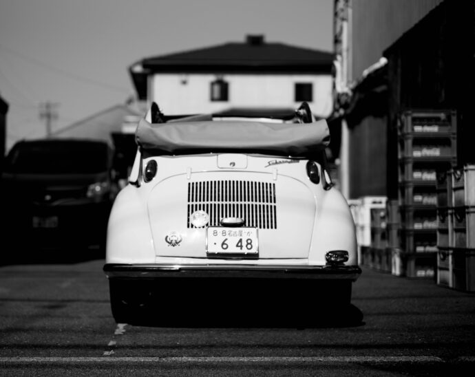 スバル360　SUBARU　360　富士重工業（現・SUBARU）が開発した
　　　　軽自動車である。1958年から1970年までのべ12年間に亘り、約39万2，000台が生産された。ｋ111/212型　強制空冷ストローク直列2気筒自然吸気356㏄
　　　　3速MT　16ps　4，500rpm　リアエンジン　後輪駆動　乗車定員4名　
　　　　航空機技術を応用した軽量構造を採用し、また限られた空間で必要な居住性を確保するための新しいアイデアが数多く導入された量産型軽自動車である。
　　　　比較的安価で、十分な実用性を備え、1960年代の日本において一般大衆に広く歓迎されて、モータリゼーション推進の一翼を担った。ゆえに日本最初の「国民車（大衆車）」と考えられている。同時に「マイカー」という言葉を誕生・定着させ、日本の自動車史のみならず戦後日本の歴史を語る上で欠かすことのできない「名車」と評価されている。
株式会社富屋酒店　TOMIYA　SAKETEN　NAGOYA
カブシキガイシャトミヤサケテン　とみやさけてん　堀田駅　熱田神宮駅
名古屋高速　堀田出口すぐ　牛巻交差点すぐ　レトロ街並み　瓦屋根
愛知県名古屋市瑞穂区上坂町1-41-2　特約店　特約流通　地酒　ワイン
専門店　代表取締役社長　上田豊二　シャンパーニュシュヴァリエ　
利き酒師　焼酎アドバイザー　資格取得　おたく　マニア　ライカ
M11　ズミルックス50　レンズ　堀田駅　熱田神宮駅　老舗名店界隈　
どての品川　美奈登　みなと　名古屋高速　堀田出口すぐ　牛巻交差点すぐ　レトロ街並み　瓦屋根　クラッシックカー　クラッシックバイク　インテリア　ファッション　センス　クリエイト
