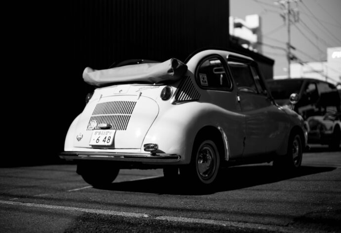 スバル360　SUBARU　360　富士重工業（現・SUBARU）が開発した
　　　　軽自動車である。1958年から1970年までのべ12年間に亘り、約39万2，000台が生産された。ｋ111/212型　強制空冷ストローク直列2気筒自然吸気356㏄
　　　　3速MT　16ps　4，500rpm　リアエンジン　後輪駆動　乗車定員4名　
　　　　航空機技術を応用した軽量構造を採用し、また限られた空間で必要な居住性を確保するための新しいアイデアが数多く導入された量産型軽自動車である。
　　　　比較的安価で、十分な実用性を備え、1960年代の日本において一般大衆に広く歓迎されて、モータリゼーション推進の一翼を担った。ゆえに日本最初の「国民車（大衆車）」と考えられている。同時に「マイカー」という言葉を誕生・定着させ、日本の自動車史のみならず戦後日本の歴史を語る上で欠かすことのできない「名車」と評価されている。
株式会社富屋酒店　TOMIYA　SAKETEN　NAGOYA
カブシキガイシャトミヤサケテン　とみやさけてん　堀田駅　熱田神宮駅
名古屋高速　堀田出口すぐ　牛巻交差点すぐ　レトロ街並み　瓦屋根
愛知県名古屋市瑞穂区上坂町1-41-2　特約店　特約流通　地酒　ワイン
専門店　代表取締役社長　上田豊二　シャンパーニュシュヴァリエ　
利き酒師　焼酎アドバイザー　資格取得　おたく　マニア　ライカ
M11　ズミルックス50　レンズ　堀田駅　熱田神宮駅　老舗名店界隈　
どての品川　美奈登　みなと　名古屋高速　堀田出口すぐ　牛巻交差点すぐ　レトロ街並み　瓦屋根　クラッシックカー　クラッシックバイク　インテリア　ファッション　センス　クリエイト
