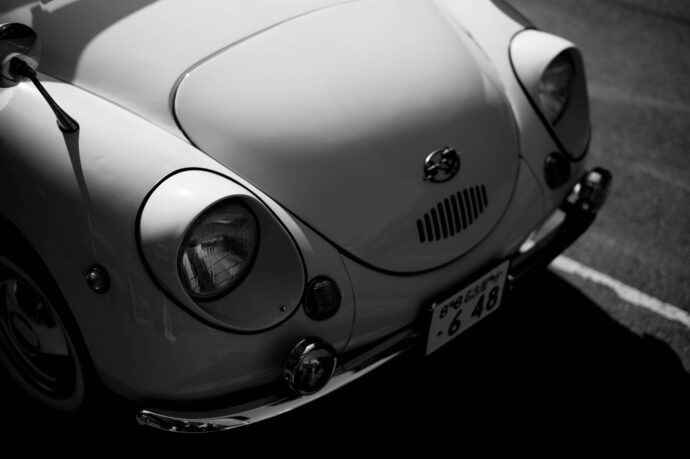 スバル360　SUBARU　360　富士重工業（現・SUBARU）が開発した
　　　　軽自動車である。1958年から1970年までのべ12年間に亘り、約39万2，000台が生産された。ｋ111/212型　強制空冷ストローク直列2気筒自然吸気356㏄
　　　　3速MT　16ps　4，500rpm　リアエンジン　後輪駆動　乗車定員4名　
　　　　航空機技術を応用した軽量構造を採用し、また限られた空間で必要な居住性を確保するための新しいアイデアが数多く導入された量産型軽自動車である。
　　　　比較的安価で、十分な実用性を備え、1960年代の日本において一般大衆に広く歓迎されて、モータリゼーション推進の一翼を担った。ゆえに日本最初の「国民車（大衆車）」と考えられている。同時に「マイカー」という言葉を誕生・定着させ、日本の自動車史のみならず戦後日本の歴史を語る上で欠かすことのできない「名車」と評価されている。
株式会社富屋酒店　TOMIYA　SAKETEN　NAGOYA
カブシキガイシャトミヤサケテン　とみやさけてん　堀田駅　熱田神宮駅
名古屋高速　堀田出口すぐ　牛巻交差点すぐ　レトロ街並み　瓦屋根
愛知県名古屋市瑞穂区上坂町1-41-2　特約店　特約流通　地酒　ワイン
専門店　代表取締役社長　上田豊二　シャンパーニュシュヴァリエ　
利き酒師　焼酎アドバイザー　資格取得　おたく　マニア　ライカ
M11　ズミルックス50　レンズ　堀田駅　熱田神宮駅　老舗名店界隈　
どての品川　美奈登　みなと　名古屋高速　堀田出口すぐ　牛巻交差点すぐ　レトロ街並み　瓦屋根　クラッシックカー　クラッシックバイク　インテリア　ファッション　センス　クリエイト
