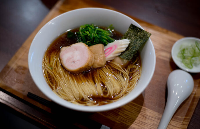 ラーメン　ル・デッサン　ラーメン Le Dessin　六合　静岡県島田市御仮屋町8802-1　DANCU　掲載店　美しいラーメン　自家製麺、天然だし、無化調、フランス料理30年のシェフがつくるラーメン「ラーメン　ル・デッサン」
かもがら、とりがらだしのしょうゆラーメン　1000円　鶏がらとかつお、にぼしの中華そば　しょうゆ　1100円　激うま　感動　作品　超有名店　行列必須
株式会社富屋酒店　トミヤサケテン　とみやさけてん TOMIYA　SAKETEN　NAGOYA　愛知県名古屋市瑞穂区上坂町1-41-2 tomiya-saketen.com　特約店　特約流通　地酒　ワイン　専門店　 社長　代表　上田豊二　利き酒師　焼酎アドバイザー　シャンパーニュシュヴァリエ　おたく　マニア　堀田駅　熱田神宮駅
名古屋高速　堀田出口すぐ　牛巻交差点すぐ　レトロ街並み　瓦屋根
クラッシックカー　クラッシックバイク　インテリア　ファッション　音楽
センス　クリエイト　おたく　マニア
