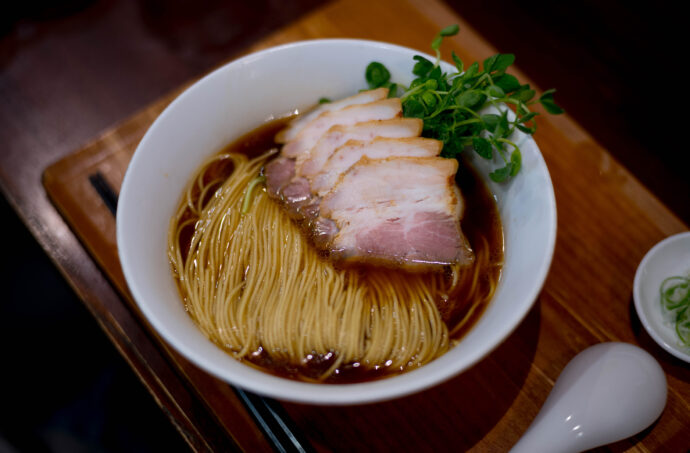 ラーメン　ル・デッサン　ラーメン Le Dessin　六合　静岡県島田市御仮屋町8802-1　DANCU　掲載店　美しいラーメン　自家製麺、天然だし、無化調、フランス料理30年のシェフがつくるラーメン「ラーメン　ル・デッサン」
かもがら、とりがらだしのしょうゆラーメン　1000円　鶏がらとかつお、にぼしの中華そば　しょうゆ　1100円　激うま　感動　作品　超有名店　行列必須
株式会社富屋酒店　トミヤサケテン　とみやさけてん TOMIYA　SAKETEN　NAGOYA　愛知県名古屋市瑞穂区上坂町1-41-2 tomiya-saketen.com　特約店　特約流通　地酒　ワイン　専門店　 社長　代表　上田豊二　利き酒師　焼酎アドバイザー　シャンパーニュシュヴァリエ　おたく　マニア　堀田駅　熱田神宮駅
名古屋高速　堀田出口すぐ　牛巻交差点すぐ　レトロ街並み　瓦屋根
クラッシックカー　クラッシックバイク　インテリア　ファッション　音楽
センス　クリエイト　おたく　マニア
