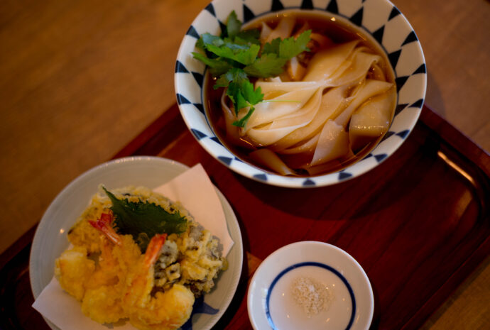 Higashiyama  Nikoten　東山 ニコ天　東山公園　うどん　きしめん　味噌煮込み　スパイシーカレーうどん　天麩羅　天ぷら　UDON KISHIMEN CURRY UDON　ウドン　キシメン　ミソニコミ　ヒガシヤマニコテン　愛知県名古屋市千種区東山通4-11-9　激ウマ　出汁　深い　拘り　唯一無二　日本酒　充実　日本ワイン　勝沼醸造　オブセワイナリー　ドメーヌタカヒコ　アズッカ・エ・アズッコ　夜　海鮮　充実　予約必須
（株）富屋酒店　愛知県名古屋市瑞穂区上坂町1-41-2　地酒屋　専門店　ライカM11　ズミルックス50　レンズ　代表　上田豊二　きき酒師　焼酎アドバイザー　
シャンパーニュシュヴァリエ　堀田駅　熱田神宮駅
名古屋高速　堀田出口すぐ　牛巻交差点すぐ　レトロ街並み　瓦屋根
　　　クラッシックカー　クラッシックバイク　インテリア　ファッション　音楽
センス　クリエイト　おたく　マニア　映画　シネマ
