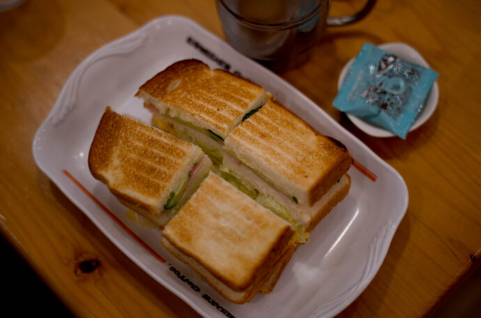 コメダ珈琲店瑞穂4丁目店　KOMEDA COFFEE　MIZUHO4CHOMETEN
愛知県名古屋市瑞穂区瑞穂通4丁目1 トーア電子　いちごカキ氷　モーニング　
トースサンド　たっぷりアイスコーヒー　1.5倍サイズ　旨し　懐かし　思い出
　（株）富屋酒店　愛知県名古屋市瑞穂区上坂町1-41-2　地酒屋　専門店　ライカM11　ズミルックス50　レンズ　代表　上田豊二　きき酒師　焼酎アドバイザー　
シャンパーニュシュヴァリエ　堀田駅　熱田神宮駅
名古屋高速　堀田出口すぐ　牛巻交差点すぐ　レトロ街並み　瓦屋根
　　　クラッシックカー　クラッシックバイク　インテリア　ファッション　音楽
センス　クリエイト　おたく　マニア　映画　シネマ
