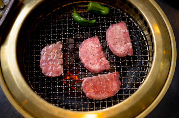 和牛焼肉 萬事亭　わぎゅうやきにく まことてい　ワギュウヤキニク　マコトテイ　MAKOTOTEI　愛知県名古屋市昭和区桜山町4-70　ボリューム満点　多彩なメニュー
ワイン充実　蟹江オーナー　コスパ抜群　富屋酒店　長年のパートナー　富屋ラインナップ　番匠田葡萄園　ばんしょうでんぶどうえん　バンショウデンブドウエン　CHARDONNEY　シャルドネ　2002　ヴィンテージ　レア　稀少　生産終了　唯一無二
まるでモンラッシェ　素晴らしき個体　作品　モンラッシェグラス　サービス温度10度位　　（株）富屋酒店　愛知県名古屋市瑞穂区上坂町1-41-2　地酒屋　専門店　ライカM11　ズミルックス50　レンズ　代表　上田豊二　きき酒師　焼酎アドバイザー　
シャンパーニュシュヴァリエ　堀田駅　熱田神宮駅
名古屋高速　堀田出口すぐ　牛巻交差点すぐ　レトロ街並み　瓦屋根
　　　クラッシックカー　クラッシックバイク　インテリア　ファッション　音楽
センス　クリエイト　おたく　マニア　映画　シネマ
