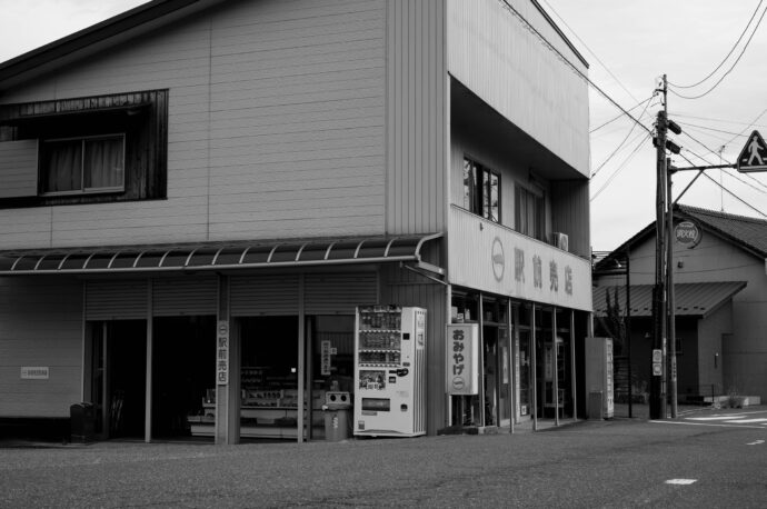 近鉄　KINTETU　キンテツ　きんてつ　湯の山温泉駅　YUNOYAMAONSEN STATION　ユノヤマオンセンエキ　ゆのやまおんせんえき　日本の三重郡菰野町にある近畿日本鉄道の駅　三重県三重郡菰野町大字菰野字募4852-2　湯の山温泉駅（ゆのやまおんせんえき）は、三重県三重郡菰野町大字字募にある、近畿日本鉄道（近鉄）湯の山線の駅。湯の山線の終着駅である。駅番号はＫ３０。開業年月日1913年（大正2年）6月1日　1970年に湯ノ山駅から改名　電報略号　ユノ　所属路線　Ｋ　湯の山線　キロ程　15.4ｋｍ（近鉄四日市起点）　北緯35度0分41.88東経136度28分25.44秒
（株）富屋酒店　愛知県名古屋市瑞穂区上坂町1-41-2　地酒屋　専門店　ライカM11　ズミルックス50　レンズ　代表　上田豊二　きき酒師　焼酎アドバイザー　
シャンパーニュシュヴァリエ　堀田駅　熱田神宮駅
名古屋高速　堀田出口すぐ　牛巻交差点すぐ　レトロ街並み　瓦屋根
　　　クラッシックカー　クラッシックバイク　インテリア　ファッション　音楽
センス　クリエイト　おたく　マニア　映画　シネマ
