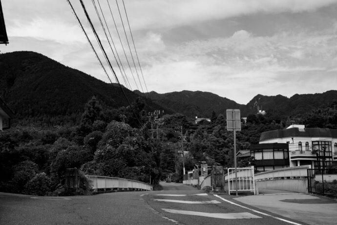 近鉄　KINTETU　キンテツ　きんてつ　湯の山温泉駅　YUNOYAMAONSEN STATION　ユノヤマオンセンエキ　ゆのやまおんせんえき　日本の三重郡菰野町にある近畿日本鉄道の駅　三重県三重郡菰野町大字菰野字募4852-2　湯の山温泉駅（ゆのやまおんせんえき）は、三重県三重郡菰野町大字字募にある、近畿日本鉄道（近鉄）湯の山線の駅。湯の山線の終着駅である。駅番号はＫ３０。開業年月日1913年（大正2年）6月1日　1970年に湯ノ山駅から改名　電報略号　ユノ　所属路線　Ｋ　湯の山線　キロ程　15.4ｋｍ（近鉄四日市起点）　北緯35度0分41.88東経136度28分25.44秒
（株）富屋酒店　愛知県名古屋市瑞穂区上坂町1-41-2　地酒屋　専門店　ライカM11　ズミルックス50　レンズ　代表　上田豊二　きき酒師　焼酎アドバイザー　
シャンパーニュシュヴァリエ　堀田駅　熱田神宮駅
名古屋高速　堀田出口すぐ　牛巻交差点すぐ　レトロ街並み　瓦屋根
　　　クラッシックカー　クラッシックバイク　インテリア　ファッション　音楽
センス　クリエイト　おたく　マニア　映画　シネマ
