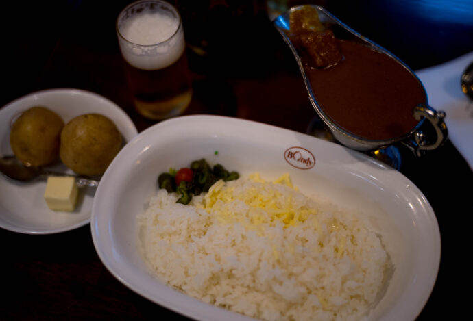 欧風カレー　ボンディ　神保町本店　BONDY　ぼんでぃ　神田カレーグランプリ ブランプリ受賞　元祖「欧風カレー」のお店　一度味わったら忘れられないと評判を呼ぶボンディのカレーです。秘蔵のスパイスブレンドがかもし出す絶妙な風味。豊富な乳製品と何種類もの野菜・フルーツをたくみにすり合わせ引き出した、とろけるような旨味。不思議な甘さに中に辛さが秘められた、極めつきのおいしさ。ソースの本場、フランス仕込みのオリジナル手づくりソースが奏でる洗練された味のハーモニー。ボンデイのカレーはお客様にご満足頂けるよう、シェフが心をこめて丁寧に作っております。
東京都千代田区神田神保町2-3神田古本センター2Ｆ　絶品　じゃがいも　チキンカレー　ビーフカレー　長蛇行列必須　階段待ち　シンプル　唯一無二　感動　旨し
（株）富屋酒店　愛知県名古屋市瑞穂区上坂町1-41-2　地酒屋　専門店　ライカM11　ズミルックス50　レンズ　代表　上田豊二　きき酒師　焼酎アドバイザー　
シャンパーニュシュヴァリエ　堀田駅　熱田神宮駅
名古屋高速　堀田出口すぐ　牛巻交差点すぐ　レトロ街並み　瓦屋根
　　　クラッシックカー　クラッシックバイク　インテリア　ファッション　音楽
センス　クリエイト　おたく　マニア　映画　シネマ
