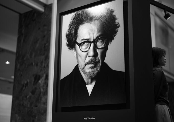 50：50  FIFTY GENTLEMEN OF EYEVAN PHOTOGRAPH KAZUMI  KURIGAMI 　繰上和美　クリガミカズミ　くりがみかずみ　写真展　アイヴァンの眼鏡をかけた50人の男と繰上和美がフォトセッションを繰り広げた雑誌『ゲーテ』の連載企画を一冊にまとめた写真集『50、50 FIFTY GENTLEMEN OF EYEVAN』が2023年10月6日から発売となりました。木梨憲武 NORITAKE KINASHI　竹中直人 NAOTO TAKENAKA　役所広司 KOJI YAKUSHO　リリー フランキー RILY FRANKY　佐藤浩市 KOICHI SATO　繰上和美 KAZUMI KURIGAMI　田崎信也 SHINYA TASAKI　菊池武夫 TAKEO KIKUCHI　坂本龍一 RYUICHI SAKAMOTO　小山薫堂 KUNDO KOYAMA
福山雅治 MASAHARU HUKUYAMA　青山スパイラルホール　SPIRAL　東京都港区南青山5-6-23　懐かし　モックン　加藤茶　仲本工事　出会い　38年前　配送担当
「EYEVAN　アイヴァン　あいばん　眼鏡　名店　注目店　唯一無二　アイウェア
TOKYO GALLERY 　トーキョー　ギャラリー   東京都港区南青山5-13-2 1F
EYEVAN7285　10EYEVAN  EYEVOL  E5EYEVAN　1972年“着るメガネ”というコンセプトのもと、EYEVANは日本初のファッションアイウエアブランドとして生まれました。日本の粋と静謐なカルチャーから表現したデザインと、世界にも誇る精密なクラフトマンシップを根底に、ファッションアイテムとして身につける楽しさはの想いを注いだプロダクトは、1985年にロサンゼルスにある一軒のアイウェアショップの審美眼によって海を越えていくことになる。それから四半世紀以上経った今、これまでに培ってきた多数の
経験と実績を胸に刻み、日本のマイスターたちの手による最新技術と新たな装いをまとい、ここによみがえる。このコンテンツでは、当時のEYEVANを知るパイオニアたちの証言をはじめ、過去のアートワークやプロダクト制作の裏側、復刻したプロダクトまで、創業当時～現在を明かす、EYEVANのすべてを収めた。サングラス　最高　粋　素敵
愛用　常連
（株）富屋酒店　愛知県名古屋市瑞穂区上坂町1-41-2　地酒屋　専門店　ライカM11　ズミルックス50　レンズ　代表　上田豊二　きき酒師　焼酎アドバイザー　
シャンパーニュシュヴァリエ　堀田駅　熱田神宮駅
名古屋高速　堀田出口すぐ　牛巻交差点すぐ　レトロ街並み　瓦屋根
　　　クラッシックカー　クラッシックバイク　インテリア　ファッション　音楽
センス　クリエイト　おたく　マニア　映画　シネマ
