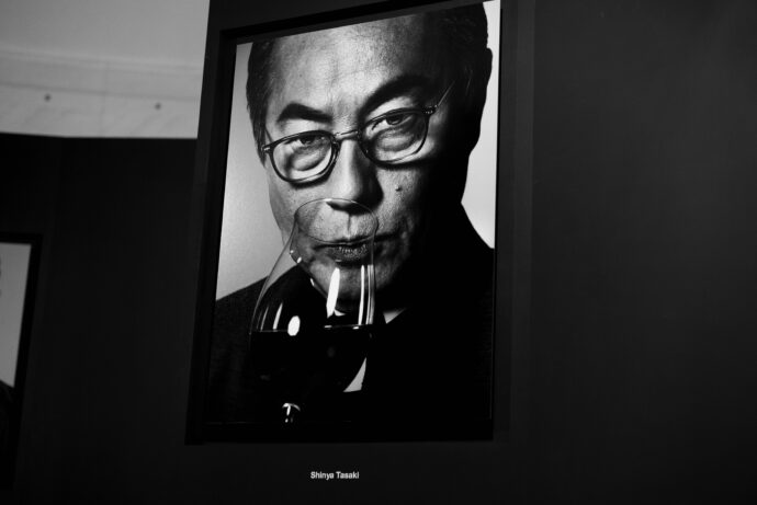 50：50  FIFTY GENTLEMEN OF EYEVAN PHOTOGRAPH KAZUMI  KURIGAMI 　繰上和美　クリガミカズミ　くりがみかずみ　写真展　アイヴァンの眼鏡をかけた50人の男と繰上和美がフォトセッションを繰り広げた雑誌『ゲーテ』の連載企画を一冊にまとめた写真集『50、50 FIFTY GENTLEMEN OF EYEVAN』が2023年10月6日から発売となりました。木梨憲武 NORITAKE KINASHI　竹中直人 NAOTO TAKENAKA　役所広司 KOJI YAKUSHO　リリー フランキー RILY FRANKY　佐藤浩市 KOICHI SATO　繰上和美 KAZUMI KURIGAMI　田崎信也 SHINYA TASAKI　菊池武夫 TAKEO KIKUCHI　坂本龍一 RYUICHI SAKAMOTO　小山薫堂 KUNDO KOYAMA
福山雅治 MASAHARU HUKUYAMA　青山スパイラルホール　SPIRAL　東京都港区南青山5-6-23　懐かし　モックン　加藤茶　仲本工事　出会い　38年前　配送担当
「EYEVAN　アイヴァン　あいばん　眼鏡　名店　注目店　唯一無二　アイウェア
TOKYO GALLERY 　トーキョー　ギャラリー   東京都港区南青山5-13-2 1F
EYEVAN7285　10EYEVAN  EYEVOL  E5EYEVAN　1972年“着るメガネ”というコンセプトのもと、EYEVANは日本初のファッションアイウエアブランドとして生まれました。日本の粋と静謐なカルチャーから表現したデザインと、世界にも誇る精密なクラフトマンシップを根底に、ファッションアイテムとして身につける楽しさはの想いを注いだプロダクトは、1985年にロサンゼルスにある一軒のアイウェアショップの審美眼によって海を越えていくことになる。それから四半世紀以上経った今、これまでに培ってきた多数の
経験と実績を胸に刻み、日本のマイスターたちの手による最新技術と新たな装いをまとい、ここによみがえる。このコンテンツでは、当時のEYEVANを知るパイオニアたちの証言をはじめ、過去のアートワークやプロダクト制作の裏側、復刻したプロダクトまで、創業当時～現在を明かす、EYEVANのすべてを収めた。サングラス　最高　粋　素敵
愛用　常連
（株）富屋酒店　愛知県名古屋市瑞穂区上坂町1-41-2　地酒屋　専門店　ライカM11　ズミルックス50　レンズ　代表　上田豊二　きき酒師　焼酎アドバイザー　
シャンパーニュシュヴァリエ　堀田駅　熱田神宮駅
名古屋高速　堀田出口すぐ　牛巻交差点すぐ　レトロ街並み　瓦屋根
　　　クラッシックカー　クラッシックバイク　インテリア　ファッション　音楽
センス　クリエイト　おたく　マニア　映画　シネマ
