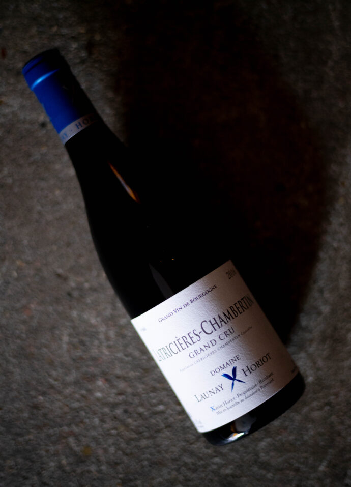 DOMAINE LAUNAY HORIOT（ドメーヌ・ローネイ・オリオ）LATRICÉRES-CHAMBERTIN GRAND CRU（ラトリエシエール・シャンベルタン  グラン・クリュ）2016（2016ヴィンテージ）輸入元 株式会社ミレジム 東京都千代田区神田司町2-13　世界から極上のワインをお届けする喜び　担当　清水　名古屋特約店　ラ・ジブリヨット　ドメーヌ・デュガ　フィリップ・シャヴィ　パスカル・コタ　ブルーノ・パイヤール
ドメーヌ・ローネイ・オリオの現当主にして醸造家であるグザヴィエ・オリオの半生は、正に驚き以外の何物でもありません。グザヴィレ・オリオを主役とするこのドラマは、フランスの遠方もなく高額な相続税に関する法律、そしてこの20年間におけるブルゴーニュのブドウ畑の市場価値の高騰を背景に繰り広げられたローネイ家の家族間争い、ワイン作りにかける情熱、そして11年間にもおよぶ法廷争いから成ります。ローネイ家がポマールに定住し始めたのは18世紀のことで、歳月を経てポマールの名だたる銘醸畑を徐々に買い足してゆきました。総面積4haの畑のうち、2.2haは1902年に最初のブドウが植樹されたポマールの一級畑レ・ジュリアン・パに0.09ha、レ・シャポニエールに0.59ha、クロ・ブランに0.17haを所有し、ジュヴレ・シャンベルタンの卓越した特級畑ラトリエシエール・シャンベルタンに0.17ha（ピエール・デュロシュの畑に隣接）、同じく特級畑のシャンベルタンに0.16ha（ラルー・ビーズ・ルロワに隣接）を有しています。
（株）富屋酒店　愛知県名古屋市瑞穂区上坂町1-41-2　地酒屋　専門店　ライカM11　ズミルックス50　レンズ　代表　上田豊二　きき酒師　焼酎アドバイザー　
シャンパーニュシュヴァリエ　堀田駅　熱田神宮駅
名古屋高速　堀田出口すぐ　牛巻交差点すぐ　レトロ街並み　瓦屋根
　　　クラッシックカー　クラッシックバイク　インテリア　ファッション　音楽
センス　クリエイト　おたく　マニア　映画　シネマ
