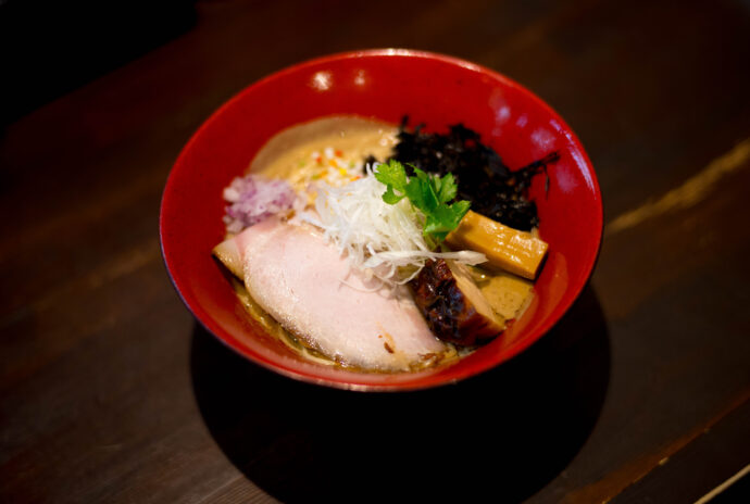 ラーメンこころ　RAMEN KOKORO らーめん こころ  つけ麺 油そば まぜそば 静岡県掛川市半済3034  三種の煮干し醤油 あら炊き白湯ラーメン　超濃厚 上品  個性 唯一無二
（株）富屋酒店 かぶしきがいしゃ とみやさけてん カブシキガイシャ　トミヤサケテン TOMIYA SAKETEN 　愛知県名古屋市瑞穂区上坂町1-41-2　地酒屋　豊盃　HOUHAI ほうはい　ホーハイ　三浦酒造  MIURASHUZO日高見　ひたかみ　ヒタカミ HITAKAMI  平孝酒造　HIRAKOSHUZO 天の戸 アマノト　あまのと　AMANOTO　浅舞酒造 ASAMAISHUZO　飛露喜 HIROKISHUZOHONTEN　廣木酒造本店　HIROK　大那 DAINA　ダイナ　だいな　菊の里酒造　KIKUNOSATOSHUZO　旭興　KYOKUKO　きょくこう　キョクコウ　渡邉酒造　WATANABESHUZO　仙禽 SENKIN　せんきん　センキン（株）せんきん SENKIN鶴齢　カクレイ　かくれい KAKUREI　青木酒造　AOKISHUZO謙信 ケンシン　けんしん KENSHIN池田屋酒造 IKEDAYASHUZO 白岳仙 HAKUGAKUSEN　ハクガクセン　はくがくせん　安本酒造 YASUMOTOSHUZO 群馬泉 グンマイズミ　ぐんまいずみ 島岡酒造 SHIMAOKASHUZO  喜久醉 きくよい キクヨイKIKUYOI 青島酒造 AOSHIMASHUZO 長珍 ちょうちん　チョウチン長珍酒造CHOCHINSHUZO　みねたからみりん　峯寳 味醂　一子相伝 ミネタカラ　いっしそうでん　イッシソウデン　小笠原味醂 OGASAWARA MIRIN

瀧自慢　たきじまん　タキジマン　瀧自慢酒造　TAKIZIMANSHUZO　田光　TABIKA 早川酒造  HAYAKAWASHUZO　作　ZAKU ざく ザク 清水清三郎商店 SHIMIZUSEIZABUROSHOTEN  篠峯　櫛羅　しのみね　シノミネ　くじら　クジラ　千代酒造　CHIYOSHUZO　雑賀　さいか　サイカ　九重雑賀  KOKONOESAIKA　紀土　鶴梅　無量山　きっど　キッド　KID 　ツルウメ　つるうめ　TURUUME　ムリョウザン　むりょうざん　MURYOZAN　平和酒造　HEIWASHUZO　蒼空　そうくう　ソウクウ　SÔKÛ　藤岡酒造　HUJIOKASHUZO 　宝剣　HOUKEN  宝剣酒造　ほうけんしゅぞう　ホウケンシュゾウ　HOKENSHUZO　清酒竹鶴　小笹屋竹鶴　せいしゅたけつる　セイシュタケツル　おささやたけつる　オササヤタケツル　竹鶴酒造　TAKETURUSHUZO
石鎚　いしづち　イシヅチ　石鎚酒造　ISHIDUCHISHUZO　土佐しらぎく　とさしらぎく　トサシラギク　仙頭酒造場　せんとうしゅぞうじょう　SENDOSHUZOZYO　アルガブランカ　ARUGABURANKA勝沼醸造　KATUNUMAJÔZÔ　ドメーヌソガ　ソガ・ペール・エ・フィス SOGA PELE ET FIS　オブセワイナリー　OBUSEWINERY　ドメーヌタカヒコ　DOMAINE TAKAHIKO　クリサワブラン　KURISAWA BLANC　ナカザワワイナリー　NAKAZAWA WINERY　さつま寿　SATUMA KOTOBUKI 　尾込商店 OGOME SHOTEN  蔵の師魂 KURANOSHIKON  小正醸造　KOMASA ＪÔＺÔ　天狗櫻 TENGUSAKURA  白石酒蔵　SHIRAISHISHUZO  しま千両 SHIMASENRYO　高崎酒蔵  TAKASAKISHUZO  杜氏潤平　TOJIJUNPEI  小玉醸造  KODAMAJOZO  赤鹿毛　青鹿毛  AKAKAGE   AOKAGE　柳田酒蔵  YANAGIDASHUZO　舞香　MAIKA　泰明　TAIMEI　藤居醸造　HUZIIJÔＺÔ　池の露　特酎天草　IKENOTUYU  TOKUCHU  AMAKUSA　壱乃醸　飛乃流　朝日　ICHINOJO  HINORYU　ASAHI　朝日酒造　ASAHISHUZO　龍宮　RYUGU 富田酒造場　TOMITASHUZOJO　鳥飼 TORIKAI　鳥飼酒造　TORIKAISHUZO　極楽 GOIKURAKU　林酒造場 HAYASHISHUZOJO　屋久の島大自然林　酔麦香　YAKUNOSHIMA DAISHIZENRIN SUIBASKUKA　本坊酒造　HONBOSHUZO
金峰　金峰荒蘆過  KINPO　KINPOARAROKA　宇都酒造　UTOSHUZO　北谷長老　CHYATANCHÔＲÔ　北谷酒造　CHYATANSHUZO　山原くいな　YAMBARUKUINA　やんばる酒造　YAMBARUSHUZO　2024年春オープン予定 いいねタウン瑞穂 iiNE マルシェ内　グランクレア瑞穂 いいねタウン瑞穂  愛知県名古屋市瑞穂区宝田町四丁目2番、3番2　春敲町三丁目23番1（地番） 魚太郎　UOTARO MIZUHO うおたろう　ウオタロウ　なごやみずほてん　ナゴヤミズホテン　 名古屋瑞穂店  車で1分　徒歩5分　丸明 瑞穂店  MARUAKI MIZUHO　マルアキ ミズホテン　まるあき みずほてん　 徒歩10分　車3分　焼肉 美奈登  ヤキニクミナト　やきにくみなと YAKINIKU MINATO 車で2分　徒歩10分  どての品川　DOTENO SHINAGAWA　ドテノシナガワ　どてのしながわ　車で30秒　徒歩1分昇福亭　SHOHUKUTEI しょうふくてい　ショウフクテイ 街中華　マニア　大盛り　個性派  車で5分　徒歩15分  名店 近くにたくさんあり　堀田バンザイ　牛巻バンザイ　名古屋のへそ

