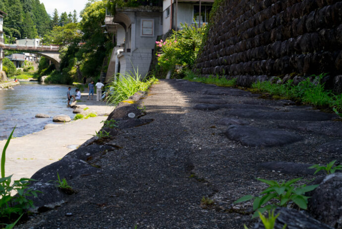 水の町 郡上八幡 GUJOHACHIMAN ぐじょうはちまん グジョウハチマン  吉田川  宗祇水  古い町並み  癒し  水舟  （株）富屋酒店 かぶしきがいしゃ とみやさけてん カブシキガイシャ　トミヤサケテン TOMIYA SAKETEN 　愛知県名古屋市瑞穂区上坂町1-41-2　地酒屋　豊盃　HOUHAI ほうはい　ホーハイ　三浦酒造  MIURASHUZO日高見　ひたかみ　ヒタカミ HITAKAMI  平孝酒造　HIRAKOSHUZO 天の戸 アマノト　あまのと　AMANOTO　浅舞酒造ASAMAISHUZO　飛露喜 HIROKISHUZOHONTEN　廣木酒造本店　HIROK　大那 DAINA　ダイナ　だいな　菊の里酒造　KIKUNOSATOSHUZO　旭興　KYOKUKO　きょくこう　キョクコウ　渡邉酒造　WATANABESHUZO　仙禽 SENKIN　せんきん　センキン（株）せんきん SENKIN鶴齢　カクレイ　かくれい KAKUREI　青木酒造　AOKISHUZO謙信 ケンシン　けんしん KENSHIN池田屋酒造 IKEDAYASHUZO 白岳仙 HAKUGAKUSEN　ハクガクセン　はくがくせん　安本酒造 YASUMOTOSHUZO 群馬泉 グンマイズミ　ぐんまいずみ 島岡酒造 SHIMAOKASHUZO  喜久醉 きくよい キクヨイKIKUYOI 青島酒造 AOSHIMASHUZO 長珍 ちょうちん　チョウチン長珍酒造CHOCHINSHUZO　みねたからみりん　峯寳 味醂　一子相伝 ミネタカラ　いっしそうでん　イッシソウデン　小笠原味醂 OGASAWARA MIRIN

瀧自慢　たきじまん　タキジマン　瀧自慢酒造　TAKIZIMANSHUZO　田光　TABIKA 早川酒造  HAYAKAWASHUZO　作　ZAKU ざく ザク 清水清三郎商店 SHIMIZUSEIZABUROSHOTEN  篠峯　櫛羅　しのみね　シノミネ　くじら　クジラ　千代酒造　CHIYOSHUZO　雑賀　さいか　サイカ　九重雑賀  KOKONOESAIKA　紀土　鶴梅　無量山　きっど　キッド　KID 　ツルウメ　つるうめ　TURUUME　ムリョウザン　むりょうざん　MURYOZAN　平和酒造　HEIWASHUZO　蒼空　そうくう　ソウクウ　SÔKÛ　藤岡酒造　HUJIOKASHUZO 　宝剣　HOUKEN  宝剣酒造　ほうけんしゅぞう　ホウケンシュゾウ　HOKENSHUZO　清酒竹鶴　小笹屋竹鶴　せいしゅたけつる　セイシュタケツル　おささやたけつる　オササヤタケツル　竹鶴酒造　TAKETURUSHUZO
石鎚　いしづち　イシヅチ　石鎚酒造　ISHIDUCHISHUZO　土佐しらぎく　とさしらぎく　トサシラギク　仙頭酒造場　せんとうしゅぞうじょう　SENDOSHUZOZYO
　
 ブルゴーニュワイン　BOURGOGNE  ボルドーワイン　BORDEAUXカリフォルニアワイン CALIFORNIA  シャンパーニュ  SHAMPAGNEアルザスワイン ALSACE ドイツワイン WEIN GERMAN WINE 専門店　ライカM11　ズミルックス50　レンズ　代表　上田豊二　　きき酒師　焼酎アドバイザー　シャンパーニュシュヴァリエ　堀田駅より徒歩10分　熱田神宮駅より徒歩10分
市バス　牛巻より徒歩３分　地下鉄堀田駅より徒歩１５分　名古屋高速堀田出口より車で２分　牛巻交差点より徒歩５分　レトロ街並み　瓦屋根　裏道　大通りより二本入る　CLASSIC CARクラッシックカー CLASSIC BIKE　クラッシックバイク INTERIA　インテリア　　FASHION　ファッション　MUSIC　音楽　LOVE　SAKE SHOP　酒屋
センス　クリエイト　おたく　　MANIAマニア MOVIE　映画　CINEMA シネマ　2024年春オープン予定 いいねタウン瑞穂 iiNE マルシェ内　グランクレア瑞穂 いいねタウン瑞穂  愛知県名古屋市瑞穂区宝田町四丁目2番、3番2　春敲町三丁目23番1（地番） 魚太郎　UOTARO MIZUHO うおたろう　ウオタロウ　なごやみずほてん　ナゴヤミズホテン　 名古屋瑞穂店  車で1分　徒歩5分　丸明 瑞穂店  MARUAKI MIZUHO　マルアキ ミズホテン　まるあき みずほてん　 徒歩10分　車3分　焼肉 美奈登  ヤキニクミナト　やきにくみなと YAKINIKU MINATO 車で2分　徒歩10分  どての品川　DOTENO SHINAGAWA　ドテノシナガワ　どてのしながわ　車で30秒　徒歩1分昇福亭　SHOHUKUTEI しょうふくてい　ショウフクテイ 街中華　マニア　大盛り　個性派  車で5分　徒歩15分  名店 近くにたくさんあり　堀田バンザイ　牛巻バンザイ　名古屋のへそ


