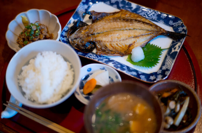 朝ごはん  鎌倉　食堂  神奈川県鎌倉市小町2-10-10  鰺の開き（大）定食  焼き鮭定食  最高 絶品 丁寧 癒し　早朝から行列  旨し 
（株）富屋酒店 かぶしきがいしゃ とみやさけてん カブシキガイシャ　トミヤサケテン TOMIYA SAKETEN 　愛知県名古屋市瑞穂区上坂町1-41-2　地酒屋　豊盃　HOUHAI ほうはい　ホーハイ　三浦酒造  MIURASHUZO日高見　ひたかみ　ヒタカミ HITAKAMI  平孝酒造　HIRAKOSHUZO 天の戸 アマノト　あまのと　AMANOTO　浅舞酒造ASAMAISHUZO　飛露喜 HIROKISHUZOHONTEN　廣木酒造本店　HIROK　大那 DAINA　ダイナ　だいな　菊の里酒造　KIKUNOSATOSHUZO　旭興　KYOKUKO　きょくこう　キョクコウ　渡邉酒造　WATANABESHUZO　仙禽 SENKIN　せんきん　センキン（株）せんきん SENKIN鶴齢　カクレイ　かくれい KAKUREI　青木酒造　AOKISHUZO謙信 ケンシン　けんしん KENSHIN池田屋酒造 IKEDAYASHUZO 白岳仙 HAKUGAKUSEN　ハクガクセン　はくがくせん　安本酒造 YASUMOTOSHUZO 群馬泉 グンマイズミ　ぐんまいずみ 島岡酒造 SHIMAOKASHUZO  喜久醉 きくよい キクヨイKIKUYOI 青島酒造 AOSHIMASHUZO 長珍 ちょうちん　チョウチン長珍酒造CHOCHINSHUZO　みねたからみりん　峯寳 味醂　一子相伝 ミネタカラ　いっしそうでん　イッシソウデン　小笠原味醂 OGASAWARA MIRIN

瀧自慢　たきじまん　タキジマン　瀧自慢酒造　TAKIZIMANSHUZO　田光　TABIKA 早川酒造  HAYAKAWASHUZO　作　ZAKU ざく ザク 清水清三郎商店 SHIMIZUSEIZABUROSHOTEN  篠峯　櫛羅　しのみね　シノミネ　くじら　クジラ　千代酒造　CHIYOSHUZO　雑賀　さいか　サイカ　九重雑賀  KOKONOESAIKA　紀土　鶴梅　無量山　きっど　キッド　KID 　ツルウメ　つるうめ　TURUUME　ムリョウザン　むりょうざん　MURYOZAN　平和酒造　HEIWASHUZO　蒼空　そうくう　ソウクウ　SÔKÛ　藤岡酒造　HUJIOKASHUZO 　宝剣　HOUKEN  宝剣酒造　ほうけんしゅぞう　ホウケンシュゾウ　HOKENSHUZO　清酒竹鶴　小笹屋竹鶴　せいしゅたけつる　セイシュタケツル　おささやたけつる　オササヤタケツル　竹鶴酒造　TAKETURUSHUZO
石鎚　いしづち　イシヅチ　石鎚酒造　ISHIDUCHISHUZO　土佐しらぎく　とさしらぎく　トサシラギク　仙頭酒造場　せんとうしゅぞうじょう　SENDOSHUZOZYO
　
 ブルゴーニュワイン　BOURGOGNE  ボルドーワイン　BORDEAUXカリフォルニアワイン CALIFORNIA  シャンパーニュ  SHAMPAGNEアルザスワイン ALSACE ドイツワイン WEIN GERMAN WINE 専門店　ライカM11　ズミルックス50　レンズ　代表　上田豊二　　きき酒師　焼酎アドバイザー　シャンパーニュシュヴァリエ　堀田駅より徒歩10分　熱田神宮駅より徒歩10分
市バス　牛巻より徒歩３分　地下鉄堀田駅より徒歩１５分　名古屋高速堀田出口より車で２分　牛巻交差点より徒歩５分　レトロ街並み　瓦屋根　裏道　大通りより二本入る　CLASSIC CARクラッシックカー CLASSIC BIKE　クラッシックバイク INTERIA　インテリア　　FASHION　ファッション　MUSIC　音楽　LOVE　SAKE SHOP　酒屋
センス　クリエイト　おたく　　MANIAマニア MOVIE　映画　CINEMA シネマ　2024年春オープン予定 いいねタウン瑞穂 iiNE マルシェ内　グランクレア瑞穂 いいねタウン瑞穂  愛知県名古屋市瑞穂区宝田町四丁目2番、3番2　春敲町三丁目23番1（地番） 魚太郎　UOTARO MIZUHO うおたろう　ウオタロウ　なごやみずほてん　ナゴヤミズホテン　 名古屋瑞穂店  車で1分　徒歩5分　丸明 瑞穂店  MARUAKI MIZUHO　マルアキ ミズホテン　まるあき みずほてん　 徒歩10分　車3分　焼肉 美奈登  ヤキニクミナト　やきにくみなと YAKINIKU MINATO 車で2分　徒歩10分  どての品川　DOTENO SHINAGAWA　ドテノシナガワ　どてのしながわ　車で30秒　徒歩1分昇福亭　SHOHUKUTEI しょうふくてい　ショウフクテイ 街中華　マニア　大盛り　個性派  車で5分　徒歩15分  名店 近くにたくさんあり　堀田バンザイ　牛巻バンザイ　名古屋のへそ

