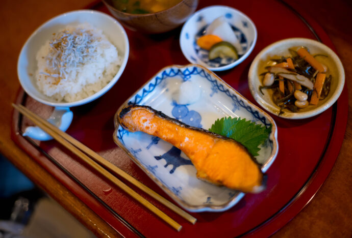 朝ごはん  鎌倉　食堂  神奈川県鎌倉市小町2-10-10  鰺の開き（大）定食  焼き鮭定食  最高 絶品 丁寧 癒し　早朝から行列  旨し 
（株）富屋酒店 かぶしきがいしゃ とみやさけてん カブシキガイシャ　トミヤサケテン TOMIYA SAKETEN 　愛知県名古屋市瑞穂区上坂町1-41-2　地酒屋　豊盃　HOUHAI ほうはい　ホーハイ　三浦酒造  MIURASHUZO日高見　ひたかみ　ヒタカミ HITAKAMI  平孝酒造　HIRAKOSHUZO 天の戸 アマノト　あまのと　AMANOTO　浅舞酒造ASAMAISHUZO　飛露喜 HIROKISHUZOHONTEN　廣木酒造本店　HIROK　大那 DAINA　ダイナ　だいな　菊の里酒造　KIKUNOSATOSHUZO　旭興　KYOKUKO　きょくこう　キョクコウ　渡邉酒造　WATANABESHUZO　仙禽 SENKIN　せんきん　センキン（株）せんきん SENKIN鶴齢　カクレイ　かくれい KAKUREI　青木酒造　AOKISHUZO謙信 ケンシン　けんしん KENSHIN池田屋酒造 IKEDAYASHUZO 白岳仙 HAKUGAKUSEN　ハクガクセン　はくがくせん　安本酒造 YASUMOTOSHUZO 群馬泉 グンマイズミ　ぐんまいずみ 島岡酒造 SHIMAOKASHUZO  喜久醉 きくよい キクヨイKIKUYOI 青島酒造 AOSHIMASHUZO 長珍 ちょうちん　チョウチン長珍酒造CHOCHINSHUZO　みねたからみりん　峯寳 味醂　一子相伝 ミネタカラ　いっしそうでん　イッシソウデン　小笠原味醂 OGASAWARA MIRIN

瀧自慢　たきじまん　タキジマン　瀧自慢酒造　TAKIZIMANSHUZO　田光　TABIKA 早川酒造  HAYAKAWASHUZO　作　ZAKU ざく ザク 清水清三郎商店 SHIMIZUSEIZABUROSHOTEN  篠峯　櫛羅　しのみね　シノミネ　くじら　クジラ　千代酒造　CHIYOSHUZO　雑賀　さいか　サイカ　九重雑賀  KOKONOESAIKA　紀土　鶴梅　無量山　きっど　キッド　KID 　ツルウメ　つるうめ　TURUUME　ムリョウザン　むりょうざん　MURYOZAN　平和酒造　HEIWASHUZO　蒼空　そうくう　ソウクウ　SÔKÛ　藤岡酒造　HUJIOKASHUZO 　宝剣　HOUKEN  宝剣酒造　ほうけんしゅぞう　ホウケンシュゾウ　HOKENSHUZO　清酒竹鶴　小笹屋竹鶴　せいしゅたけつる　セイシュタケツル　おささやたけつる　オササヤタケツル　竹鶴酒造　TAKETURUSHUZO
石鎚　いしづち　イシヅチ　石鎚酒造　ISHIDUCHISHUZO　土佐しらぎく　とさしらぎく　トサシラギク　仙頭酒造場　せんとうしゅぞうじょう　SENDOSHUZOZYO
　
 ブルゴーニュワイン　BOURGOGNE  ボルドーワイン　BORDEAUXカリフォルニアワイン CALIFORNIA  シャンパーニュ  SHAMPAGNEアルザスワイン ALSACE ドイツワイン WEIN GERMAN WINE 専門店　ライカM11　ズミルックス50　レンズ　代表　上田豊二　　きき酒師　焼酎アドバイザー　シャンパーニュシュヴァリエ　堀田駅より徒歩10分　熱田神宮駅より徒歩10分
市バス　牛巻より徒歩３分　地下鉄堀田駅より徒歩１５分　名古屋高速堀田出口より車で２分　牛巻交差点より徒歩５分　レトロ街並み　瓦屋根　裏道　大通りより二本入る　CLASSIC CARクラッシックカー CLASSIC BIKE　クラッシックバイク INTERIA　インテリア　　FASHION　ファッション　MUSIC　音楽　LOVE　SAKE SHOP　酒屋
センス　クリエイト　おたく　　MANIAマニア MOVIE　映画　CINEMA シネマ　2024年春オープン予定 いいねタウン瑞穂 iiNE マルシェ内　グランクレア瑞穂 いいねタウン瑞穂  愛知県名古屋市瑞穂区宝田町四丁目2番、3番2　春敲町三丁目23番1（地番） 魚太郎　UOTARO MIZUHO うおたろう　ウオタロウ　なごやみずほてん　ナゴヤミズホテン　 名古屋瑞穂店  車で1分　徒歩5分　丸明 瑞穂店  MARUAKI MIZUHO　マルアキ ミズホテン　まるあき みずほてん　 徒歩10分　車3分　焼肉 美奈登  ヤキニクミナト　やきにくみなと YAKINIKU MINATO 車で2分　徒歩10分  どての品川　DOTENO SHINAGAWA　ドテノシナガワ　どてのしながわ　車で30秒　徒歩1分昇福亭　SHOHUKUTEI しょうふくてい　ショウフクテイ 街中華　マニア　大盛り　個性派  車で5分　徒歩15分  名店 近くにたくさんあり　堀田バンザイ　牛巻バンザイ　名古屋のへそ

