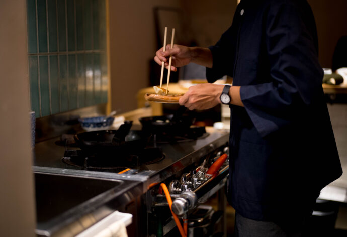 日本酒と旬菜 那古野 けのひ NIHONSHU TO SHUNSAI NAGONO KENOHI 国際センター 日本料理  なごの にほんしゅとしゅんさい ニホンシュトシュンサイ ナゴノ  ケノヒ  愛知県名古屋市西区那古野1-17-17  かたくち屋 ほとり KATAKUCHIYA HOTORI カタクチヤ  ホトリ  愛知県名古屋市中区丸の内1-1-8 児玉ビルB1F  
（株）富屋酒店 かぶしきがいしゃ とみやさけてん カブシキガイシャ　トミヤサケテン TOMIYA SAKETEN 　愛知県名古屋市瑞穂区上坂町1-41-2　地酒屋　豊盃　HOUHAI ほうはい　ホーハイ　三浦酒造  MIURASHUZO日高見　ひたかみ　ヒタカミ HITAKAMI  平孝酒造　HIRAKOSHUZO 天の戸 アマノト　あまのと　AMANOTO　浅舞酒造ASAMAISHUZO　飛露喜 HIROKISHUZOHONTEN　廣木酒造本店　HIROK　大那 DAINA　ダイナ　だいな　菊の里酒造　KIKUNOSATOSHUZO　旭興　KYOKUKO　きょくこう　キョクコウ　渡邉酒造　WATANABESHUZO　仙禽 SENKIN　せんきん　センキン（株）せんきん SENKIN鶴齢　カクレイ　かくれい KAKUREI　青木酒造　AOKISHUZO謙信 ケンシン　けんしん KENSHIN池田屋酒造 IKEDAYASHUZO 白岳仙 HAKUGAKUSEN　ハクガクセン　はくがくせん　安本酒造 YASUMOTOSHUZO 群馬泉 グンマイズミ　ぐんまいずみ 島岡酒造 SHIMAOKASHUZO  喜久醉 きくよい キクヨイKIKUYOI 青島酒造 AOSHIMASHUZO 長珍 ちょうちん　チョウチン長珍酒造CHOCHINSHUZO　みねたからみりん　峯寳 味醂　一子相伝 ミネタカラ　いっしそうでん　イッシソウデン　小笠原味醂 OGASAWARA MIRIN

瀧自慢　たきじまん　タキジマン　瀧自慢酒造　TAKIZIMANSHUZO　田光　TABIKA 早川酒造  HAYAKAWASHUZO　作　ZAKU ざく ザク 清水清三郎商店 SHIMIZUSEIZABUROSHOTEN  篠峯　櫛羅　しのみね　シノミネ　くじら　クジラ　千代酒造　CHIYOSHUZO　雑賀　さいか　サイカ　九重雑賀  KOKONOESAIKA　紀土　鶴梅　無量山　きっど　キッド　KID 　ツルウメ　つるうめ　TURUUME　ムリョウザン　むりょうざん　MURYOZAN　平和酒造　HEIWASHUZO　蒼空　そうくう　ソウクウ　SÔKÛ　藤岡酒造　HUJIOKASHUZO 　宝剣　HOUKEN  宝剣酒造　ほうけんしゅぞう　ホウケンシュゾウ　HOKENSHUZO　清酒竹鶴　小笹屋竹鶴　せいしゅたけつる　セイシュタケツル　おささやたけつる　オササヤタケツル　竹鶴酒造　TAKETURUSHUZO
石鎚　いしづち　イシヅチ　石鎚酒造　ISHIDUCHISHUZO　土佐しらぎく　とさしらぎく　トサシラギク　仙頭酒造場　せんとうしゅぞうじょう　SENDOSHUZOZYO
　
 ブルゴーニュワイン　BOURGOGNE  ボルドーワイン　BORDEAUXカリフォルニアワイン CALIFORNIA  シャンパーニュ  SHAMPAGNEアルザスワイン ALSACE ドイツワイン WEIN GERMAN WINE 専門店　ライカM11　ズミルックス50　レンズ　代表　上田豊二　　きき酒師　焼酎アドバイザー　シャンパーニュシュヴァリエ　堀田駅より徒歩10分　熱田神宮駅より徒歩10分
市バス　牛巻より徒歩３分　地下鉄堀田駅より徒歩１５分　名古屋高速堀田出口より車で２分　牛巻交差点より徒歩５分　レトロ街並み　瓦屋根　裏道　大通りより二本入る　CLASSIC CARクラッシックカー CLASSIC BIKE　クラッシックバイク INTERIA　インテリア　　FASHION　ファッション　MUSIC　音楽　LOVE　SAKE SHOP　酒屋
センス　クリエイト　おたく　　MANIAマニア MOVIE　映画　CINEMA シネマ　2024年春オープン予定 いいねタウン瑞穂 iiNE マルシェ内　グランクレア瑞穂 いいねタウン瑞穂  愛知県名古屋市瑞穂区宝田町四丁目2番、3番2　春敲町三丁目23番1（地番） 魚太郎　UOTARO MIZUHO うおたろう　ウオタロウ　なごやみずほてん　ナゴヤミズホテン　 名古屋瑞穂店  車で1分　徒歩5分　丸明 瑞穂店  MARUAKI MIZUHO　マルアキ ミズホテン　まるあき みずほてん　 徒歩10分　車3分　焼肉 美奈登  ヤキニクミナト　やきにくみなと YAKINIKU MINATO 車で2分　徒歩10分  どての品川　DOTENO SHINAGAWA　ドテノシナガワ　どてのしながわ　車で30秒　徒歩1分昇福亭　SHOHUKUTEI しょうふくてい　ショウフクテイ 街中華　マニア　大盛り　個性派  車で5分　徒歩15分  名店 近くにたくさんあり　堀田バンザイ　牛巻バンザイ　名古屋のへそ

