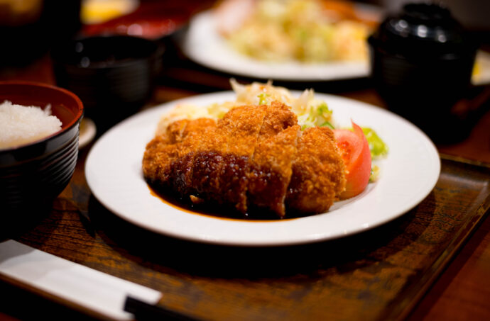 なるみ ナルミ NARUMI 喫茶店 定食屋 ンバーグ 食堂  愛知県名古屋市緑区潮見が丘1-5  とんかつ定食 粗挽きビーフハンバーグ定食  
（株）富屋酒店 かぶしきがいしゃ とみやさけてん カブシキガイシャ　トミヤサケテン TOMIYA SAKETEN 　愛知県名古屋市瑞穂区上坂町1-41-2　地酒屋　豊盃　HOUHAI ほうはい　ホーハイ　三浦酒造  MIURASHUZO日高見　ひたかみ　ヒタカミ HITAKAMI  平孝酒造　HIRAKOSHUZO 天の戸 アマノト　あまのと　AMANOTO　浅舞酒造ASAMAISHUZO　飛露喜 HIROKISHUZOHONTEN　廣木酒造本店　HIROK　大那 DAINA　ダイナ　だいな　菊の里酒造　KIKUNOSATOSHUZO　旭興　KYOKUKO　きょくこう　キョクコウ　渡邉酒造　WATANABESHUZO　仙禽 SENKIN　せんきん　センキン（株）せんきん SENKIN鶴齢　カクレイ　かくれい KAKUREI　青木酒造　AOKISHUZO謙信 ケンシン　けんしん KENSHIN池田屋酒造 IKEDAYASHUZO 白岳仙 HAKUGAKUSEN　ハクガクセン　はくがくせん　安本酒造 YASUMOTOSHUZO 群馬泉 グンマイズミ　ぐんまいずみ 島岡酒造 SHIMAOKASHUZO  喜久醉 きくよい キクヨイKIKUYOI 青島酒造 AOSHIMASHUZO 長珍 ちょうちん　チョウチン長珍酒造CHOCHINSHUZO　みねたからみりん　峯寳 味醂　一子相伝 ミネタカラ　いっしそうでん　イッシソウデン　小笠原味醂 OGASAWARA MIRIN

瀧自慢　たきじまん　タキジマン　瀧自慢酒造　TAKIZIMANSHUZO　田光　TABIKA 早川酒造  HAYAKAWASHUZO　作　ZAKU ざく ザク 清水清三郎商店 SHIMIZUSEIZABUROSHOTEN  篠峯　櫛羅　しのみね　シノミネ　くじら　クジラ　千代酒造　CHIYOSHUZO　雑賀　さいか　サイカ　九重雑賀  KOKONOESAIKA　紀土　鶴梅　無量山　きっど　キッド　KID 　ツルウメ　つるうめ　TURUUME　ムリョウザン　むりょうざん　MURYOZAN　平和酒造　HEIWASHUZO　蒼空　そうくう　ソウクウ　SÔKÛ　藤岡酒造　HUJIOKASHUZO 　宝剣　HOUKEN  宝剣酒造　ほうけんしゅぞう　ホウケンシュゾウ　HOKENSHUZO　清酒竹鶴　小笹屋竹鶴　せいしゅたけつる　セイシュタケツル　おささやたけつる　オササヤタケツル　竹鶴酒造　TAKETURUSHUZO
石鎚　いしづち　イシヅチ　石鎚酒造　ISHIDUCHISHUZO　土佐しらぎく　とさしらぎく　トサシラギク　仙頭酒造場　せんとうしゅぞうじょう　SENDOSHUZOZYO
　
 ブルゴーニュワイン　BOURGOGNE  ボルドーワイン　BORDEAUXカリフォルニアワイン CALIFORNIA  シャンパーニュ  SHAMPAGNEアルザスワイン ALSACE ドイツワイン WEIN GERMAN WINE 専門店　ライカM11　ズミルックス50　レンズ　代表　上田豊二　　きき酒師　焼酎アドバイザー　シャンパーニュシュヴァリエ　堀田駅より徒歩10分　熱田神宮駅より徒歩10分
市バス　牛巻より徒歩３分　地下鉄堀田駅より徒歩１５分　名古屋高速堀田出口より車で２分　牛巻交差点より徒歩５分　レトロ街並み　瓦屋根　裏道　大通りより二本入る　CLASSIC CARクラッシックカー CLASSIC BIKE　クラッシックバイク INTERIA　インテリア　　FASHION　ファッション　MUSIC　音楽　LOVE　SAKE SHOP　酒屋
センス　クリエイト　おたく　　MANIAマニア MOVIE　映画　CINEMA シネマ　2024年春オープン予定 いいねタウン瑞穂 iiNE マルシェ内　グランクレア瑞穂 いいねタウン瑞穂  愛知県名古屋市瑞穂区宝田町四丁目2番、3番2　春敲町三丁目23番1（地番） 魚太郎　UOTARO MIZUHO うおたろう　ウオタロウ　なごやみずほてん　ナゴヤミズホテン　 名古屋瑞穂店  車で1分　徒歩5分　丸明 瑞穂店  MARUAKI MIZUHO　マルアキ ミズホテン　まるあき みずほてん　 徒歩10分　車3分　焼肉 美奈登  ヤキニクミナト　やきにくみなと YAKINIKU MINATO 車で2分　徒歩10分  どての品川　DOTENO SHINAGAWA　ドテノシナガワ　どてのしながわ　車で30秒　徒歩1分昇福亭　SHOHUKUTEI しょうふくてい　ショウフクテイ 街中華　マニア　大盛り　個性派  車で5分　徒歩15分  名店 近くにたくさんあり　堀田バンザイ　牛巻バンザイ　名古屋のへそ

