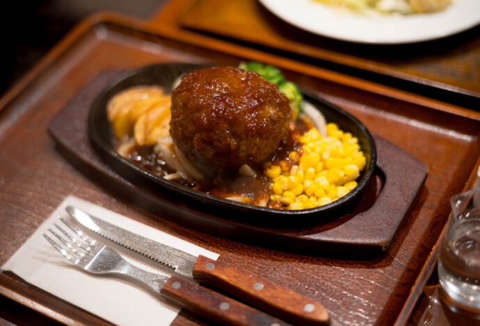 なるみ ナルミ NARUMI 喫茶店 定食屋 ンバーグ 食堂  愛知県名古屋市緑区潮見が丘1-5  とんかつ定食 粗挽きビーフハンバーグ定食  
（株）富屋酒店 かぶしきがいしゃ とみやさけてん カブシキガイシャ　トミヤサケテン TOMIYA SAKETEN 　愛知県名古屋市瑞穂区上坂町1-41-2　地酒屋　豊盃　HOUHAI ほうはい　ホーハイ　三浦酒造  MIURASHUZO日高見　ひたかみ　ヒタカミ HITAKAMI  平孝酒造　HIRAKOSHUZO 天の戸 アマノト　あまのと　AMANOTO　浅舞酒造ASAMAISHUZO　飛露喜 HIROKISHUZOHONTEN　廣木酒造本店　HIROK　大那 DAINA　ダイナ　だいな　菊の里酒造　KIKUNOSATOSHUZO　旭興　KYOKUKO　きょくこう　キョクコウ　渡邉酒造　WATANABESHUZO　仙禽 SENKIN　せんきん　センキン（株）せんきん SENKIN鶴齢　カクレイ　かくれい KAKUREI　青木酒造　AOKISHUZO謙信 ケンシン　けんしん KENSHIN池田屋酒造 IKEDAYASHUZO 白岳仙 HAKUGAKUSEN　ハクガクセン　はくがくせん　安本酒造 YASUMOTOSHUZO 群馬泉 グンマイズミ　ぐんまいずみ 島岡酒造 SHIMAOKASHUZO  喜久醉 きくよい キクヨイKIKUYOI 青島酒造 AOSHIMASHUZO 長珍 ちょうちん　チョウチン長珍酒造CHOCHINSHUZO　みねたからみりん　峯寳 味醂　一子相伝 ミネタカラ　いっしそうでん　イッシソウデン　小笠原味醂 OGASAWARA MIRIN

瀧自慢　たきじまん　タキジマン　瀧自慢酒造　TAKIZIMANSHUZO　田光　TABIKA 早川酒造  HAYAKAWASHUZO　作　ZAKU ざく ザク 清水清三郎商店 SHIMIZUSEIZABUROSHOTEN  篠峯　櫛羅　しのみね　シノミネ　くじら　クジラ　千代酒造　CHIYOSHUZO　雑賀　さいか　サイカ　九重雑賀  KOKONOESAIKA　紀土　鶴梅　無量山　きっど　キッド　KID 　ツルウメ　つるうめ　TURUUME　ムリョウザン　むりょうざん　MURYOZAN　平和酒造　HEIWASHUZO　蒼空　そうくう　ソウクウ　SÔKÛ　藤岡酒造　HUJIOKASHUZO 　宝剣　HOUKEN  宝剣酒造　ほうけんしゅぞう　ホウケンシュゾウ　HOKENSHUZO　清酒竹鶴　小笹屋竹鶴　せいしゅたけつる　セイシュタケツル　おささやたけつる　オササヤタケツル　竹鶴酒造　TAKETURUSHUZO
石鎚　いしづち　イシヅチ　石鎚酒造　ISHIDUCHISHUZO　土佐しらぎく　とさしらぎく　トサシラギク　仙頭酒造場　せんとうしゅぞうじょう　SENDOSHUZOZYO
　
 ブルゴーニュワイン　BOURGOGNE  ボルドーワイン　BORDEAUXカリフォルニアワイン CALIFORNIA  シャンパーニュ  SHAMPAGNEアルザスワイン ALSACE ドイツワイン WEIN GERMAN WINE 専門店　ライカM11　ズミルックス50　レンズ　代表　上田豊二　　きき酒師　焼酎アドバイザー　シャンパーニュシュヴァリエ　堀田駅より徒歩10分　熱田神宮駅より徒歩10分
市バス　牛巻より徒歩３分　地下鉄堀田駅より徒歩１５分　名古屋高速堀田出口より車で２分　牛巻交差点より徒歩５分　レトロ街並み　瓦屋根　裏道　大通りより二本入る　CLASSIC CARクラッシックカー CLASSIC BIKE　クラッシックバイク INTERIA　インテリア　　FASHION　ファッション　MUSIC　音楽　LOVE　SAKE SHOP　酒屋
センス　クリエイト　おたく　　MANIAマニア MOVIE　映画　CINEMA シネマ　2024年春オープン予定 いいねタウン瑞穂 iiNE マルシェ内　グランクレア瑞穂 いいねタウン瑞穂  愛知県名古屋市瑞穂区宝田町四丁目2番、3番2　春敲町三丁目23番1（地番） 魚太郎　UOTARO MIZUHO うおたろう　ウオタロウ　なごやみずほてん　ナゴヤミズホテン　 名古屋瑞穂店  車で1分　徒歩5分　丸明 瑞穂店  MARUAKI MIZUHO　マルアキ ミズホテン　まるあき みずほてん　 徒歩10分　車3分　焼肉 美奈登  ヤキニクミナト　やきにくみなと YAKINIKU MINATO 車で2分　徒歩10分  どての品川　DOTENO SHINAGAWA　ドテノシナガワ　どてのしながわ　車で30秒　徒歩1分昇福亭　SHOHUKUTEI しょうふくてい　ショウフクテイ 街中華　マニア　大盛り　個性派  車で5分　徒歩15分  名店 近くにたくさんあり　堀田バンザイ　牛巻バンザイ　名古屋のへそ

