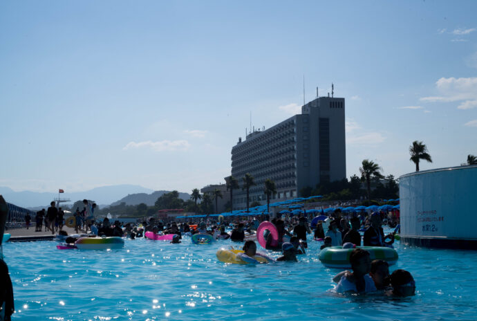 大磯ロングビーチ OISO LONGBEACH  オオイソ ロングビーチ  おおいそ ろんぐびーち 大磯プリンスホテル  神奈川県中郡大磯町国府本郷546 一周500ｍの流れるプール　ビーチパラソル 飛び込み台  最高  絶景  134号線沿い  ウォーターパーク  
（株）富屋酒店 かぶしきがいしゃ とみやさけてん カブシキガイシャ　トミヤサケテン TOMIYA SAKETEN 　愛知県名古屋市瑞穂区上坂町1-41-2　地酒屋　豊盃　HOUHAI ほうはい　ホーハイ　三浦酒造  MIURASHUZO日高見　ひたかみ　ヒタカミ HITAKAMI  平孝酒造　HIRAKOSHUZO 天の戸 アマノト　あまのと　AMANOTO　浅舞酒造ASAMAISHUZO　飛露喜 HIROKISHUZOHONTEN　廣木酒造本店　HIROK　大那 DAINA　ダイナ　だいな　菊の里酒造　KIKUNOSATOSHUZO　旭興　KYOKUKO　きょくこう　キョクコウ　渡邉酒造　WATANABESHUZO　仙禽 SENKIN　せんきん　センキン（株）せんきん SENKIN鶴齢　カクレイ　かくれい KAKUREI　青木酒造　AOKISHUZO謙信 ケンシン　けんしん KENSHIN池田屋酒造 IKEDAYASHUZO 白岳仙 HAKUGAKUSEN　ハクガクセン　はくがくせん　安本酒造 YASUMOTOSHUZO 群馬泉 グンマイズミ　ぐんまいずみ 島岡酒造 SHIMAOKASHUZO  喜久醉 きくよい キクヨイKIKUYOI 青島酒造 AOSHIMASHUZO 長珍 ちょうちん　チョウチン長珍酒造CHOCHINSHUZO　みねたからみりん　峯寳 味醂　一子相伝 ミネタカラ　いっしそうでん　イッシソウデン　小笠原味醂 OGASAWARA MIRIN

瀧自慢　たきじまん　タキジマン　瀧自慢酒造　TAKIZIMANSHUZO　田光　TABIKA 早川酒造  HAYAKAWASHUZO　作　ZAKU ざく ザク 清水清三郎商店 SHIMIZUSEIZABUROSHOTEN  篠峯　櫛羅　しのみね　シノミネ　くじら　クジラ　千代酒造　CHIYOSHUZO　雑賀　さいか　サイカ　九重雑賀  KOKONOESAIKA　紀土　鶴梅　無量山　きっど　キッド　KID 　ツルウメ　つるうめ　TURUUME　ムリョウザン　むりょうざん　MURYOZAN　平和酒造　HEIWASHUZO　蒼空　そうくう　ソウクウ　SÔKÛ　藤岡酒造　HUJIOKASHUZO 　宝剣　HOUKEN  宝剣酒造　ほうけんしゅぞう　ホウケンシュゾウ　HOKENSHUZO　清酒竹鶴　小笹屋竹鶴　せいしゅたけつる　セイシュタケツル　おささやたけつる　オササヤタケツル　竹鶴酒造　TAKETURUSHUZO
石鎚　いしづち　イシヅチ　石鎚酒造　ISHIDUCHISHUZO　土佐しらぎく　とさしらぎく　トサシラギク　仙頭酒造場　せんとうしゅぞうじょう　SENDOSHUZOZYO
　
 ブルゴーニュワイン　BOURGOGNE  ボルドーワイン　BORDEAUXカリフォルニアワイン CALIFORNIA  シャンパーニュ  SHAMPAGNEアルザスワイン ALSACE ドイツワイン WEIN GERMAN WINE 専門店　ライカM11　ズミルックス50　レンズ　代表　上田豊二　　きき酒師　焼酎アドバイザー　シャンパーニュシュヴァリエ　堀田駅より徒歩10分　熱田神宮駅より徒歩10分
市バス　牛巻より徒歩３分　地下鉄堀田駅より徒歩１５分　名古屋高速堀田出口より車で２分　牛巻交差点より徒歩５分　レトロ街並み　瓦屋根　裏道　大通りより二本入る　CLASSIC CARクラッシックカー CLASSIC BIKE　クラッシックバイク INTERIA　インテリア　　FASHION　ファッション　MUSIC　音楽　LOVE　SAKE SHOP　酒屋
センス　クリエイト　おたく　　MANIAマニア MOVIE　映画　CINEMA シネマ　2024年春オープン予定 いいねタウン瑞穂 iiNE マルシェ内　グランクレア瑞穂 いいねタウン瑞穂  愛知県名古屋市瑞穂区宝田町四丁目2番、3番2　春敲町三丁目23番1（地番） 魚太郎　UOTARO MIZUHO うおたろう　ウオタロウ　なごやみずほてん　ナゴヤミズホテン　 名古屋瑞穂店  車で1分　徒歩5分　丸明 瑞穂店  MARUAKI MIZUHO　マルアキ ミズホテン　まるあき みずほてん　 徒歩10分　車3分　焼肉 美奈登  ヤキニクミナト　やきにくみなと YAKINIKU MINATO 車で2分　徒歩10分  どての品川　DOTENO SHINAGAWA　ドテノシナガワ　どてのしながわ　車で30秒　徒歩1分昇福亭　SHOHUKUTEI しょうふくてい　ショウフクテイ 街中華　マニア　大盛り　個性派  車で5分　徒歩15分  名店 近くにたくさんあり　堀田バンザイ　牛巻バンザイ　名古屋のへそ

