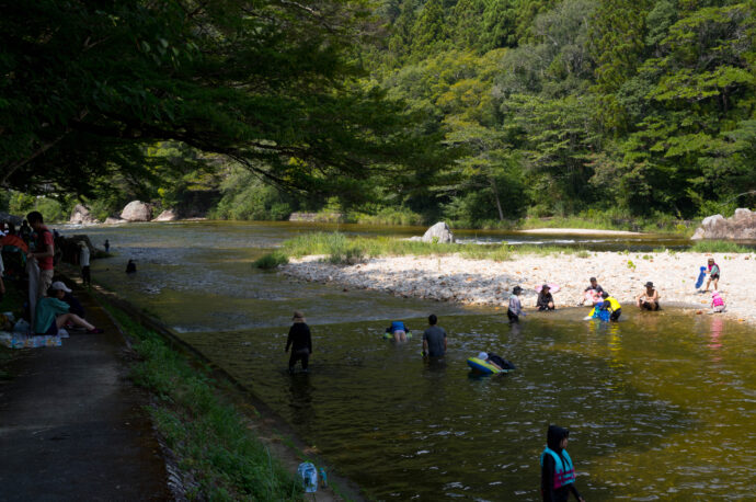 湯谷園地　ゆやえんち　ユヤエンチ  愛知県新城市能登上ノ段　長年の避暑地  激冷たい  最高 端からJUMP  岩場からJUMP  愛知の穴場  （株）富屋酒店 かぶしきがいしゃ とみやさけてん カブシキガイシャ　トミヤサケテン TOMIYA SAKETEN 　愛知県名古屋市瑞穂区上坂町1-41-2　地酒屋　豊盃　HOUHAI ほうはい　ホーハイ　三浦酒造  MIURASHUZO日高見　ひたかみ　ヒタカミ HITAKAMI  平孝酒造　HIRAKOSHUZO 天の戸 アマノト　あまのと　AMANOTO　浅舞酒造 ASAMAISHUZO　飛露喜 HIROKISHUZOHONTEN　廣木酒造本店　HIROK　大那 DAINA　ダイナ　だいな　菊の里酒造　KIKUNOSATOSHUZO　旭興　KYOKUKO　きょくこう　キョクコウ　渡邉酒造　WATANABESHUZO　仙禽 SENKIN　せんきん　センキン（株）せんきん SENKIN鶴齢　カクレイ　かくれい KAKUREI　青木酒造　AOKISHUZO謙信 ケンシン　けんしん KENSHIN池田屋酒造 IKEDAYASHUZO 白岳仙 HAKUGAKUSEN　ハクガクセン　はくがくせん　安本酒造 YASUMOTOSHUZO 群馬泉 グンマイズミ　ぐんまいずみ 島岡酒造 SHIMAOKASHUZO  喜久醉 きくよい キクヨイKIKUYOI 青島酒造 AOSHIMASHUZO 長珍 ちょうちん　チョウチン長珍酒造CHOCHINSHUZO　みねたからみりん　峯寳 味醂　一子相伝 ミネタカラ　いっしそうでん　イッシソウデン　小笠原味醂 OGASAWARA MIRIN

瀧自慢　たきじまん　タキジマン　瀧自慢酒造　TAKIZIMANSHUZO　田光　TABIKA 早川酒造  HAYAKAWASHUZO　作　ZAKU ざく ザク 清水清三郎商店 SHIMIZUSEIZABUROSHOTEN  篠峯　櫛羅　しのみね　シノミネ　くじら　クジラ　千代酒造　CHIYOSHUZO　雑賀　さいか　サイカ　九重雑賀  KOKONOESAIKA　紀土　鶴梅　無量山　きっど　キッド　KID 　ツルウメ　つるうめ　TURUUME　ムリョウザン　むりょうざん　MURYOZAN　平和酒造　HEIWASHUZO　蒼空　そうくう　ソウクウ　SÔKÛ　藤岡酒造　HUJIOKASHUZO 　宝剣　HOUKEN  宝剣酒造　ほうけんしゅぞう　ホウケンシュゾウ　HOKENSHUZO　清酒竹鶴　小笹屋竹鶴　せいしゅたけつる　セイシュタケツル　おささやたけつる　オササヤタケツル　竹鶴酒造　TAKETURUSHUZO
石鎚　いしづち　イシヅチ　石鎚酒造　ISHIDUCHISHUZO　土佐しらぎく　とさしらぎく　トサシラギク　仙頭酒造場　せんとうしゅぞうじょう　SENDOSHUZOZYO　アルガブランカ　ARUGABURANKA勝沼醸造　KATUNUMAJÔZÔ　ドメーヌソガ　ソガ・ペール・エ・フィス SOGA PELE ET FIS　オブセワイナリー　OBUSEWINERY　ドメーヌタカヒコ　DOMAINE TAKAHIKO　クリサワブラン　KURISAWA BLANC　ナカザワワイナリー　NAKAZAWA WINERY　さつま寿　SATUMA KOTOBUKI 　尾込商店 OGOME SHOTEN  蔵の師魂 KURANOSHIKON  小正醸造　KOMASA ＪÔＺÔ　天狗櫻 TENGUSAKURA  白石酒蔵　SHIRAISHISHUZO  しま千両 SHIMASENRYO　高崎酒蔵  TAKASAKISHUZO  杜氏潤平　TOJIJUNPEI  小玉醸造  KODAMAJOZO  赤鹿毛　青鹿毛  AKAKAGE   AOKAGE　柳田酒蔵  YANAGIDASHUZO　舞香　MAIKA　泰明　TAIMEI　藤居醸造　HUZIIJÔＺÔ　池の露　特酎天草　IKENOTUYU  TOKUCHU  AMAKUSA　壱乃醸　飛乃流　朝日　ICHINOJO  HINORYU　ASAHI　朝日酒造　ASAHISHUZO　龍宮　RYUGU 富田酒造場　TOMITASHUZOJO　鳥飼 TORIKAI　鳥飼酒造　TORIKAISHUZO　極楽 GOIKURAKU　林酒造場 HAYASHISHUZOJO　屋久の島大自然林　酔麦香　YAKUNOSHIMA DAISHIZENRIN SUIBASKUKA　本坊酒造　HONBOSHUZO
金峰　金峰荒蘆過  KINPO　KINPOARAROKA　宇都酒造　UTOSHUZO　北谷長老　CHYATANCHÔＲÔ　北谷酒造　CHYATANSHUZO　山原くいな　YAMBARUKUINA　やんばる酒造　YAMBARUSHUZO　2024年春オープン予定 いいねタウン瑞穂 iiNE マルシェ内　グランクレア瑞穂 いいねタウン瑞穂  愛知県名古屋市瑞穂区宝田町四丁目2番、3番2　春敲町三丁目23番1（地番） 魚太郎　UOTARO MIZUHO うおたろう　ウオタロウ　なごやみずほてん　ナゴヤミズホテン　 名古屋瑞穂店  車で1分　徒歩5分　丸明 瑞穂店  MARUAKI MIZUHO　マルアキ ミズホテン　まるあき みずほてん　 徒歩10分　車3分　焼肉 美奈登  ヤキニクミナト　やきにくみなと YAKINIKU MINATO 車で2分　徒歩10分  どての品川　DOTENO SHINAGAWA　ドテノシナガワ　どてのしながわ　車で30秒　徒歩1分昇福亭　SHOHUKUTEI しょうふくてい　ショウフクテイ 街中華　マニア　大盛り　個性派  車で5分　徒歩15分  名店 近くにたくさんあり　堀田バンザイ　牛巻バンザイ　名古屋のへそ

