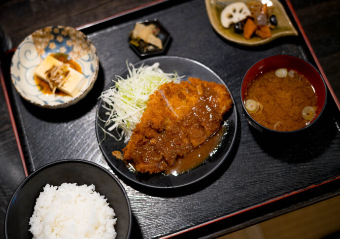 みそかつ えごま MISOKATSU EGOMA ミソカツ エゴマ みそかつ定食 激うま 名古屋定番  金山 定食屋  
（株）富屋酒店 かぶしきがいしゃ とみやさけてん カブシキガイシャ　トミヤサケテン TOMIYA SAKETEN 　愛知県名古屋市瑞穂区上坂町1-41-2　地酒屋　豊盃　HOUHAI ほうはい　ホーハイ　三浦酒造  MIURASHUZO日高見　ひたかみ　ヒタカミ HITAKAMI  平孝酒造　HIRAKOSHUZO 天の戸 アマノト　あまのと　AMANOTO　浅舞酒造ASAMAISHUZO　飛露喜 HIROKISHUZOHONTEN　廣木酒造本店　HIROK　大那 DAINA　ダイナ　だいな　菊の里酒造　KIKUNOSATOSHUZO　旭興　KYOKUKO　きょくこう　キョクコウ　渡邉酒造　WATANABESHUZO　仙禽 SENKIN　せんきん　センキン（株）せんきん SENKIN鶴齢　カクレイ　かくれい KAKUREI　青木酒造　AOKISHUZO謙信 ケンシン　けんしん KENSHIN池田屋酒造 IKEDAYASHUZO 白岳仙 HAKUGAKUSEN　ハクガクセン　はくがくせん　安本酒造 YASUMOTOSHUZO 群馬泉 グンマイズミ　ぐんまいずみ 島岡酒造 SHIMAOKASHUZO  喜久醉 きくよい キクヨイKIKUYOI 青島酒造 AOSHIMASHUZO 長珍 ちょうちん　チョウチン長珍酒造CHOCHINSHUZO　みねたからみりん　峯寳 味醂　一子相伝 ミネタカラ　いっしそうでん　イッシソウデン　小笠原味醂 OGASAWARA MIRIN

瀧自慢　たきじまん　タキジマン　瀧自慢酒造　TAKIZIMANSHUZO　田光　TABIKA 早川酒造  HAYAKAWASHUZO　作　ZAKU ざく ザク 清水清三郎商店 SHIMIZUSEIZABUROSHOTEN  篠峯　櫛羅　しのみね　シノミネ　くじら　クジラ　千代酒造　CHIYOSHUZO　雑賀　さいか　サイカ　九重雑賀  KOKONOESAIKA　紀土　鶴梅　無量山　きっど　キッド　KID 　ツルウメ　つるうめ　TURUUME　ムリョウザン　むりょうざん　MURYOZAN　平和酒造　HEIWASHUZO　蒼空　そうくう　ソウクウ　SÔKÛ　藤岡酒造　HUJIOKASHUZO 　宝剣　HOUKEN  宝剣酒造　ほうけんしゅぞう　ホウケンシュゾウ　HOKENSHUZO　清酒竹鶴　小笹屋竹鶴　せいしゅたけつる　セイシュタケツル　おささやたけつる　オササヤタケツル　竹鶴酒造　TAKETURUSHUZO
石鎚　いしづち　イシヅチ　石鎚酒造　ISHIDUCHISHUZO　土佐しらぎく　とさしらぎく　トサシラギク　仙頭酒造場　せんとうしゅぞうじょう　SENDOSHUZOZYO
　
 ブルゴーニュワイン　BOURGOGNE  ボルドーワイン　BORDEAUXカリフォルニアワイン CALIFORNIA  シャンパーニュ  SHAMPAGNEアルザスワイン ALSACE ドイツワイン WEIN GERMAN WINE 専門店　ライカM11　ズミルックス50　レンズ　代表　上田豊二　　きき酒師　焼酎アドバイザー　シャンパーニュシュヴァリエ　堀田駅より徒歩10分　熱田神宮駅より徒歩10分
市バス　牛巻より徒歩３分　地下鉄堀田駅より徒歩１５分　名古屋高速堀田出口より車で２分　牛巻交差点より徒歩５分　レトロ街並み　瓦屋根　裏道　大通りより二本入る　CLASSIC CARクラッシックカー CLASSIC BIKE　クラッシックバイク INTERIA　インテリア　　FASHION　ファッション　MUSIC　音楽　LOVE　SAKE SHOP　酒屋
センス　クリエイト　おたく　　MANIAマニア MOVIE　映画　CINEMA シネマ　2024年春オープン予定 いいねタウン瑞穂 iiNE マルシェ内　グランクレア瑞穂 いいねタウン瑞穂  愛知県名古屋市瑞穂区宝田町四丁目2番、3番2　春敲町三丁目23番1（地番） 魚太郎　UOTARO MIZUHO うおたろう　ウオタロウ　なごやみずほてん　ナゴヤミズホテン　 名古屋瑞穂店  車で1分　徒歩5分　丸明 瑞穂店  MARUAKI MIZUHO　マルアキ ミズホテン　まるあき みずほてん　 徒歩10分　車3分　焼肉 美奈登  ヤキニクミナト　やきにくみなと YAKINIKU MINATO 車で2分　徒歩10分  どての品川　DOTENO SHINAGAWA　ドテノシナガワ　どてのしながわ　車で30秒　徒歩1分昇福亭　SHOHUKUTEI しょうふくてい　ショウフクテイ 街中華　マニア　大盛り　個性派  車で5分　徒歩15分  名店 近くにたくさんあり　堀田バンザイ　牛巻バンザイ　名古屋のへそ

