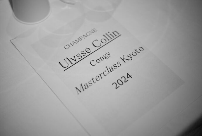 CHAMPAGNE ULYSSE COLLIN CONGY MASTERCLASS KYOTO 2024 in RESTAURANT MOTOI シャンパーニュ  ユリスコラン  マスタークラス 京都　 2024
　　CHAMPAGNE CHAMPAGNE ULYSSE COLLIN （シャンパーニュ ユリス コラン）LES PIERRIERES（レ ピエリエール） BLANC DE BLANC（ブラン ド ブラン）CHAMPAGNE  ULYSSE COLLIN （シャンパーニュ ユリス コラン）LES MAILLONS（レ マイヨン） BLANC DE NOIR（ブランド ノワール）法律を学ぶ学生時代にワインの造へと進もうと決めたオリヴィエ・コランは大手メゾンに貸与されていた家系に代々受け継がれた畑をとり戻し、2004年に自社での醸造を始めた。ワイナリーはコトー・デュ・プティ・モランのコジィ村にあり、村周辺とコトー・ド・セザンヌに8.7ｈａの畑を所有するが、すべてワインを単一区画でリリースすることはこの生産者の大きな特徴だ。シャンパーニュの生産を始めて20年で、オリヴィエは大手メゾンへのブドウの供給源としかみなされてこなかった両地域の名をシャンパーニュ市場へと知らしめた。聡明快活なオリヴィエは注意深くは畑を観察し、思想に囚われず栽培手法を採用する。醸造面では長期熟成するシャンパーニュを目指す中で、リザーヴ・ワインの比率を高め、リザーヴ・ワインへの捕酒を行い、瓶内熟成の期間を長くすることが重要だとの結論に至る。例えば2016年ベースのレ・ザンフェールはセラーでの熟成期間が48ヶ月と60ヶ月と2回に分けて出荷。少しずつ販売を延ばしており、デコルジュマンを待つボトルは2023年現在30万本を超える。
（株）富屋酒店 かぶしきがいしゃ とみやさけてん カブシキガイシャ　トミヤサケテン TOMIYA SAKETEN 　愛知県名古屋市瑞穂区上坂町1-41-2　地酒屋　豊盃　HOUHAI ほうはい　ホーハイ　三浦酒造  MIURASHUZO日高見　ひたかみ　ヒタカミ HITAKAMI  平孝酒造　HIRAKOSHUZO 天の戸 アマノト　あまのと　AMANOTO　浅舞酒造 ASAMAISHUZO　飛露喜 HIROKISHUZOHONTEN　廣木酒造本店　HIROK　大那 DAINA　ダイナ　だいな　菊の里酒造　KIKUNOSATOSHUZO　旭興　KYOKUKO　きょくこう　キョクコウ　渡邉酒造　WATANABESHUZO　仙禽 SENKIN　せんきん　センキン（株）せんきん SENKIN鶴齢　カクレイ　かくれい KAKUREI　青木酒造　AOKISHUZO謙信 ケンシン　けんしん KENSHIN池田屋酒造 IKEDAYASHUZO 白岳仙 HAKUGAKUSEN　ハクガクセン　はくがくせん　安本酒造 YASUMOTOSHUZO 群馬泉 グンマイズミ　ぐんまいずみ 島岡酒造 SHIMAOKASHUZO  喜久醉 きくよい キクヨイKIKUYOI 青島酒造 AOSHIMASHUZO 長珍 ちょうちん　チョウチン長珍酒造CHOCHINSHUZO　みねたからみりん　峯寳 味醂　一子相伝 ミネタカラ　いっしそうでん　イッシソウデン　小笠原味醂 OGASAWARA MIRIN

瀧自慢　たきじまん　タキジマン　瀧自慢酒造　TAKIZIMANSHUZO　田光　TABIKA 早川酒造  HAYAKAWASHUZO　作　ZAKU ざく ザク 清水清三郎商店 SHIMIZUSEIZABUROSHOTEN  篠峯　櫛羅　しのみね　シノミネ　くじら　クジラ　千代酒造　CHIYOSHUZO　雑賀　さいか　サイカ　九重雑賀  KOKONOESAIKA　紀土　鶴梅　無量山　きっど　キッド　KID 　ツルウメ　つるうめ　TURUUME　ムリョウザン　むりょうざん　MURYOZAN　平和酒造　HEIWASHUZO　蒼空　そうくう　ソウクウ　SÔKÛ　藤岡酒造　HUJIOKASHUZO 　宝剣　HOUKEN  宝剣酒造　ほうけんしゅぞう　ホウケンシュゾウ　HOKENSHUZO　清酒竹鶴　小笹屋竹鶴　せいしゅたけつる　セイシュタケツル　おささやたけつる　オササヤタケツル　竹鶴酒造　TAKETURUSHUZO
石鎚　いしづち　イシヅチ　石鎚酒造　ISHIDUCHISHUZO　土佐しらぎく　とさしらぎく　トサシラギク　仙頭酒造場　せんとうしゅぞうじょう　SENDOSHUZOZYO　アルガブランカ　ARUGABURANKA勝沼醸造　KATUNUMAJÔZÔ　ドメーヌソガ　ソガ・ペール・エ・フィス SOGA PELE ET FIS　オブセワイナリー　OBUSEWINERY　ドメーヌタカヒコ　DOMAINE TAKAHIKO　クリサワブラン　KURISAWA BLANC　ナカザワワイナリー　NAKAZAWA WINERY　さつま寿　SATUMA KOTOBUKI 　尾込商店 OGOME SHOTEN  蔵の師魂 KURANOSHIKON  小正醸造　KOMASA ＪÔＺÔ　天狗櫻 TENGUSAKURA  白石酒蔵　SHIRAISHISHUZO  しま千両 SHIMASENRYO　高崎酒蔵  TAKASAKISHUZO  杜氏潤平　TOJIJUNPEI  小玉醸造  KODAMAJOZO  赤鹿毛　青鹿毛  AKAKAGE   AOKAGE　柳田酒蔵  YANAGIDASHUZO　舞香　MAIKA　泰明　TAIMEI　藤居醸造　HUZIIJÔＺÔ　池の露　特酎天草　IKENOTUYU  TOKUCHU  AMAKUSA　壱乃醸　飛乃流　朝日　ICHINOJO  HINORYU　ASAHI　朝日酒造　ASAHISHUZO　龍宮　RYUGU 富田酒造場　TOMITASHUZOJO　鳥飼 TORIKAI　鳥飼酒造　TORIKAISHUZO　極楽 GOIKURAKU　林酒造場 HAYASHISHUZOJO　屋久の島大自然林　酔麦香　YAKUNOSHIMA DAISHIZENRIN SUIBASKUKA　本坊酒造　HONBOSHUZO
金峰　金峰荒蘆過  KINPO　KINPOARAROKA　宇都酒造　UTOSHUZO　北谷長老　CHYATANCHÔＲÔ　北谷酒造　CHYATANSHUZO　山原くいな　YAMBARUKUINA　やんばる酒造　YAMBARUSHUZO　2024年春オープン予定 いいねタウン瑞穂 iiNE マルシェ内　グランクレア瑞穂 いいねタウン瑞穂  愛知県名古屋市瑞穂区宝田町四丁目2番、3番2　春敲町三丁目23番1（地番） 魚太郎　UOTARO MIZUHO うおたろう　ウオタロウ　なごやみずほてん　ナゴヤミズホテン　 名古屋瑞穂店  車で1分　徒歩5分　丸明 瑞穂店  MARUAKI MIZUHO　マルアキ ミズホテン　まるあき みずほてん　 徒歩10分　車3分　焼肉 美奈登  ヤキニクミナト　やきにくみなと YAKINIKU MINATO 車で2分　徒歩10分  どての品川　DOTENO SHINAGAWA　ドテノシナガワ　どてのしながわ　車で30秒　徒歩1分昇福亭　SHOHUKUTEI しょうふくてい　ショウフクテイ 街中華　マニア　大盛り　個性派  車で5分　徒歩15分  名店 近くにたくさんあり　堀田バンザイ　牛巻バンザイ　名古屋のへそ
