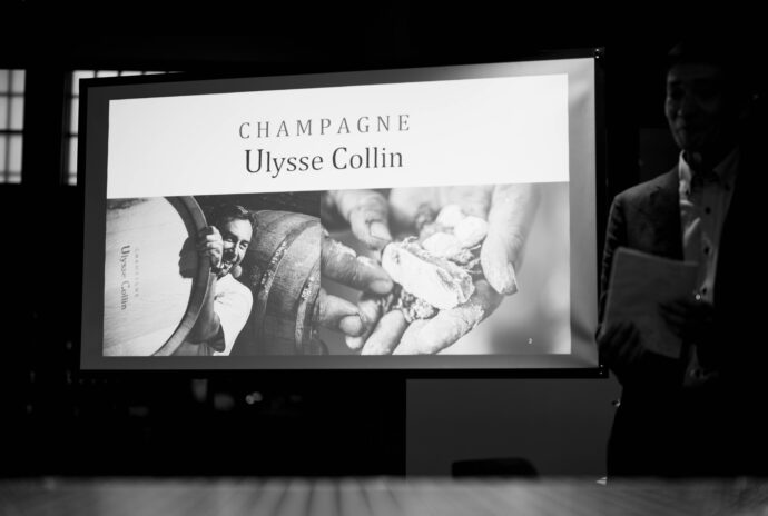 CHAMPAGNE ULYSSE COLLIN CONGY MASTERCLASS KYOTO 2024 in RESTAURANT MOTOI シャンパーニュ  ユリスコラン  マスタークラス 京都　 2024
　　CHAMPAGNE CHAMPAGNE ULYSSE COLLIN （シャンパーニュ ユリス コラン）LES PIERRIERES（レ ピエリエール） BLANC DE BLANC（ブラン ド ブラン）CHAMPAGNE  ULYSSE COLLIN （シャンパーニュ ユリス コラン）LES MAILLONS（レ マイヨン） BLANC DE NOIR（ブランド ノワール）法律を学ぶ学生時代にワインの造へと進もうと決めたオリヴィエ・コランは大手メゾンに貸与されていた家系に代々受け継がれた畑をとり戻し、2004年に自社での醸造を始めた。ワイナリーはコトー・デュ・プティ・モランのコジィ村にあり、村周辺とコトー・ド・セザンヌに8.7ｈａの畑を所有するが、すべてワインを単一区画でリリースすることはこの生産者の大きな特徴だ。シャンパーニュの生産を始めて20年で、オリヴィエは大手メゾンへのブドウの供給源としかみなされてこなかった両地域の名をシャンパーニュ市場へと知らしめた。聡明快活なオリヴィエは注意深くは畑を観察し、思想に囚われず栽培手法を採用する。醸造面では長期熟成するシャンパーニュを目指す中で、リザーヴ・ワインの比率を高め、リザーヴ・ワインへの捕酒を行い、瓶内熟成の期間を長くすることが重要だとの結論に至る。例えば2016年ベースのレ・ザンフェールはセラーでの熟成期間が48ヶ月と60ヶ月と2回に分けて出荷。少しずつ販売を延ばしており、デコルジュマンを待つボトルは2023年現在30万本を超える。
（株）富屋酒店 かぶしきがいしゃ とみやさけてん カブシキガイシャ　トミヤサケテン TOMIYA SAKETEN 　愛知県名古屋市瑞穂区上坂町1-41-2　地酒屋　豊盃　HOUHAI ほうはい　ホーハイ　三浦酒造  MIURASHUZO日高見　ひたかみ　ヒタカミ HITAKAMI  平孝酒造　HIRAKOSHUZO 天の戸 アマノト　あまのと　AMANOTO　浅舞酒造 ASAMAISHUZO　飛露喜 HIROKISHUZOHONTEN　廣木酒造本店　HIROK　大那 DAINA　ダイナ　だいな　菊の里酒造　KIKUNOSATOSHUZO　旭興　KYOKUKO　きょくこう　キョクコウ　渡邉酒造　WATANABESHUZO　仙禽 SENKIN　せんきん　センキン（株）せんきん SENKIN鶴齢　カクレイ　かくれい KAKUREI　青木酒造　AOKISHUZO謙信 ケンシン　けんしん KENSHIN池田屋酒造 IKEDAYASHUZO 白岳仙 HAKUGAKUSEN　ハクガクセン　はくがくせん　安本酒造 YASUMOTOSHUZO 群馬泉 グンマイズミ　ぐんまいずみ 島岡酒造 SHIMAOKASHUZO  喜久醉 きくよい キクヨイKIKUYOI 青島酒造 AOSHIMASHUZO 長珍 ちょうちん　チョウチン長珍酒造CHOCHINSHUZO　みねたからみりん　峯寳 味醂　一子相伝 ミネタカラ　いっしそうでん　イッシソウデン　小笠原味醂 OGASAWARA MIRIN

瀧自慢　たきじまん　タキジマン　瀧自慢酒造　TAKIZIMANSHUZO　田光　TABIKA 早川酒造  HAYAKAWASHUZO　作　ZAKU ざく ザク 清水清三郎商店 SHIMIZUSEIZABUROSHOTEN  篠峯　櫛羅　しのみね　シノミネ　くじら　クジラ　千代酒造　CHIYOSHUZO　雑賀　さいか　サイカ　九重雑賀  KOKONOESAIKA　紀土　鶴梅　無量山　きっど　キッド　KID 　ツルウメ　つるうめ　TURUUME　ムリョウザン　むりょうざん　MURYOZAN　平和酒造　HEIWASHUZO　蒼空　そうくう　ソウクウ　SÔKÛ　藤岡酒造　HUJIOKASHUZO 　宝剣　HOUKEN  宝剣酒造　ほうけんしゅぞう　ホウケンシュゾウ　HOKENSHUZO　清酒竹鶴　小笹屋竹鶴　せいしゅたけつる　セイシュタケツル　おささやたけつる　オササヤタケツル　竹鶴酒造　TAKETURUSHUZO
石鎚　いしづち　イシヅチ　石鎚酒造　ISHIDUCHISHUZO　土佐しらぎく　とさしらぎく　トサシラギク　仙頭酒造場　せんとうしゅぞうじょう　SENDOSHUZOZYO　アルガブランカ　ARUGABURANKA勝沼醸造　KATUNUMAJÔZÔ　ドメーヌソガ　ソガ・ペール・エ・フィス SOGA PELE ET FIS　オブセワイナリー　OBUSEWINERY　ドメーヌタカヒコ　DOMAINE TAKAHIKO　クリサワブラン　KURISAWA BLANC　ナカザワワイナリー　NAKAZAWA WINERY　さつま寿　SATUMA KOTOBUKI 　尾込商店 OGOME SHOTEN  蔵の師魂 KURANOSHIKON  小正醸造　KOMASA ＪÔＺÔ　天狗櫻 TENGUSAKURA  白石酒蔵　SHIRAISHISHUZO  しま千両 SHIMASENRYO　高崎酒蔵  TAKASAKISHUZO  杜氏潤平　TOJIJUNPEI  小玉醸造  KODAMAJOZO  赤鹿毛　青鹿毛  AKAKAGE   AOKAGE　柳田酒蔵  YANAGIDASHUZO　舞香　MAIKA　泰明　TAIMEI　藤居醸造　HUZIIJÔＺÔ　池の露　特酎天草　IKENOTUYU  TOKUCHU  AMAKUSA　壱乃醸　飛乃流　朝日　ICHINOJO  HINORYU　ASAHI　朝日酒造　ASAHISHUZO　龍宮　RYUGU 富田酒造場　TOMITASHUZOJO　鳥飼 TORIKAI　鳥飼酒造　TORIKAISHUZO　極楽 GOIKURAKU　林酒造場 HAYASHISHUZOJO　屋久の島大自然林　酔麦香　YAKUNOSHIMA DAISHIZENRIN SUIBASKUKA　本坊酒造　HONBOSHUZO
金峰　金峰荒蘆過  KINPO　KINPOARAROKA　宇都酒造　UTOSHUZO　北谷長老　CHYATANCHÔＲÔ　北谷酒造　CHYATANSHUZO　山原くいな　YAMBARUKUINA　やんばる酒造　YAMBARUSHUZO　2024年春オープン予定 いいねタウン瑞穂 iiNE マルシェ内　グランクレア瑞穂 いいねタウン瑞穂  愛知県名古屋市瑞穂区宝田町四丁目2番、3番2　春敲町三丁目23番1（地番） 魚太郎　UOTARO MIZUHO うおたろう　ウオタロウ　なごやみずほてん　ナゴヤミズホテン　 名古屋瑞穂店  車で1分　徒歩5分　丸明 瑞穂店  MARUAKI MIZUHO　マルアキ ミズホテン　まるあき みずほてん　 徒歩10分　車3分　焼肉 美奈登  ヤキニクミナト　やきにくみなと YAKINIKU MINATO 車で2分　徒歩10分  どての品川　DOTENO SHINAGAWA　ドテノシナガワ　どてのしながわ　車で30秒　徒歩1分昇福亭　SHOHUKUTEI しょうふくてい　ショウフクテイ 街中華　マニア　大盛り　個性派  車で5分　徒歩15分  名店 近くにたくさんあり　堀田バンザイ　牛巻バンザイ　名古屋のへそ
