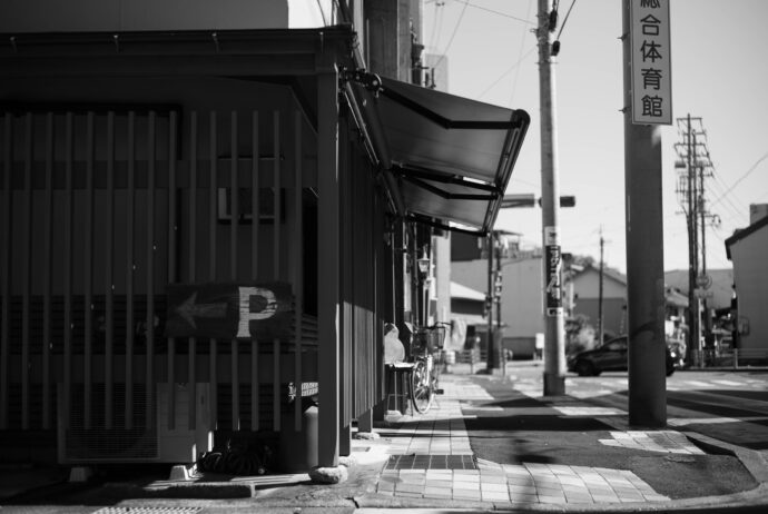 そばきり　萬屋町 　助六　ソバキリ　ヨロズチョウ スケロク よろずちょう すけろく  岐阜県関市本町8-27   きのこ蕎麦 　きのこの天麩羅  秋の限定メニュー
（株）富屋酒店 かぶしきがいしゃ とみやさけてん カブシキガイシャ　トミヤサケテン TOMIYA SAKETEN 　愛知県名古屋市瑞穂区上坂町1-41-2　地酒屋　豊盃　HOUHAI ほうはい　ホーハイ　三浦酒造  MIURASHUZO日高見　ひたかみ　ヒタカミ HITAKAMI  平孝酒造　HIRAKOSHUZO 天の戸 アマノト　あまのと　AMANOTO　浅舞酒造ASAMAISHUZO　飛露喜 HIROKISHUZOHONTEN　廣木酒造本店　HIROK　大那 DAINA　ダイナ　だいな　菊の里酒造　KIKUNOSATOSHUZO　旭興　KYOKUKO　きょくこう　キョクコウ　渡邉酒造　WATANABESHUZO　仙禽 SENKIN　せんきん　センキン（株）せんきん SENKIN鶴齢　カクレイ　かくれい KAKUREI　青木酒造　AOKISHUZO謙信 ケンシン　けんしん KENSHIN池田屋酒造 IKEDAYASHUZO 白岳仙 HAKUGAKUSEN　ハクガクセン　はくがくせん　安本酒造 YASUMOTOSHUZO 群馬泉 グンマイズミ　ぐんまいずみ 島岡酒造 SHIMAOKASHUZO  喜久醉 きくよい キクヨイKIKUYOI 青島酒造 AOSHIMASHUZO 長珍 ちょうちん　チョウチン長珍酒造CHOCHINSHUZO　みねたからみりん　峯寳 味醂　一子相伝 ミネタカラ　いっしそうでん　イッシソウデン　小笠原味醂 OGASAWARA MIRIN

瀧自慢　たきじまん　タキジマン　瀧自慢酒造　TAKIZIMANSHUZO　田光　TABIKA 早川酒造  HAYAKAWASHUZO　作　ZAKU ざく ザク 清水清三郎商店 SHIMIZUSEIZABUROSHOTEN  篠峯　櫛羅　しのみね　シノミネ　くじら　クジラ　千代酒造　CHIYOSHUZO　雑賀　さいか　サイカ　九重雑賀  KOKONOESAIKA　紀土　鶴梅　無量山　きっど　キッド　KID 　ツルウメ　つるうめ　TURUUME　ムリョウザン　むりょうざん　MURYOZAN　平和酒造　HEIWASHUZO　蒼空　そうくう　ソウクウ　SÔKÛ　藤岡酒造　HUJIOKASHUZO 　宝剣　HOUKEN  宝剣酒造　ほうけんしゅぞう　ホウケンシュゾウ　HOKENSHUZO　清酒竹鶴　小笹屋竹鶴　せいしゅたけつる　セイシュタケツル　おささやたけつる　オササヤタケツル　竹鶴酒造　TAKETURUSHUZO
石鎚　いしづち　イシヅチ　石鎚酒造　ISHIDUCHISHUZO　土佐しらぎく　とさしらぎく　トサシラギク　仙頭酒造場　せんとうしゅぞうじょう　SENDOSHUZOZYO
　
 ブルゴーニュワイン　BOURGOGNE  ボルドーワイン　BORDEAUXカリフォルニアワイン CALIFORNIA  シャンパーニュ  SHAMPAGNEアルザスワイン ALSACE ドイツワイン WEIN GERMAN WINE 専門店　ライカM11　ズミルックス50　レンズ　代表　上田豊二　　きき酒師　焼酎アドバイザー　シャンパーニュシュヴァリエ　堀田駅より徒歩10分　熱田神宮駅より徒歩10分
市バス　牛巻より徒歩３分　地下鉄堀田駅より徒歩１５分　名古屋高速堀田出口より車で２分　牛巻交差点より徒歩５分　レトロ街並み　瓦屋根　裏道　大通りより二本入る　CLASSIC CARクラッシックカー CLASSIC BIKE　クラッシックバイク INTERIA　インテリア　　FASHION　ファッション　MUSIC　音楽　LOVE　SAKE SHOP　酒屋
センス　クリエイト　おたく　　MANIAマニア MOVIE　映画　CINEMA シネマ　2024年春オープン予定 いいねタウン瑞穂 iiNE マルシェ内　グランクレア瑞穂 いいねタウン瑞穂  愛知県名古屋市瑞穂区宝田町四丁目2番、3番2　春敲町三丁目23番1（地番） 魚太郎　UOTARO MIZUHO うおたろう　ウオタロウ　なごやみずほてん　ナゴヤミズホテン　 名古屋瑞穂店  車で1分　徒歩5分　丸明 瑞穂店  MARUAKI MIZUHO　マルアキ ミズホテン　まるあき みずほてん　 徒歩10分　車3分　焼肉 美奈登  ヤキニクミナト　やきにくみなと YAKINIKU MINATO 車で2分　徒歩10分  どての品川　DOTENO SHINAGAWA　ドテノシナガワ　どてのしながわ　車で30秒　徒歩1分昇福亭　SHOHUKUTEI しょうふくてい　ショウフクテイ 街中華　マニア　大盛り　個性派  車で5分　徒歩15分  名店 近くにたくさんあり　堀田バンザイ　牛巻バンザイ　名古屋のへそ



