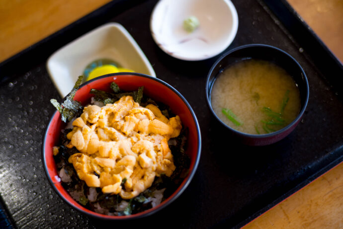 柿崎商店　海鮮工房　二階食堂　うに丼　ほっけ定食　孝彦さんおすすめ
北海道余市郡余市町黒川町7-25
ドメーヌ　タカヒコ　DOMAINE　TAKAHIKO　HOKKAIDO　WINE
北海道余市郡余市町登町1395　ナナツモリ　ピノノワール’21
ピノノワール100％　12ヶ月樽熟成（古樽85％　新樽15％）
合成樹脂タンクにて全房発酵　野生酵母　抜栓は2024年1月頃まで待って頂きたい　2024年4月頃まで待って頂きたい。　理想は4年以上の熟成してからの抜栓　ドメーヌタカヒコが所有する6.7ｈａの畑「ナナツモリ」。ビオによるピノノワールが栽培されている。2021年の余市は、ブルゴーニュ同様な積算温度を記録し、歴史の中でも最も高い積算温度を記録した。開花中からベレゾンに入るまでの雨量が非常に少なく、日照量にも恵まれたため、小粒で色調濃く、糖度も高い、高品質で記録に残るピノノワールが収穫できた年となった。2021年がグレートヴィンテージであることは間違いない。　
ナナツモリ　ブランドノワール’21　
ピノノワール100％　12ヶ月樽熟成（古樽100％）
理想的な貴腐（ボトリチス）に感染したナナツモリピノノワールを粒単位で収穫し造られたナチュラルな辛口ワイン。そのため、貴腐が発生しない年は生産量が大幅に落ち、醸造されない年もある。2021年は天候に恵まれ、収獲直前まで貴腐の発生は殆ど見られなかったが、収穫直前になり貴腐が発生したため、昨年同様にBDNの生産量が多いヴィンテージとなった。甘口またはハイアルコールになることを避けるため、発酵前に健全果汁で希釈していたが、2020年からそのまま発酵を行い、辛口でボリューム感のあるワインを目指した。
ヨイチノボリ　ソガ　パストゥグラン’21
ピノノワール100％　12ヶ月樽熟成（古樽100％）
余市を代表する赤系品種「ツヴァイ」は、力強い骨格とガメイ種の様な華やかで豊かな果実味を備え持つ。このワインは、そんなガメイ種とピノノワールを主体としたブルゴーニュのパストゥグランをイメージして醸造した。ツヴァイが持つブラックチェリー香とピノノワールが持つイチゴやキノコ、ミント、グローブの香りの絶妙なバランスを楽しんでいただきたい。

（株）富屋酒店 かぶしきがいしゃ とみやさけてん カブシキガイシャ　トミヤサケテン TOMIYA SAKETEN 　愛知県名古屋市瑞穂区上坂町1-41-2　地酒屋　豊盃　HOUHAI ほうはい　ホーハイ　三浦酒造  MIURASHUZO日高見　ひたかみ　ヒタカミ HITAKAMI  平孝酒造　HIRAKOSHUZO 天の戸 アマノト　あまのと　AMANOTO　浅舞酒造 ASAMAISHUZO　飛露喜 HIROKISHUZOHONTEN　廣木酒造本店　HIROK　大那 DAINA　ダイナ　だいな　菊の里酒造　KIKUNOSATOSHUZO　旭興　KYOKUKO　きょくこう　キョクコウ　渡邉酒造　WATANABESHUZO　仙禽 SENKIN　せんきん　センキン（株）せんきん SENKIN鶴齢　カクレイ　かくれい KAKUREI　青木酒造　AOKISHUZO謙信 ケンシン　けんしん KENSHIN池田屋酒造 IKEDAYASHUZO 白岳仙 HAKUGAKUSEN　ハクガクセン　はくがくせん　安本酒造 YASUMOTOSHUZO 群馬泉 グンマイズミ　ぐんまいずみ 島岡酒造 SHIMAOKASHUZO  喜久醉 きくよい キクヨイKIKUYOI 青島酒造 AOSHIMASHUZO 長珍 ちょうちん　チョウチン長珍酒造CHOCHINSHUZO　みねたからみりん　峯寳 味醂　一子相伝 ミネタカラ　いっしそうでん　イッシソウデン　小笠原味醂 OGASAWARA MIRIN

瀧自慢　たきじまん　タキジマン　瀧自慢酒造　TAKIZIMANSHUZO　田光　TABIKA 早川酒造  HAYAKAWASHUZO　作　ZAKU ざく ザク 清水清三郎商店 SHIMIZUSEIZABUROSHOTEN  篠峯　櫛羅　しのみね　シノミネ　くじら　クジラ　千代酒造　CHIYOSHUZO　雑賀　さいか　サイカ　九重雑賀  KOKONOESAIKA　紀土　鶴梅　無量山　きっど　キッド　KID 　ツルウメ　つるうめ　TURUUME　ムリョウザン　むりょうざん　MURYOZAN　平和酒造　HEIWASHUZO　蒼空　そうくう　ソウクウ　SÔKÛ　藤岡酒造　HUJIOKASHUZO 　宝剣　HOUKEN  宝剣酒造　ほうけんしゅぞう　ホウケンシュゾウ　HOKENSHUZO　清酒竹鶴　小笹屋竹鶴　せいしゅたけつる　セイシュタケツル　おささやたけつる　オササヤタケツル　竹鶴酒造　TAKETURUSHUZO
石鎚　いしづち　イシヅチ　石鎚酒造　ISHIDUCHISHUZO　土佐しらぎく　とさしらぎく　トサシラギク　仙頭酒造場　せんとうしゅぞうじょう　SENDOSHUZOZYO　アルガブランカ　ARUGABURANKA勝沼醸造　KATUNUMAJÔZÔ　ドメーヌソガ　ソガ・ペール・エ・フィス SOGA PELE ET FIS　オブセワイナリー　OBUSEWINERY　ドメーヌタカヒコ　DOMAINE TAKAHIKO　クリサワブラン　KURISAWA BLANC　ナカザワワイナリー　NAKAZAWA WINERY　さつま寿　SATUMA KOTOBUKI 　尾込商店 OGOME SHOTEN  蔵の師魂 KURANOSHIKON  小正醸造　KOMASA ＪÔＺÔ　天狗櫻 TENGUSAKURA  白石酒蔵　SHIRAISHISHUZO  しま千両 SHIMASENRYO　高崎酒蔵  TAKASAKISHUZO  杜氏潤平　TOJIJUNPEI  小玉醸造  KODAMAJOZO  赤鹿毛　青鹿毛  AKAKAGE   AOKAGE　柳田酒蔵  YANAGIDASHUZO　舞香　MAIKA　泰明　TAIMEI　藤居醸造　HUZIIJÔＺÔ　池の露　特酎天草　IKENOTUYU  TOKUCHU  AMAKUSA　壱乃醸　飛乃流　朝日　ICHINOJO  HINORYU　ASAHI　朝日酒造　ASAHISHUZO　龍宮　RYUGU 富田酒造場　TOMITASHUZOJO　鳥飼 TORIKAI　鳥飼酒造　TORIKAISHUZO　極楽 GOIKURAKU　林酒造場 HAYASHISHUZOJO　屋久の島大自然林　酔麦香　YAKUNOSHIMA DAISHIZENRIN SUIBASKUKA　本坊酒造　HONBOSHUZO
金峰　金峰荒蘆過  KINPO　KINPOARAROKA　宇都酒造　UTOSHUZO　北谷長老　CHYATANCHÔＲÔ　北谷酒造　CHYATANSHUZO　山原くいな　YAMBARUKUINA　やんばる酒造　YAMBARUSHUZO　2024年春オープン予定 いいねタウン瑞穂 iiNE マルシェ内　グランクレア瑞穂 いいねタウン瑞穂  愛知県名古屋市瑞穂区宝田町四丁目2番、3番2　春敲町三丁目23番1（地番） 魚太郎　UOTARO MIZUHO うおたろう　ウオタロウ　なごやみずほてん　ナゴヤミズホテン　 名古屋瑞穂店  車で1分　徒歩5分　丸明 瑞穂店  MARUAKI MIZUHO　マルアキ ミズホテン　まるあき みずほてん　 徒歩10分　車3分　焼肉 美奈登  ヤキニクミナト　やきにくみなと YAKINIKU MINATO 車で2分　徒歩10分  どての品川　DOTENO SHINAGAWA　ドテノシナガワ　どてのしながわ　車で30秒　徒歩1分昇福亭　SHOHUKUTEI しょうふくてい　ショウフクテイ 街中華　マニア　大盛り　個性派  車で5分　徒歩15分  名店 近くにたくさんあり　堀田バンザイ　牛巻バンザイ　名古屋のへそ

