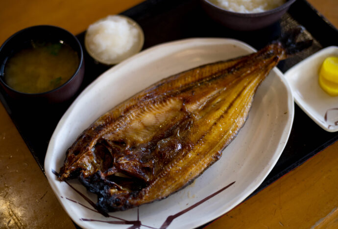 柿崎商店　海鮮工房　二階食堂　うに丼　ほっけ定食　孝彦さんおすすめ
北海道余市郡余市町黒川町7-25
ドメーヌ　タカヒコ　DOMAINE　TAKAHIKO　HOKKAIDO　WINE
北海道余市郡余市町登町1395　ナナツモリ　ピノノワール’21
ピノノワール100％　12ヶ月樽熟成（古樽85％　新樽15％）
合成樹脂タンクにて全房発酵　野生酵母　抜栓は2024年1月頃まで待って頂きたい　2024年4月頃まで待って頂きたい。　理想は4年以上の熟成してからの抜栓　ドメーヌタカヒコが所有する6.7ｈａの畑「ナナツモリ」。ビオによるピノノワールが栽培されている。2021年の余市は、ブルゴーニュ同様な積算温度を記録し、歴史の中でも最も高い積算温度を記録した。開花中からベレゾンに入るまでの雨量が非常に少なく、日照量にも恵まれたため、小粒で色調濃く、糖度も高い、高品質で記録に残るピノノワールが収穫できた年となった。2021年がグレートヴィンテージであることは間違いない。　
ナナツモリ　ブランドノワール’21　
ピノノワール100％　12ヶ月樽熟成（古樽100％）
理想的な貴腐（ボトリチス）に感染したナナツモリピノノワールを粒単位で収穫し造られたナチュラルな辛口ワイン。そのため、貴腐が発生しない年は生産量が大幅に落ち、醸造されない年もある。2021年は天候に恵まれ、収獲直前まで貴腐の発生は殆ど見られなかったが、収穫直前になり貴腐が発生したため、昨年同様にBDNの生産量が多いヴィンテージとなった。甘口またはハイアルコールになることを避けるため、発酵前に健全果汁で希釈していたが、2020年からそのまま発酵を行い、辛口でボリューム感のあるワインを目指した。
ヨイチノボリ　ソガ　パストゥグラン’21
ピノノワール100％　12ヶ月樽熟成（古樽100％）
余市を代表する赤系品種「ツヴァイ」は、力強い骨格とガメイ種の様な華やかで豊かな果実味を備え持つ。このワインは、そんなガメイ種とピノノワールを主体としたブルゴーニュのパストゥグランをイメージして醸造した。ツヴァイが持つブラックチェリー香とピノノワールが持つイチゴやキノコ、ミント、グローブの香りの絶妙なバランスを楽しんでいただきたい。

（株）富屋酒店 かぶしきがいしゃ とみやさけてん カブシキガイシャ　トミヤサケテン TOMIYA SAKETEN 　愛知県名古屋市瑞穂区上坂町1-41-2　地酒屋　豊盃　HOUHAI ほうはい　ホーハイ　三浦酒造  MIURASHUZO日高見　ひたかみ　ヒタカミ HITAKAMI  平孝酒造　HIRAKOSHUZO 天の戸 アマノト　あまのと　AMANOTO　浅舞酒造 ASAMAISHUZO　飛露喜 HIROKISHUZOHONTEN　廣木酒造本店　HIROK　大那 DAINA　ダイナ　だいな　菊の里酒造　KIKUNOSATOSHUZO　旭興　KYOKUKO　きょくこう　キョクコウ　渡邉酒造　WATANABESHUZO　仙禽 SENKIN　せんきん　センキン（株）せんきん SENKIN鶴齢　カクレイ　かくれい KAKUREI　青木酒造　AOKISHUZO謙信 ケンシン　けんしん KENSHIN池田屋酒造 IKEDAYASHUZO 白岳仙 HAKUGAKUSEN　ハクガクセン　はくがくせん　安本酒造 YASUMOTOSHUZO 群馬泉 グンマイズミ　ぐんまいずみ 島岡酒造 SHIMAOKASHUZO  喜久醉 きくよい キクヨイKIKUYOI 青島酒造 AOSHIMASHUZO 長珍 ちょうちん　チョウチン長珍酒造CHOCHINSHUZO　みねたからみりん　峯寳 味醂　一子相伝 ミネタカラ　いっしそうでん　イッシソウデン　小笠原味醂 OGASAWARA MIRIN

瀧自慢　たきじまん　タキジマン　瀧自慢酒造　TAKIZIMANSHUZO　田光　TABIKA 早川酒造  HAYAKAWASHUZO　作　ZAKU ざく ザク 清水清三郎商店 SHIMIZUSEIZABUROSHOTEN  篠峯　櫛羅　しのみね　シノミネ　くじら　クジラ　千代酒造　CHIYOSHUZO　雑賀　さいか　サイカ　九重雑賀  KOKONOESAIKA　紀土　鶴梅　無量山　きっど　キッド　KID 　ツルウメ　つるうめ　TURUUME　ムリョウザン　むりょうざん　MURYOZAN　平和酒造　HEIWASHUZO　蒼空　そうくう　ソウクウ　SÔKÛ　藤岡酒造　HUJIOKASHUZO 　宝剣　HOUKEN  宝剣酒造　ほうけんしゅぞう　ホウケンシュゾウ　HOKENSHUZO　清酒竹鶴　小笹屋竹鶴　せいしゅたけつる　セイシュタケツル　おささやたけつる　オササヤタケツル　竹鶴酒造　TAKETURUSHUZO
石鎚　いしづち　イシヅチ　石鎚酒造　ISHIDUCHISHUZO　土佐しらぎく　とさしらぎく　トサシラギク　仙頭酒造場　せんとうしゅぞうじょう　SENDOSHUZOZYO　アルガブランカ　ARUGABURANKA勝沼醸造　KATUNUMAJÔZÔ　ドメーヌソガ　ソガ・ペール・エ・フィス SOGA PELE ET FIS　オブセワイナリー　OBUSEWINERY　ドメーヌタカヒコ　DOMAINE TAKAHIKO　クリサワブラン　KURISAWA BLANC　ナカザワワイナリー　NAKAZAWA WINERY　さつま寿　SATUMA KOTOBUKI 　尾込商店 OGOME SHOTEN  蔵の師魂 KURANOSHIKON  小正醸造　KOMASA ＪÔＺÔ　天狗櫻 TENGUSAKURA  白石酒蔵　SHIRAISHISHUZO  しま千両 SHIMASENRYO　高崎酒蔵  TAKASAKISHUZO  杜氏潤平　TOJIJUNPEI  小玉醸造  KODAMAJOZO  赤鹿毛　青鹿毛  AKAKAGE   AOKAGE　柳田酒蔵  YANAGIDASHUZO　舞香　MAIKA　泰明　TAIMEI　藤居醸造　HUZIIJÔＺÔ　池の露　特酎天草　IKENOTUYU  TOKUCHU  AMAKUSA　壱乃醸　飛乃流　朝日　ICHINOJO  HINORYU　ASAHI　朝日酒造　ASAHISHUZO　龍宮　RYUGU 富田酒造場　TOMITASHUZOJO　鳥飼 TORIKAI　鳥飼酒造　TORIKAISHUZO　極楽 GOIKURAKU　林酒造場 HAYASHISHUZOJO　屋久の島大自然林　酔麦香　YAKUNOSHIMA DAISHIZENRIN SUIBASKUKA　本坊酒造　HONBOSHUZO
金峰　金峰荒蘆過  KINPO　KINPOARAROKA　宇都酒造　UTOSHUZO　北谷長老　CHYATANCHÔＲÔ　北谷酒造　CHYATANSHUZO　山原くいな　YAMBARUKUINA　やんばる酒造　YAMBARUSHUZO　2024年春オープン予定 いいねタウン瑞穂 iiNE マルシェ内　グランクレア瑞穂 いいねタウン瑞穂  愛知県名古屋市瑞穂区宝田町四丁目2番、3番2　春敲町三丁目23番1（地番） 魚太郎　UOTARO MIZUHO うおたろう　ウオタロウ　なごやみずほてん　ナゴヤミズホテン　 名古屋瑞穂店  車で1分　徒歩5分　丸明 瑞穂店  MARUAKI MIZUHO　マルアキ ミズホテン　まるあき みずほてん　 徒歩10分　車3分　焼肉 美奈登  ヤキニクミナト　やきにくみなと YAKINIKU MINATO 車で2分　徒歩10分  どての品川　DOTENO SHINAGAWA　ドテノシナガワ　どてのしながわ　車で30秒　徒歩1分昇福亭　SHOHUKUTEI しょうふくてい　ショウフクテイ 街中華　マニア　大盛り　個性派  車で5分　徒歩15分  名店 近くにたくさんあり　堀田バンザイ　牛巻バンザイ　名古屋のへそ

