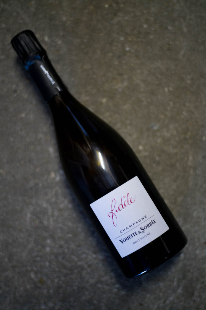 CHAMPAGNE VOETTE ET SORBÉE（シャンパーニュ ヴェット・エ・ソルベ）BRUT NATURE（ブリュット・ナチュール）FIDÈLE（フィデル）NON DOSÉ 18（ノンドゼ 18ヴィンテージ）
1993年若くして農家を継いだベルトランは、ジャック・セロスのもとで研修を行い、仲間の生産者達と栽培醸造について意見交換しながら、化学合成農薬や除草剤不要の道を模索してきた。そして土壌から残留化学肥料や農薬が抜け、理想のブドウが得られるまでの9年間も、自らの名でのシャンパーニュ・リリースを見送続けたという妥協しない真摯さが、ベルトランの真骨頂である。ビオデイナミ農法のの認証を取得した2001年から満を持して、リリースを始めた。エロイーズはボーヌで栽培を学び、今は父とともに畑やセラーヘ立つ。ベルトランは自身のシャンパーニュ造りに普遍的な方法論などなく、毎年ゼロからスタートしているのだと語る。観察と感受性、そして思考を何よりも大事にする彼らしい言葉だが、だからこそエロイーズへの知識の継承には細心の注意を払っているようだ。シャンパーニュにおけるビオディナミの現在を描き出したドキュメンタリー映画『シャンパーニュ。月からの呼びかけ』（日本語字幕版）はヴェット・エ・ソルベを舞台として撮影された。そこには向進めの主体性を尊重しながらビオデイナミの真髄を説き明かすベルトランと、それに耳を傾けるエロイーズが活き活きと映し出されている。

（株）富屋酒店 かぶしきがいしゃ とみやさけてん カブシキガイシャ　トミヤサケテン TOMIYA SAKETEN 　愛知県名古屋市瑞穂区上坂町1-41-2　地酒屋　豊盃　HOUHAI ほうはい　ホーハイ　三浦酒造  MIURASHUZO日高見　ひたかみ　ヒタカミ HITAKAMI  平孝酒造　HIRAKOSHUZO 天の戸 アマノト　あまのと　AMANOTO　浅舞酒造ASAMAISHUZO　飛露喜 HIROKISHUZOHONTEN　廣木酒造本店　HIROK　大那 DAINA　ダイナ　だいな　菊の里酒造　KIKUNOSATOSHUZO　旭興　KYOKUKO　きょくこう　キョクコウ　渡邉酒造　WATANABESHUZO　仙禽 SENKIN　せんきん　センキン（株）せんきん SENKIN鶴齢　カクレイ　かくれい KAKUREI　青木酒造　AOKISHUZO謙信 ケンシン　けんしん KENSHIN池田屋酒造 IKEDAYASHUZO 白岳仙 HAKUGAKUSEN　ハクガクセン　はくがくせん　安本酒造 YASUMOTOSHUZO 群馬泉 グンマイズミ　ぐんまいずみ 島岡酒造 SHIMAOKASHUZO  喜久醉 きくよい キクヨイKIKUYOI 青島酒造 AOSHIMASHUZO 長珍 ちょうちん　チョウチン長珍酒造CHOCHINSHUZO　みねたからみりん　峯寳 味醂　一子相伝 ミネタカラ　いっしそうでん　イッシソウデン　小笠原味醂 OGASAWARA MIRIN

瀧自慢　たきじまん　タキジマン　瀧自慢酒造　TAKIZIMANSHUZO　田光　TABIKA 早川酒造  HAYAKAWASHUZO　作　ZAKU ざく ザク 清水清三郎商店 SHIMIZUSEIZABUROSHOTEN  篠峯　櫛羅　しのみね　シノミネ　くじら　クジラ　千代酒造　CHIYOSHUZO　雑賀　さいか　サイカ　九重雑賀  KOKONOESAIKA　紀土　鶴梅　無量山　きっど　キッド　KID 　ツルウメ　つるうめ　TURUUME　ムリョウザン　むりょうざん　MURYOZAN　平和酒造　HEIWASHUZO　蒼空　そうくう　ソウクウ　SÔKÛ　藤岡酒造　HUJIOKASHUZO 　宝剣　HOUKEN  宝剣酒造　ほうけんしゅぞう　ホウケンシュゾウ　HOKENSHUZO　清酒竹鶴　小笹屋竹鶴　せいしゅたけつる　セイシュタケツル　おささやたけつる　オササヤタケツル　竹鶴酒造　TAKETURUSHUZO
石鎚　いしづち　イシヅチ　石鎚酒造　ISHIDUCHISHUZO　土佐しらぎく　とさしらぎく　トサシラギク　仙頭酒造場　せんとうしゅぞうじょう　SENDOSHUZOZYO
　
 ブルゴーニュワイン　BOURGOGNE  ボルドーワイン　BORDEAUXカリフォルニアワイン CALIFORNIA  シャンパーニュ  SHAMPAGNEアルザスワイン ALSACE ドイツワイン WEIN GERMAN WINE 専門店　ライカM11　ズミルックス50　レンズ　代表　上田豊二　　きき酒師　焼酎アドバイザー　シャンパーニュシュヴァリエ　堀田駅より徒歩10分　熱田神宮駅より徒歩10分
市バス　牛巻より徒歩３分　地下鉄堀田駅より徒歩１５分　名古屋高速堀田出口より車で２分　牛巻交差点より徒歩５分　レトロ街並み　瓦屋根　裏道　大通りより二本入る　CLASSIC CARクラッシックカー CLASSIC BIKE　クラッシックバイク INTERIA　インテリア　　FASHION　ファッション　MUSIC　音楽　LOVE　SAKE SHOP　酒屋
センス　クリエイト　おたく　　MANIAマニア MOVIE　映画　CINEMA シネマ　2024年春オープン予定 いいねタウン瑞穂 iiNE マルシェ内　グランクレア瑞穂 いいねタウン瑞穂  愛知県名古屋市瑞穂区宝田町四丁目2番、3番2　春敲町三丁目23番1（地番） 魚太郎　UOTARO MIZUHO うおたろう　ウオタロウ　なごやみずほてん　ナゴヤミズホテン　 名古屋瑞穂店  車で1分　徒歩5分　丸明 瑞穂店  MARUAKI MIZUHO　マルアキ ミズホテン　まるあき みずほてん　 徒歩10分　車3分　焼肉 美奈登  ヤキニクミナト　やきにくみなと YAKINIKU MINATO 車で2分　徒歩10分  どての品川　DOTENO SHINAGAWA　ドテノシナガワ　どてのしながわ　車で30秒　徒歩1分昇福亭　SHOHUKUTEI しょうふくてい　ショウフクテイ 街中華　マニア　大盛り　個性派  車で5分　徒歩15分  名店 近くにたくさんあり　堀田バンザイ　牛巻バンザイ　名古屋のへそ
