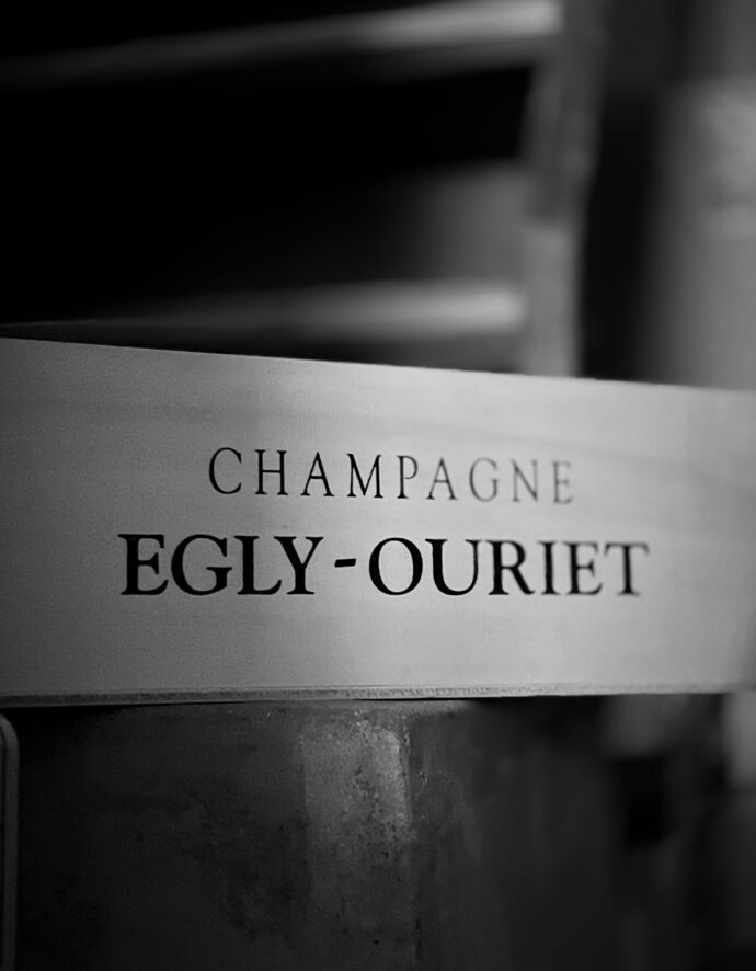 DOMAINE  EGLY-OURIETドメーヌ　(エグリ・ウーリエ）BRUT  GRAND  CRU  MILLÉSIME  2007  1500ｍｌ  MUGUNUM  SIZE（ブリュット　グラン・クリュ　ミレジム  2007ヴィンテージ　1500ｍｌ マグナムサイズ）えぐり-うーりえ　シャンパーニュ　シャンパン　FRANCE　フランス　シャンパーニュ地方　モンターニュ・ド・ランス地区　アンボネイ村　メインストリートを抜けた外れに本拠地　RM　レコルタンマニピュラン　小規模生産者　輸入元　正規特約店　正規輸入元　正規代理店　ヴァンパッシオン　ばんぱっしおん　VIN PASSION＆CIE　VIN FINS　DEPIUS 2004　ヴィニュロン　アルチザン　アーティスト　VIGNERONS　ARTISANE　ARTISTS
「このブラン・ド・ノワールを飲まずして、シャンパーニュを語ることなかれ・・・」
という名言さえ生み出した＜3ツ星メゾン＞　ジャンック・セロスと並ぶRMシャンパーニュの最高峰　フランスで最も権威のある評価本「レ・メイユール・ヴァン・ド・フランス」でレコルタンマニピュランとしては初の‶3ツ星“に輝いたエグリ・ウーリエ
合計11.7ｈa（グラン・クリュのアンボネイ 7.7ｈａ　ヴェルズネイ 1.7ｈａ　ブージィ 0.3ｈａ　一級のヴリニー村に2ｈａ）の畑を所有する　1930年という長い歴史を持ちながらも無名に留まってきたドメーヌが転換期を迎えたのが1990年　フランシス・エグリ氏が4代目当主に就任してからである　ミッシェル・ベターヌのロバート・パーカーといった有名ジャーナリストが訪れるようになった　ベターヌ氏は、当初はワインに対する要求ばかりが多く、高い評価を与えてはくれなかったが、ある時、蔵で試飲をし「この樽だけは別に、アッサンブラージュをせず単独でワインを造るように」と助言をした
こうしてうまれたのが、今や同家のフラッグシップとなった「Bland＆Noir」であり、ファーストヴィンテージの1989年である　その後、パーカー氏による「私がプライベートで飲むシャンパーニュはエグリ・ウーリエだけである」という言葉によってアメリカ市場、さらには世界中のワイン愛好家の間でその名が知られることになった　ベターヌ氏も後年
フランスで最も権威のある評価本「レ・メイユール・ヴァン・ド・フランス」2008年版にて、
レコルタン・マニピュランの生産者としては初の＜３ツ星＞の栄誉をエグリ・ウーリエに与えた　無農薬に近い手法とブルゴーニュの造り手　ドミニク・ローランから教わった新樽使いでテロワールの個性を最大限に引きだす独自の個性を見出したフランシス・エグリ　ブルゴーニュの造り手「ドミニク・ローラン」から手ほどきを受けた樽使いは正に「ワイン造り」目指したもの　カーヴで試行錯誤を繰り返し、優れた特級村のみが持つミネラル、美しい酸、凝縮した果実味と厚みのあるボディがバランスしたシャンパーニュ、アンボネイのテロワールを最大限引きだす自身のスタイルを見つけ出した（株）富屋酒店 かぶしきがいしゃ とみやさけてん カブシキガイシャ　トミヤサケテン TOMIYA SAKETEN 　愛知県名古屋市瑞穂区上坂町1-41-2　地酒屋　豊盃　HOUHAI ほうはい　ホーハイ　三浦酒造  MIURASHUZO日高見　ひたかみ　ヒタカミ HITAKAMI  平孝酒造　HIRAKOSHUZO 天の戸 アマノト　あまのと　AMANOTO　浅舞酒造 ASAMAISHUZO　飛露喜 HIROKISHUZOHONTEN　廣木酒造本店　HIROK　大那 DAINA　ダイナ　だいな　菊の里酒造　KIKUNOSATOSHUZO　旭興　KYOKUKO　きょくこう　キョクコウ　渡邉酒造　WATANABESHUZO　仙禽 SENKIN　せんきん　センキン（株）せんきん SENKIN鶴齢　カクレイ　かくれい KAKUREI　青木酒造　AOKISHUZO謙信 ケンシン　けんしん KENSHIN池田屋酒造 IKEDAYASHUZO 白岳仙 HAKUGAKUSEN　ハクガクセン　はくがくせん　安本酒造 YASUMOTOSHUZO 群馬泉 グンマイズミ　ぐんまいずみ 島岡酒造 SHIMAOKASHUZO  喜久醉 きくよい キクヨイKIKUYOI 青島酒造 AOSHIMASHUZO 長珍 ちょうちん　チョウチン長珍酒造CHOCHINSHUZO　みねたからみりん　峯寳 味醂　一子相伝 ミネタカラ　いっしそうでん　イッシソウデン　小笠原味醂 OGASAWARA MIRIN

瀧自慢　たきじまん　タキジマン　瀧自慢酒造　TAKIZIMANSHUZO　田光　TABIKA 早川酒造  HAYAKAWASHUZO　作　ZAKU ざく ザク 清水清三郎商店 SHIMIZUSEIZABUROSHOTEN  篠峯　櫛羅　しのみね　シノミネ　くじら　クジラ　千代酒造　CHIYOSHUZO　雑賀　さいか　サイカ　九重雑賀  KOKONOESAIKA　紀土　鶴梅　無量山　きっど　キッド　KID 　ツルウメ　つるうめ　TURUUME　ムリョウザン　むりょうざん　MURYOZAN　平和酒造　HEIWASHUZO　蒼空　そうくう　ソウクウ　SÔKÛ　藤岡酒造　HUJIOKASHUZO 　宝剣　HOUKEN  宝剣酒造　ほうけんしゅぞう　ホウケンシュゾウ　HOKENSHUZO　清酒竹鶴　小笹屋竹鶴　せいしゅたけつる　セイシュタケツル　おささやたけつる　オササヤタケツル　竹鶴酒造　TAKETURUSHUZO
石鎚　いしづち　イシヅチ　石鎚酒造　ISHIDUCHISHUZO　土佐しらぎく　とさしらぎく　トサシラギク　仙頭酒造場　せんとうしゅぞうじょう　SENDOSHUZOZYO　アルガブランカ　ARUGABURANKA勝沼醸造　KATUNUMAJÔZÔ　ドメーヌソガ　ソガ・ペール・エ・フィス SOGA PELE ET FIS　オブセワイナリー　OBUSEWINERY　ドメーヌタカヒコ　DOMAINE TAKAHIKO　クリサワブラン　KURISAWA BLANC　ナカザワワイナリー　NAKAZAWA WINERY　さつま寿　SATUMA KOTOBUKI 　尾込商店 OGOME SHOTEN  蔵の師魂 KURANOSHIKON  小正醸造　KOMASA ＪÔＺÔ　天狗櫻 TENGUSAKURA  白石酒蔵　SHIRAISHISHUZO  しま千両 SHIMASENRYO　高崎酒蔵  TAKASAKISHUZO  杜氏潤平　TOJIJUNPEI  小玉醸造  KODAMAJOZO  赤鹿毛　青鹿毛  AKAKAGE   AOKAGE　柳田酒蔵  YANAGIDASHUZO　舞香　MAIKA　泰明　TAIMEI　藤居醸造　HUZIIJÔＺÔ　池の露　特酎天草　IKENOTUYU  TOKUCHU  AMAKUSA　壱乃醸　飛乃流　朝日　ICHINOJO  HINORYU　ASAHI　朝日酒造　ASAHISHUZO　龍宮　RYUGU 富田酒造場　TOMITASHUZOJO　鳥飼 TORIKAI　鳥飼酒造　TORIKAISHUZO　極楽 GOIKURAKU　林酒造場 HAYASHISHUZOJO　屋久の島大自然林　酔麦香　YAKUNOSHIMA DAISHIZENRIN SUIBASKUKA　本坊酒造　HONBOSHUZO
金峰　金峰荒蘆過  KINPO　KINPOARAROKA　宇都酒造　UTOSHUZO　北谷長老　CHYATANCHÔＲÔ　北谷酒造　CHYATANSHUZO　山原くいな　YAMBARUKUINA　やんばる酒造　YAMBARUSHUZO　2024年春オープン予定 いいねタウン瑞穂 iiNE マルシェ内　グランクレア瑞穂 いいねタウン瑞穂  愛知県名古屋市瑞穂区宝田町四丁目2番、3番2　春敲町三丁目23番1（地番） 魚太郎　UOTARO MIZUHO うおたろう　ウオタロウ　なごやみずほてん　ナゴヤミズホテン　 名古屋瑞穂店  車で1分　徒歩5分　丸明 瑞穂店  MARUAKI MIZUHO　マルアキ ミズホテン　まるあき みずほてん　 徒歩10分　車3分　焼肉 美奈登  ヤキニクミナト　やきにくみなと YAKINIKU MINATO 車で2分　徒歩10分  どての品川　DOTENO SHINAGAWA　ドテノシナガワ　どてのしながわ　車で30秒　徒歩1分昇福亭　SHOHUKUTEI しょうふくてい　ショウフクテイ 街中華　マニア　大盛り　個性派  車で5分　徒歩15分  名店 近くにたくさんあり　堀田バンザイ　牛巻バンザイ　名古屋のへそ





