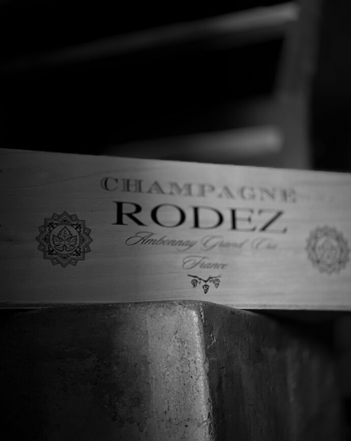 ERIC　RODEZ（エリック・ロデス）　CHAMPAGNE　GRAND　CRU　EMPREINTE　NOIRE　 2006　2007（シャンパーニュ　グランクリュ　アンボネイ　アンプランテノワール　２００６ヴィンテージ　　２００７ヴィンテージ）
元クリュッグ　チーフ　エノロジスト　アンボネイ村　モンターニュ・ド・ランス　極上のピノワール産出地区　テロワール　アッサンブラージュ　樽使い　最上級キュヴェ　RM　 RECOLTANT　MANIPULANTレコルタンマニピュラン　
オーガニック農法　　古樹のピノノワール　ノン・フィルター　ノン・コラージュ　クール・ド・キュヴェのみを使用　トップクラスの実力　名古屋唯一入荷　限定流通

（株）富屋酒店 かぶしきがいしゃ とみやさけてん カブシキガイシャ　トミヤサケテン TOMIYA SAKETEN 　愛知県名古屋市瑞穂区上坂町1-41-2　地酒屋　豊盃　HOUHAI ほうはい　ホーハイ　三浦酒造  MIURASHUZO日高見　ひたかみ　ヒタカミ HITAKAMI  平孝酒造　HIRAKOSHUZO 天の戸 アマノト　あまのと　AMANOTO　浅舞酒造ASAMAISHUZO　飛露喜 HIROKISHUZOHONTEN　廣木酒造本店　HIROK　大那 DAINA　ダイナ　だいな　菊の里酒造　KIKUNOSATOSHUZO　旭興　KYOKUKO　きょくこう　キョクコウ　渡邉酒造　WATANABESHUZO　仙禽 SENKIN　せんきん　センキン（株）せんきん SENKIN鶴齢　カクレイ　かくれい KAKUREI　青木酒造　AOKISHUZO謙信 ケンシン　けんしん KENSHIN池田屋酒造 IKEDAYASHUZO 白岳仙 HAKUGAKUSEN　ハクガクセン　はくがくせん　安本酒造 YASUMOTOSHUZO 群馬泉 グンマイズミ　ぐんまいずみ 島岡酒造 SHIMAOKASHUZO  喜久醉 きくよい キクヨイKIKUYOI 青島酒造 AOSHIMASHUZO 長珍 ちょうちん　チョウチン長珍酒造CHOCHINSHUZO　みねたからみりん　峯寳 味醂　一子相伝 ミネタカラ　いっしそうでん　イッシソウデン　小笠原味醂 OGASAWARA MIRIN

瀧自慢　たきじまん　タキジマン　瀧自慢酒造　TAKIZIMANSHUZO　田光　TABIKA 早川酒造  HAYAKAWASHUZO　作　ZAKU ざく ザク 清水清三郎商店 SHIMIZUSEIZABUROSHOTEN  篠峯　櫛羅　しのみね　シノミネ　くじら　クジラ　千代酒造　CHIYOSHUZO　雑賀　さいか　サイカ　九重雑賀  KOKONOESAIKA　紀土　鶴梅　無量山　きっど　キッド　KID 　ツルウメ　つるうめ　TURUUME　ムリョウザン　むりょうざん　MURYOZAN　平和酒造　HEIWASHUZO　蒼空　そうくう　ソウクウ　SÔKÛ　藤岡酒造　HUJIOKASHUZO 　宝剣　HOUKEN  宝剣酒造　ほうけんしゅぞう　ホウケンシュゾウ　HOKENSHUZO　清酒竹鶴　小笹屋竹鶴　せいしゅたけつる　セイシュタケツル　おささやたけつる　オササヤタケツル　竹鶴酒造　TAKETURUSHUZO
石鎚　いしづち　イシヅチ　石鎚酒造　ISHIDUCHISHUZO　土佐しらぎく　とさしらぎく　トサシラギク　仙頭酒造場　せんとうしゅぞうじょう　SENDOSHUZOZYO
　
 ブルゴーニュワイン　BOURGOGNE  ボルドーワイン　BORDEAUXカリフォルニアワイン CALIFORNIA  シャンパーニュ  SHAMPAGNEアルザスワイン ALSACE ドイツワイン WEIN GERMAN WINE 専門店　ライカM11　ズミルックス50　レンズ　代表　上田豊二　　きき酒師　焼酎アドバイザー　シャンパーニュシュヴァリエ　堀田駅より徒歩10分　熱田神宮駅より徒歩10分
市バス　牛巻より徒歩３分　地下鉄堀田駅より徒歩１５分　名古屋高速堀田出口より車で２分　牛巻交差点より徒歩５分　レトロ街並み　瓦屋根　裏道　大通りより二本入る　CLASSIC CARクラッシックカー CLASSIC BIKE　クラッシックバイク INTERIA　インテリア　　FASHION　ファッション　MUSIC　音楽　LOVE　SAKE SHOP　酒屋
センス　クリエイト　おたく　　MANIAマニア MOVIE　映画　CINEMA シネマ　2024年春オープン予定 いいねタウン瑞穂 iiNE マルシェ内　グランクレア瑞穂 いいねタウン瑞穂  愛知県名古屋市瑞穂区宝田町四丁目2番、3番2　春敲町三丁目23番1（地番） 魚太郎　UOTARO MIZUHO うおたろう　ウオタロウ　なごやみずほてん　ナゴヤミズホテン　 名古屋瑞穂店  車で1分　徒歩5分　丸明 瑞穂店  MARUAKI MIZUHO　マルアキ ミズホテン　まるあき みずほてん　 徒歩10分　車3分　焼肉 美奈登  ヤキニクミナト　やきにくみなと YAKINIKU MINATO 車で2分　徒歩10分  どての品川　DOTENO SHINAGAWA　ドテノシナガワ　どてのしながわ　車で30秒　徒歩1分昇福亭　SHOHUKUTEI しょうふくてい　ショウフクテイ 街中華　マニア　大盛り　個性派  車で5分　徒歩15分  名店 近くにたくさんあり　堀田バンザイ　牛巻バンザイ　名古屋のへそ


