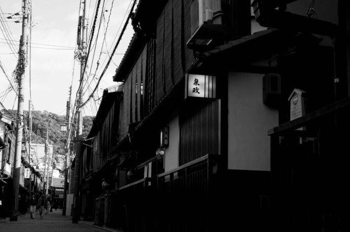 KYOTO きょうと キョウト 四条  四条御池 　SHIJO  レトロ　昭和  映え
（株）富屋酒店 かぶしきがいしゃ とみやさけてん カブシキガイシャ　トミヤサケテン TOMIYA SAKETEN 　愛知県名古屋市瑞穂区上坂町1-41-2　地酒屋　豊盃　HOUHAI ほうはい　ホーハイ　三浦酒造  MIURASHUZO日高見　ひたかみ　ヒタカミ HITAKAMI  平孝酒造　HIRAKOSHUZO 天の戸 アマノト　あまのと　AMANOTO　浅舞酒造ASAMAISHUZO　飛露喜 HIROKISHUZOHONTEN　廣木酒造本店　HIROK　大那 DAINA　ダイナ　だいな　菊の里酒造　KIKUNOSATOSHUZO　旭興　KYOKUKO　きょくこう　キョクコウ　渡邉酒造　WATANABESHUZO　仙禽 SENKIN　せんきん　センキン（株）せんきん SENKIN鶴齢　カクレイ　かくれい KAKUREI　青木酒造　AOKISHUZO謙信 ケンシン　けんしん KENSHIN池田屋酒造 IKEDAYASHUZO 白岳仙 HAKUGAKUSEN　ハクガクセン　はくがくせん　安本酒造 YASUMOTOSHUZO 群馬泉 グンマイズミ　ぐんまいずみ 島岡酒造 SHIMAOKASHUZO  喜久醉 きくよい キクヨイKIKUYOI 青島酒造 AOSHIMASHUZO 長珍 ちょうちん　チョウチン長珍酒造CHOCHINSHUZO　みねたからみりん　峯寳 味醂　一子相伝 ミネタカラ　いっしそうでん　イッシソウデン　小笠原味醂 OGASAWARA MIRIN

瀧自慢　たきじまん　タキジマン　瀧自慢酒造　TAKIZIMANSHUZO　田光　TABIKA 早川酒造  HAYAKAWASHUZO　作　ZAKU ざく ザク 清水清三郎商店 SHIMIZUSEIZABUROSHOTEN  篠峯　櫛羅　しのみね　シノミネ　くじら　クジラ　千代酒造　CHIYOSHUZO　雑賀　さいか　サイカ　九重雑賀  KOKONOESAIKA　紀土　鶴梅　無量山　きっど　キッド　KID 　ツルウメ　つるうめ　TURUUME　ムリョウザン　むりょうざん　MURYOZAN　平和酒造　HEIWASHUZO　蒼空　そうくう　ソウクウ　SÔKÛ　藤岡酒造　HUJIOKASHUZO 　宝剣　HOUKEN  宝剣酒造　ほうけんしゅぞう　ホウケンシュゾウ　HOKENSHUZO　清酒竹鶴　小笹屋竹鶴　せいしゅたけつる　セイシュタケツル　おささやたけつる　オササヤタケツル　竹鶴酒造　TAKETURUSHUZO
石鎚　いしづち　イシヅチ　石鎚酒造　ISHIDUCHISHUZO　土佐しらぎく　とさしらぎく　トサシラギク　仙頭酒造場　せんとうしゅぞうじょう　SENDOSHUZOZYO
　
 ブルゴーニュワイン　BOURGOGNE  ボルドーワイン　BORDEAUXカリフォルニアワイン CALIFORNIA  シャンパーニュ  SHAMPAGNEアルザスワイン ALSACE ドイツワイン WEIN GERMAN WINE 専門店　ライカM11　ズミルックス50　レンズ　代表　上田豊二　　きき酒師　焼酎アドバイザー　シャンパーニュシュヴァリエ　堀田駅より徒歩10分　熱田神宮駅より徒歩10分
市バス　牛巻より徒歩３分　地下鉄堀田駅より徒歩１５分　名古屋高速堀田出口より車で２分　牛巻交差点より徒歩５分　レトロ街並み　瓦屋根　裏道　大通りより二本入る　CLASSIC CARクラッシックカー CLASSIC BIKE　クラッシックバイク INTERIA　インテリア　　FASHION　ファッション　MUSIC　音楽　LOVE　SAKE SHOP　酒屋
センス　クリエイト　おたく　　MANIAマニア MOVIE　映画　CINEMA シネマ　2024年春オープン予定 いいねタウン瑞穂 iiNE マルシェ内　グランクレア瑞穂 いいねタウン瑞穂  愛知県名古屋市瑞穂区宝田町四丁目2番、3番2　春敲町三丁目23番1（地番） 魚太郎　UOTARO MIZUHO うおたろう　ウオタロウ　なごやみずほてん　ナゴヤミズホテン　 名古屋瑞穂店  車で1分　徒歩5分　丸明 瑞穂店  MARUAKI MIZUHO　マルアキ ミズホテン　まるあき みずほてん　 徒歩10分　車3分　焼肉 美奈登  ヤキニクミナト　やきにくみなと YAKINIKU MINATO 車で2分　徒歩10分  どての品川　DOTENO SHINAGAWA　ドテノシナガワ　どてのしながわ　車で30秒　徒歩1分昇福亭　SHOHUKUTEI しょうふくてい　ショウフクテイ 街中華　マニア　大盛り　個性派  車で5分　徒歩15分  名店 近くにたくさんあり　堀田バンザイ　牛巻バンザイ　名古屋のへそ

