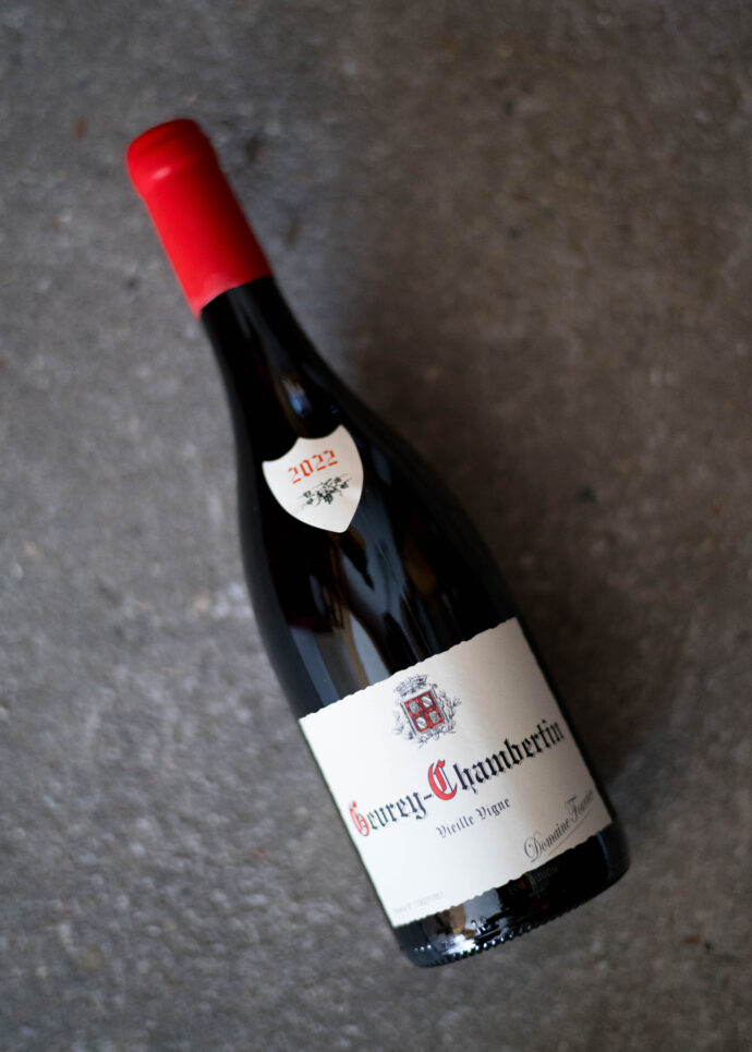 DOMAINE FOURRIER（ドメーヌ・フーリエ）GEVREY CHAMBERTIN（ジュヴレ・シャンベルタン）AUX ECHEZEAUX（オー・エシェゾー  ヴィエイユ・ヴィーニュ）2022（2022 ヴィンテージ）DOMAINE FOURRIER（ドメーヌ・フーリエ）GEVREY CHAMBERTIN（ジュヴレ・シャンベルタン）1ER CRU（プルミエ・クリュ）CLOT ST-JACQUES  V.V（クロ・サン-ジャック ヴィエイユ・ヴィーニュ）2022（2022 ヴィンテージ）
DOMAINE FOURRIER（ドメーヌ・フーリエ）GEVREY CHAMBERTIN（ジュヴレ・シャンベルタン）1ER CRU（プルミエ・クリュ）LES COMBE AUX MOINES V.V（コンブ・オー・モワンヌ ヴィエイユ・ヴィーニュ）2022（2022 ヴィンテージ）DOMAINE FOURRIER（ドメーヌ・フーリエ）GEVREY CHAMBERTIN（ジュヴレ・シャンベルタン）1ER CRU（プルミエ・クリュ）CHERBAUDES V.V（シェルボード ヴィエイユ・ヴィーニュ）2022（2022 ヴィンテージ）DOMAINE FOURRIER（ドメーヌ・フーリエ）GEVREY CHAMBERTIN V.V（ジュヴレ・シャンベルタン ヴィエイユ・ヴィーニュ）2022（2022 ヴィンテージ）
DOMAINE FOURRIER（ドメーヌ・フーリエ）CHAMBOLLE MUSIGNY （シャンボール・ミュジニー）  1ER CRU（プルミエ・クリュ） LES GRUENCHERS（ レ・ グリュアンシェール  ヴィエイユ・ヴィーニュ）2022（2022 ヴィンテージ）DOMAINE FOURRIER（ドメーヌ・フーリエ）VOUGEROT（ヴージョ）  1ER CRU（プルミエ・クリュ） LES PETIT VOUGEROT（ レ・プティ ヴージョ ヴィエイユ・ヴィーニュ）2022（2022 ヴィンテージ）
DOMAINE FOURRIER（ドメーヌ・フーリエ）BORGOGNE BLANC（ブルゴーニュ・ブラン）2022（2022 ヴィンテージ）FRANCE BOURGOGNE 一世紀以上の歴史を誇る、極めて入手困難な名門
ドメーヌ・フーリエは本拠地をジュヴレ・シャンベルタンに構える。19世紀半ば続く名門。手掛けるワインは生産量が非常に少なく、世界中の愛好家が探し求めるため、入手困難を極めています。
全ての所有畑の面積のおよそ70％が特級畑か一級畑と非常に優れた畑を代々所有しており、ジュヴレ・シャンベルタン以外には、モレ・サンドニ、シャンボール・ミュジニー、ヴージョに9.5㏊の畑を所有しています。現在の当主は1971年生まれの若き情熱家ジャン＝マリー・フーリエ氏。5代目になるジャン＝マリー氏はボーヌのワインの農業高校を卒業後、父の仕事を手伝いながらブルゴーニュ大学の醸造講座に通いワイン造りを学びました。そして1988年には半年間ブルゴーニュの神様と今でも称えられる故アンリ・ジャイエ氏の下でワイン造りを勉強。さらに1993年にはアメリカのオレゴンに渡り、名手ジョゼフ・ドルーアンからアメリカのピノ・ノワール造りを学んでいます。こうしてブルゴーニュに限らず、世界のピノ・ノワールを研究したフーリエのワインは共通して「複雑で力強いが、やわらかさもあり癒しの味わい」が特徴です。その神秘的な味わいは彼のワイン造りに対する考え方から生み出されます。自ら「テロワリスト」（テロワール至上主義者の造語）と名乗り「誰の真似でもない、自分だけのワイン造り、哲学がある」としてテロワールと高貴な葡萄品種ピノ・ノワールの純正さを表現することに努めています。フーリエが目指すのは、高度な技術に頼って自然を支配するのではなく、自然がもつ力に任せた20世紀初頭のワイン造り。大地からの滋味を蓄えたポテンシャルの高いブドウを、人間の手を極力加えずに醸造することで力強いテロワールの風味が感じられるワインを造り上げています。
（株）富屋酒店 かぶしきがいしゃ とみやさけてん カブシキガイシャ　トミヤサケテン TOMIYA SAKETEN 　愛知県名古屋市瑞穂区上坂町1-41-2　地酒屋　豊盃　HOUHAI ほうはい　ホーハイ　三浦酒造  MIURASHUZO日高見　ひたかみ　ヒタカミ HITAKAMI  平孝酒造　HIRAKOSHUZO 天の戸 アマノト　あまのと　AMANOTO　浅舞酒造ASAMAISHUZO　飛露喜 HIROKISHUZOHONTEN　廣木酒造本店　HIROK　大那 DAINA　ダイナ　だいな　菊の里酒造　KIKUNOSATOSHUZO　旭興　KYOKUKO　きょくこう　キョクコウ　渡邉酒造　WATANABESHUZO　仙禽 SENKIN　せんきん　センキン（株）せんきん SENKIN鶴齢　カクレイ　かくれい KAKUREI　青木酒造　AOKISHUZO謙信 ケンシン　けんしん KENSHIN池田屋酒造 IKEDAYASHUZO 白岳仙 HAKUGAKUSEN　ハクガクセン　はくがくせん　安本酒造 YASUMOTOSHUZO 群馬泉 グンマイズミ　ぐんまいずみ 島岡酒造 SHIMAOKASHUZO  喜久醉 きくよい キクヨイKIKUYOI 青島酒造 AOSHIMASHUZO 長珍 ちょうちん　チョウチン長珍酒造CHOCHINSHUZO　みねたからみりん　峯寳 味醂　一子相伝 ミネタカラ　いっしそうでん　イッシソウデン　小笠原味醂 OGASAWARA MIRIN

瀧自慢　たきじまん　タキジマン　瀧自慢酒造　TAKIZIMANSHUZO　田光　TABIKA 早川酒造  HAYAKAWASHUZO　作　ZAKU ざく ザク 清水清三郎商店 SHIMIZUSEIZABUROSHOTEN  篠峯　櫛羅　しのみね　シノミネ　くじら　クジラ　千代酒造　CHIYOSHUZO　雑賀　さいか　サイカ　九重雑賀  KOKONOESAIKA　紀土　鶴梅　無量山　きっど　キッド　KID 　ツルウメ　つるうめ　TURUUME　ムリョウザン　むりょうざん　MURYOZAN　平和酒造　HEIWASHUZO　蒼空　そうくう　ソウクウ　SÔKÛ　藤岡酒造　HUJIOKASHUZO 　宝剣　HOUKEN  宝剣酒造　ほうけんしゅぞう　ホウケンシュゾウ　HOKENSHUZO　清酒竹鶴　小笹屋竹鶴　せいしゅたけつる　セイシュタケツル　おささやたけつる　オササヤタケツル　竹鶴酒造　TAKETURUSHUZO
石鎚　いしづち　イシヅチ　石鎚酒造　ISHIDUCHISHUZO　土佐しらぎく　とさしらぎく　トサシラギク　仙頭酒造場　せんとうしゅぞうじょう　SENDOSHUZOZYO
　
 ブルゴーニュワイン　BOURGOGNE  ボルドーワイン　BORDEAUXカリフォルニアワイン CALIFORNIA  シャンパーニュ  SHAMPAGNEアルザスワイン ALSACE ドイツワイン WEIN GERMAN WINE 専門店　ライカM11　ズミルックス50　レンズ　代表　上田豊二　　きき酒師　焼酎アドバイザー　シャンパーニュシュヴァリエ　堀田駅より徒歩10分　熱田神宮駅より徒歩10分
市バス　牛巻より徒歩３分　地下鉄堀田駅より徒歩１５分　名古屋高速堀田出口より車で２分　牛巻交差点より徒歩５分　レトロ街並み　瓦屋根　裏道　大通りより二本入る　CLASSIC CARクラッシックカー CLASSIC BIKE　クラッシックバイク INTERIA　インテリア　　FASHION　ファッション　MUSIC　音楽　LOVE　SAKE SHOP　酒屋
センス　クリエイト　おたく　　MANIAマニア MOVIE　映画　CINEMA シネマ　2024年春オープン予定 いいねタウン瑞穂 iiNE マルシェ内　グランクレア瑞穂 いいねタウン瑞穂  愛知県名古屋市瑞穂区宝田町四丁目2番、3番2　春敲町三丁目23番1（地番） 魚太郎　UOTARO MIZUHO うおたろう　ウオタロウ　なごやみずほてん　ナゴヤミズホテン　 名古屋瑞穂店  車で1分　徒歩5分　丸明 瑞穂店  MARUAKI MIZUHO　マルアキ ミズホテン　まるあき みずほてん　 徒歩10分　車3分　焼肉 美奈登  ヤキニクミナト　やきにくみなと YAKINIKU MINATO 車で2分　徒歩10分  どての品川　DOTENO SHINAGAWA　ドテノシナガワ　どてのしながわ　車で30秒　徒歩1分昇福亭　SHOHUKUTEI しょうふくてい　ショウフクテイ 街中華　マニア　大盛り　個性派  車で5分　徒歩15分  名店 近くにたくさんあり　堀田バンザイ　牛巻バンザイ　名古屋のへそ


