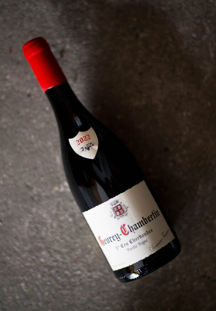 DOMAINE FOURRIER（ドメーヌ・フーリエ）GEVREY CHAMBERTIN（ジュヴレ・シャンベルタン）AUX ECHEZEAUX（オー・エシェゾー  ヴィエイユ・ヴィーニュ）2022（2022 ヴィンテージ）DOMAINE FOURRIER（ドメーヌ・フーリエ）GEVREY CHAMBERTIN（ジュヴレ・シャンベルタン）1ER CRU（プルミエ・クリュ）CLOT ST-JACQUES  V.V（クロ・サン-ジャック ヴィエイユ・ヴィーニュ）2022（2022 ヴィンテージ）
DOMAINE FOURRIER（ドメーヌ・フーリエ）GEVREY CHAMBERTIN（ジュヴレ・シャンベルタン）1ER CRU（プルミエ・クリュ）LES COMBE AUX MOINES V.V（コンブ・オー・モワンヌ ヴィエイユ・ヴィーニュ）2022（2022 ヴィンテージ）DOMAINE FOURRIER（ドメーヌ・フーリエ）GEVREY CHAMBERTIN（ジュヴレ・シャンベルタン）1ER CRU（プルミエ・クリュ）CHERBAUDES V.V（シェルボード ヴィエイユ・ヴィーニュ）2022（2022 ヴィンテージ）DOMAINE FOURRIER（ドメーヌ・フーリエ）GEVREY CHAMBERTIN V.V（ジュヴレ・シャンベルタン ヴィエイユ・ヴィーニュ）2022（2022 ヴィンテージ）
DOMAINE FOURRIER（ドメーヌ・フーリエ）CHAMBOLLE MUSIGNY （シャンボール・ミュジニー）  1ER CRU（プルミエ・クリュ） LES GRUENCHERS（ レ・ グリュアンシェール  ヴィエイユ・ヴィーニュ）2022（2022 ヴィンテージ）DOMAINE FOURRIER（ドメーヌ・フーリエ）VOUGEROT（ヴージョ）  1ER CRU（プルミエ・クリュ） LES PETIT VOUGEROT（ レ・プティ ヴージョ ヴィエイユ・ヴィーニュ）2022（2022 ヴィンテージ）
DOMAINE FOURRIER（ドメーヌ・フーリエ）BORGOGNE BLANC（ブルゴーニュ・ブラン）2022（2022 ヴィンテージ）FRANCE BOURGOGNE 一世紀以上の歴史を誇る、極めて入手困難な名門
ドメーヌ・フーリエは本拠地をジュヴレ・シャンベルタンに構える。19世紀半ば続く名門。手掛けるワインは生産量が非常に少なく、世界中の愛好家が探し求めるため、入手困難を極めています。
全ての所有畑の面積のおよそ70％が特級畑か一級畑と非常に優れた畑を代々所有しており、ジュヴレ・シャンベルタン以外には、モレ・サンドニ、シャンボール・ミュジニー、ヴージョに9.5㏊の畑を所有しています。現在の当主は1971年生まれの若き情熱家ジャン＝マリー・フーリエ氏。5代目になるジャン＝マリー氏はボーヌのワインの農業高校を卒業後、父の仕事を手伝いながらブルゴーニュ大学の醸造講座に通いワイン造りを学びました。そして1988年には半年間ブルゴーニュの神様と今でも称えられる故アンリ・ジャイエ氏の下でワイン造りを勉強。さらに1993年にはアメリカのオレゴンに渡り、名手ジョゼフ・ドルーアンからアメリカのピノ・ノワール造りを学んでいます。こうしてブルゴーニュに限らず、世界のピノ・ノワールを研究したフーリエのワインは共通して「複雑で力強いが、やわらかさもあり癒しの味わい」が特徴です。その神秘的な味わいは彼のワイン造りに対する考え方から生み出されます。自ら「テロワリスト」（テロワール至上主義者の造語）と名乗り「誰の真似でもない、自分だけのワイン造り、哲学がある」としてテロワールと高貴な葡萄品種ピノ・ノワールの純正さを表現することに努めています。フーリエが目指すのは、高度な技術に頼って自然を支配するのではなく、自然がもつ力に任せた20世紀初頭のワイン造り。大地からの滋味を蓄えたポテンシャルの高いブドウを、人間の手を極力加えずに醸造することで力強いテロワールの風味が感じられるワインを造り上げています。
（株）富屋酒店 かぶしきがいしゃ とみやさけてん カブシキガイシャ　トミヤサケテン TOMIYA SAKETEN 　愛知県名古屋市瑞穂区上坂町1-41-2　地酒屋　豊盃　HOUHAI ほうはい　ホーハイ　三浦酒造  MIURASHUZO日高見　ひたかみ　ヒタカミ HITAKAMI  平孝酒造　HIRAKOSHUZO 天の戸 アマノト　あまのと　AMANOTO　浅舞酒造ASAMAISHUZO　飛露喜 HIROKISHUZOHONTEN　廣木酒造本店　HIROK　大那 DAINA　ダイナ　だいな　菊の里酒造　KIKUNOSATOSHUZO　旭興　KYOKUKO　きょくこう　キョクコウ　渡邉酒造　WATANABESHUZO　仙禽 SENKIN　せんきん　センキン（株）せんきん SENKIN鶴齢　カクレイ　かくれい KAKUREI　青木酒造　AOKISHUZO謙信 ケンシン　けんしん KENSHIN池田屋酒造 IKEDAYASHUZO 白岳仙 HAKUGAKUSEN　ハクガクセン　はくがくせん　安本酒造 YASUMOTOSHUZO 群馬泉 グンマイズミ　ぐんまいずみ 島岡酒造 SHIMAOKASHUZO  喜久醉 きくよい キクヨイKIKUYOI 青島酒造 AOSHIMASHUZO 長珍 ちょうちん　チョウチン長珍酒造CHOCHINSHUZO　みねたからみりん　峯寳 味醂　一子相伝 ミネタカラ　いっしそうでん　イッシソウデン　小笠原味醂 OGASAWARA MIRIN

瀧自慢　たきじまん　タキジマン　瀧自慢酒造　TAKIZIMANSHUZO　田光　TABIKA 早川酒造  HAYAKAWASHUZO　作　ZAKU ざく ザク 清水清三郎商店 SHIMIZUSEIZABUROSHOTEN  篠峯　櫛羅　しのみね　シノミネ　くじら　クジラ　千代酒造　CHIYOSHUZO　雑賀　さいか　サイカ　九重雑賀  KOKONOESAIKA　紀土　鶴梅　無量山　きっど　キッド　KID 　ツルウメ　つるうめ　TURUUME　ムリョウザン　むりょうざん　MURYOZAN　平和酒造　HEIWASHUZO　蒼空　そうくう　ソウクウ　SÔKÛ　藤岡酒造　HUJIOKASHUZO 　宝剣　HOUKEN  宝剣酒造　ほうけんしゅぞう　ホウケンシュゾウ　HOKENSHUZO　清酒竹鶴　小笹屋竹鶴　せいしゅたけつる　セイシュタケツル　おささやたけつる　オササヤタケツル　竹鶴酒造　TAKETURUSHUZO
石鎚　いしづち　イシヅチ　石鎚酒造　ISHIDUCHISHUZO　土佐しらぎく　とさしらぎく　トサシラギク　仙頭酒造場　せんとうしゅぞうじょう　SENDOSHUZOZYO
　
 ブルゴーニュワイン　BOURGOGNE  ボルドーワイン　BORDEAUXカリフォルニアワイン CALIFORNIA  シャンパーニュ  SHAMPAGNEアルザスワイン ALSACE ドイツワイン WEIN GERMAN WINE 専門店　ライカM11　ズミルックス50　レンズ　代表　上田豊二　　きき酒師　焼酎アドバイザー　シャンパーニュシュヴァリエ　堀田駅より徒歩10分　熱田神宮駅より徒歩10分
市バス　牛巻より徒歩３分　地下鉄堀田駅より徒歩１５分　名古屋高速堀田出口より車で２分　牛巻交差点より徒歩５分　レトロ街並み　瓦屋根　裏道　大通りより二本入る　CLASSIC CARクラッシックカー CLASSIC BIKE　クラッシックバイク INTERIA　インテリア　　FASHION　ファッション　MUSIC　音楽　LOVE　SAKE SHOP　酒屋
センス　クリエイト　おたく　　MANIAマニア MOVIE　映画　CINEMA シネマ　2024年春オープン予定 いいねタウン瑞穂 iiNE マルシェ内　グランクレア瑞穂 いいねタウン瑞穂  愛知県名古屋市瑞穂区宝田町四丁目2番、3番2　春敲町三丁目23番1（地番） 魚太郎　UOTARO MIZUHO うおたろう　ウオタロウ　なごやみずほてん　ナゴヤミズホテン　 名古屋瑞穂店  車で1分　徒歩5分　丸明 瑞穂店  MARUAKI MIZUHO　マルアキ ミズホテン　まるあき みずほてん　 徒歩10分　車3分　焼肉 美奈登  ヤキニクミナト　やきにくみなと YAKINIKU MINATO 車で2分　徒歩10分  どての品川　DOTENO SHINAGAWA　ドテノシナガワ　どてのしながわ　車で30秒　徒歩1分昇福亭　SHOHUKUTEI しょうふくてい　ショウフクテイ 街中華　マニア　大盛り　個性派  車で5分　徒歩15分  名店 近くにたくさんあり　堀田バンザイ　牛巻バンザイ　名古屋のへそ


