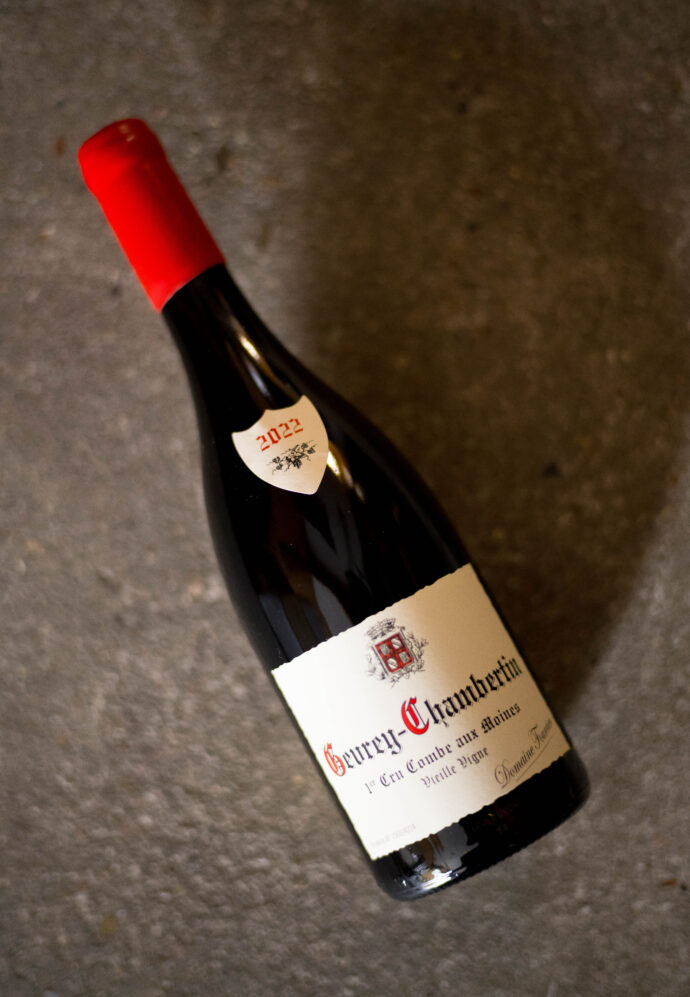 DOMAINE FOURRIER（ドメーヌ・フーリエ）GEVREY CHAMBERTIN（ジュヴレ・シャンベルタン）AUX ECHEZEAUX（オー・エシェゾー  ヴィエイユ・ヴィーニュ）2022（2022 ヴィンテージ）DOMAINE FOURRIER（ドメーヌ・フーリエ）GEVREY CHAMBERTIN（ジュヴレ・シャンベルタン）1ER CRU（プルミエ・クリュ）CLOT ST-JACQUES  V.V（クロ・サン-ジャック ヴィエイユ・ヴィーニュ）2022（2022 ヴィンテージ）
DOMAINE FOURRIER（ドメーヌ・フーリエ）GEVREY CHAMBERTIN（ジュヴレ・シャンベルタン）1ER CRU（プルミエ・クリュ）LES COMBE AUX MOINES V.V（コンブ・オー・モワンヌ ヴィエイユ・ヴィーニュ）2022（2022 ヴィンテージ）DOMAINE FOURRIER（ドメーヌ・フーリエ）GEVREY CHAMBERTIN（ジュヴレ・シャンベルタン）1ER CRU（プルミエ・クリュ）CHERBAUDES V.V（シェルボード ヴィエイユ・ヴィーニュ）2022（2022 ヴィンテージ）DOMAINE FOURRIER（ドメーヌ・フーリエ）GEVREY CHAMBERTIN V.V（ジュヴレ・シャンベルタン ヴィエイユ・ヴィーニュ）2022（2022 ヴィンテージ）
DOMAINE FOURRIER（ドメーヌ・フーリエ）CHAMBOLLE MUSIGNY （シャンボール・ミュジニー）  1ER CRU（プルミエ・クリュ） LES GRUENCHERS（ レ・ グリュアンシェール  ヴィエイユ・ヴィーニュ）2022（2022 ヴィンテージ）DOMAINE FOURRIER（ドメーヌ・フーリエ）VOUGEROT（ヴージョ）  1ER CRU（プルミエ・クリュ） LES PETIT VOUGEROT（ レ・プティ ヴージョ ヴィエイユ・ヴィーニュ）2022（2022 ヴィンテージ）
DOMAINE FOURRIER（ドメーヌ・フーリエ）BORGOGNE BLANC（ブルゴーニュ・ブラン）2022（2022 ヴィンテージ）FRANCE BOURGOGNE 一世紀以上の歴史を誇る、極めて入手困難な名門
ドメーヌ・フーリエは本拠地をジュヴレ・シャンベルタンに構える。19世紀半ば続く名門。手掛けるワインは生産量が非常に少なく、世界中の愛好家が探し求めるため、入手困難を極めています。
全ての所有畑の面積のおよそ70％が特級畑か一級畑と非常に優れた畑を代々所有しており、ジュヴレ・シャンベルタン以外には、モレ・サンドニ、シャンボール・ミュジニー、ヴージョに9.5㏊の畑を所有しています。現在の当主は1971年生まれの若き情熱家ジャン＝マリー・フーリエ氏。5代目になるジャン＝マリー氏はボーヌのワインの農業高校を卒業後、父の仕事を手伝いながらブルゴーニュ大学の醸造講座に通いワイン造りを学びました。そして1988年には半年間ブルゴーニュの神様と今でも称えられる故アンリ・ジャイエ氏の下でワイン造りを勉強。さらに1993年にはアメリカのオレゴンに渡り、名手ジョゼフ・ドルーアンからアメリカのピノ・ノワール造りを学んでいます。こうしてブルゴーニュに限らず、世界のピノ・ノワールを研究したフーリエのワインは共通して「複雑で力強いが、やわらかさもあり癒しの味わい」が特徴です。その神秘的な味わいは彼のワイン造りに対する考え方から生み出されます。自ら「テロワリスト」（テロワール至上主義者の造語）と名乗り「誰の真似でもない、自分だけのワイン造り、哲学がある」としてテロワールと高貴な葡萄品種ピノ・ノワールの純正さを表現することに努めています。フーリエが目指すのは、高度な技術に頼って自然を支配するのではなく、自然がもつ力に任せた20世紀初頭のワイン造り。大地からの滋味を蓄えたポテンシャルの高いブドウを、人間の手を極力加えずに醸造することで力強いテロワールの風味が感じられるワインを造り上げています。
（株）富屋酒店 かぶしきがいしゃ とみやさけてん カブシキガイシャ　トミヤサケテン TOMIYA SAKETEN 　愛知県名古屋市瑞穂区上坂町1-41-2　地酒屋　豊盃　HOUHAI ほうはい　ホーハイ　三浦酒造  MIURASHUZO日高見　ひたかみ　ヒタカミ HITAKAMI  平孝酒造　HIRAKOSHUZO 天の戸 アマノト　あまのと　AMANOTO　浅舞酒造ASAMAISHUZO　飛露喜 HIROKISHUZOHONTEN　廣木酒造本店　HIROK　大那 DAINA　ダイナ　だいな　菊の里酒造　KIKUNOSATOSHUZO　旭興　KYOKUKO　きょくこう　キョクコウ　渡邉酒造　WATANABESHUZO　仙禽 SENKIN　せんきん　センキン（株）せんきん SENKIN鶴齢　カクレイ　かくれい KAKUREI　青木酒造　AOKISHUZO謙信 ケンシン　けんしん KENSHIN池田屋酒造 IKEDAYASHUZO 白岳仙 HAKUGAKUSEN　ハクガクセン　はくがくせん　安本酒造 YASUMOTOSHUZO 群馬泉 グンマイズミ　ぐんまいずみ 島岡酒造 SHIMAOKASHUZO  喜久醉 きくよい キクヨイKIKUYOI 青島酒造 AOSHIMASHUZO 長珍 ちょうちん　チョウチン長珍酒造CHOCHINSHUZO　みねたからみりん　峯寳 味醂　一子相伝 ミネタカラ　いっしそうでん　イッシソウデン　小笠原味醂 OGASAWARA MIRIN

瀧自慢　たきじまん　タキジマン　瀧自慢酒造　TAKIZIMANSHUZO　田光　TABIKA 早川酒造  HAYAKAWASHUZO　作　ZAKU ざく ザク 清水清三郎商店 SHIMIZUSEIZABUROSHOTEN  篠峯　櫛羅　しのみね　シノミネ　くじら　クジラ　千代酒造　CHIYOSHUZO　雑賀　さいか　サイカ　九重雑賀  KOKONOESAIKA　紀土　鶴梅　無量山　きっど　キッド　KID 　ツルウメ　つるうめ　TURUUME　ムリョウザン　むりょうざん　MURYOZAN　平和酒造　HEIWASHUZO　蒼空　そうくう　ソウクウ　SÔKÛ　藤岡酒造　HUJIOKASHUZO 　宝剣　HOUKEN  宝剣酒造　ほうけんしゅぞう　ホウケンシュゾウ　HOKENSHUZO　清酒竹鶴　小笹屋竹鶴　せいしゅたけつる　セイシュタケツル　おささやたけつる　オササヤタケツル　竹鶴酒造　TAKETURUSHUZO
石鎚　いしづち　イシヅチ　石鎚酒造　ISHIDUCHISHUZO　土佐しらぎく　とさしらぎく　トサシラギク　仙頭酒造場　せんとうしゅぞうじょう　SENDOSHUZOZYO
　
 ブルゴーニュワイン　BOURGOGNE  ボルドーワイン　BORDEAUXカリフォルニアワイン CALIFORNIA  シャンパーニュ  SHAMPAGNEアルザスワイン ALSACE ドイツワイン WEIN GERMAN WINE 専門店　ライカM11　ズミルックス50　レンズ　代表　上田豊二　　きき酒師　焼酎アドバイザー　シャンパーニュシュヴァリエ　堀田駅より徒歩10分　熱田神宮駅より徒歩10分
市バス　牛巻より徒歩３分　地下鉄堀田駅より徒歩１５分　名古屋高速堀田出口より車で２分　牛巻交差点より徒歩５分　レトロ街並み　瓦屋根　裏道　大通りより二本入る　CLASSIC CARクラッシックカー CLASSIC BIKE　クラッシックバイク INTERIA　インテリア　　FASHION　ファッション　MUSIC　音楽　LOVE　SAKE SHOP　酒屋
センス　クリエイト　おたく　　MANIAマニア MOVIE　映画　CINEMA シネマ　2024年春オープン予定 いいねタウン瑞穂 iiNE マルシェ内　グランクレア瑞穂 いいねタウン瑞穂  愛知県名古屋市瑞穂区宝田町四丁目2番、3番2　春敲町三丁目23番1（地番） 魚太郎　UOTARO MIZUHO うおたろう　ウオタロウ　なごやみずほてん　ナゴヤミズホテン　 名古屋瑞穂店  車で1分　徒歩5分　丸明 瑞穂店  MARUAKI MIZUHO　マルアキ ミズホテン　まるあき みずほてん　 徒歩10分　車3分　焼肉 美奈登  ヤキニクミナト　やきにくみなと YAKINIKU MINATO 車で2分　徒歩10分  どての品川　DOTENO SHINAGAWA　ドテノシナガワ　どてのしながわ　車で30秒　徒歩1分昇福亭　SHOHUKUTEI しょうふくてい　ショウフクテイ 街中華　マニア　大盛り　個性派  車で5分　徒歩15分  名店 近くにたくさんあり　堀田バンザイ　牛巻バンザイ　名古屋のへそ

DOMAINE FOURRIER（ドメーヌ・フーリエ）GEVREY CHAMBERTIN（ジュヴレ・シャンベルタン）1ER CRU（プルミエ・クリュ）LES COMBE AUX MOINES V.V（コンブ・オー・モワンヌ ヴィエイユ・ヴィーニュ）2022（2022 ヴィンテージ）

