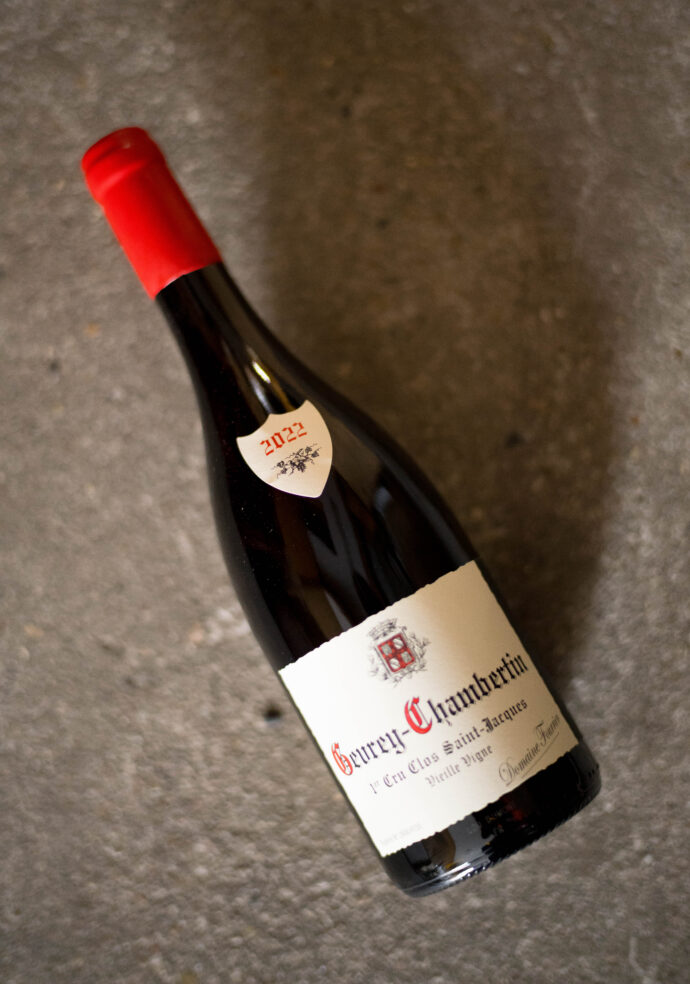 DOMAINE FOURRIER（ドメーヌ・フーリエ）GEVREY CHAMBERTIN（ジュヴレ・シャンベルタン）AUX ECHEZEAUX（オー・エシェゾー  ヴィエイユ・ヴィーニュ）2022（2022 ヴィンテージ）DOMAINE FOURRIER（ドメーヌ・フーリエ）GEVREY CHAMBERTIN（ジュヴレ・シャンベルタン）1ER CRU（プルミエ・クリュ）CLOT ST-JACQUES  V.V（クロ・サン-ジャック ヴィエイユ・ヴィーニュ）2022（2022 ヴィンテージ）
DOMAINE FOURRIER（ドメーヌ・フーリエ）GEVREY CHAMBERTIN（ジュヴレ・シャンベルタン）1ER CRU（プルミエ・クリュ）LES COMBE AUX MOINES V.V（コンブ・オー・モワンヌ ヴィエイユ・ヴィーニュ）2022（2022 ヴィンテージ）DOMAINE FOURRIER（ドメーヌ・フーリエ）GEVREY CHAMBERTIN（ジュヴレ・シャンベルタン）1ER CRU（プルミエ・クリュ）CHERBAUDES V.V（シェルボード ヴィエイユ・ヴィーニュ）2022（2022 ヴィンテージ）DOMAINE FOURRIER（ドメーヌ・フーリエ）GEVREY CHAMBERTIN V.V（ジュヴレ・シャンベルタン ヴィエイユ・ヴィーニュ）2022（2022 ヴィンテージ）
DOMAINE FOURRIER（ドメーヌ・フーリエ）CHAMBOLLE MUSIGNY （シャンボール・ミュジニー）  1ER CRU（プルミエ・クリュ） LES GRUENCHERS（ レ・ グリュアンシェール  ヴィエイユ・ヴィーニュ）2022（2022 ヴィンテージ）DOMAINE FOURRIER（ドメーヌ・フーリエ）VOUGEROT（ヴージョ）  1ER CRU（プルミエ・クリュ） LES PETIT VOUGEROT（ レ・プティ ヴージョ ヴィエイユ・ヴィーニュ）2022（2022 ヴィンテージ）
DOMAINE FOURRIER（ドメーヌ・フーリエ）BORGOGNE BLANC（ブルゴーニュ・ブラン）2022（2022 ヴィンテージ）FRANCE BOURGOGNE 一世紀以上の歴史を誇る、極めて入手困難な名門
ドメーヌ・フーリエは本拠地をジュヴレ・シャンベルタンに構える。19世紀半ば続く名門。手掛けるワインは生産量が非常に少なく、世界中の愛好家が探し求めるため、入手困難を極めています。
全ての所有畑の面積のおよそ70％が特級畑か一級畑と非常に優れた畑を代々所有しており、ジュヴレ・シャンベルタン以外には、モレ・サンドニ、シャンボール・ミュジニー、ヴージョに9.5㏊の畑を所有しています。現在の当主は1971年生まれの若き情熱家ジャン＝マリー・フーリエ氏。5代目になるジャン＝マリー氏はボーヌのワインの農業高校を卒業後、父の仕事を手伝いながらブルゴーニュ大学の醸造講座に通いワイン造りを学びました。そして1988年には半年間ブルゴーニュの神様と今でも称えられる故アンリ・ジャイエ氏の下でワイン造りを勉強。さらに1993年にはアメリカのオレゴンに渡り、名手ジョゼフ・ドルーアンからアメリカのピノ・ノワール造りを学んでいます。こうしてブルゴーニュに限らず、世界のピノ・ノワールを研究したフーリエのワインは共通して「複雑で力強いが、やわらかさもあり癒しの味わい」が特徴です。その神秘的な味わいは彼のワイン造りに対する考え方から生み出されます。自ら「テロワリスト」（テロワール至上主義者の造語）と名乗り「誰の真似でもない、自分だけのワイン造り、哲学がある」としてテロワールと高貴な葡萄品種ピノ・ノワールの純正さを表現することに努めています。フーリエが目指すのは、高度な技術に頼って自然を支配するのではなく、自然がもつ力に任せた20世紀初頭のワイン造り。大地からの滋味を蓄えたポテンシャルの高いブドウを、人間の手を極力加えずに醸造することで力強いテロワールの風味が感じられるワインを造り上げています。
（株）富屋酒店 かぶしきがいしゃ とみやさけてん カブシキガイシャ　トミヤサケテン TOMIYA SAKETEN 　愛知県名古屋市瑞穂区上坂町1-41-2　地酒屋　豊盃　HOUHAI ほうはい　ホーハイ　三浦酒造  MIURASHUZO日高見　ひたかみ　ヒタカミ HITAKAMI  平孝酒造　HIRAKOSHUZO 天の戸 アマノト　あまのと　AMANOTO　浅舞酒造ASAMAISHUZO　飛露喜 HIROKISHUZOHONTEN　廣木酒造本店　HIROK　大那 DAINA　ダイナ　だいな　菊の里酒造　KIKUNOSATOSHUZO　旭興　KYOKUKO　きょくこう　キョクコウ　渡邉酒造　WATANABESHUZO　仙禽 SENKIN　せんきん　センキン（株）せんきん SENKIN鶴齢　カクレイ　かくれい KAKUREI　青木酒造　AOKISHUZO謙信 ケンシン　けんしん KENSHIN池田屋酒造 IKEDAYASHUZO 白岳仙 HAKUGAKUSEN　ハクガクセン　はくがくせん　安本酒造 YASUMOTOSHUZO 群馬泉 グンマイズミ　ぐんまいずみ 島岡酒造 SHIMAOKASHUZO  喜久醉 きくよい キクヨイKIKUYOI 青島酒造 AOSHIMASHUZO 長珍 ちょうちん　チョウチン長珍酒造CHOCHINSHUZO　みねたからみりん　峯寳 味醂　一子相伝 ミネタカラ　いっしそうでん　イッシソウデン　小笠原味醂 OGASAWARA MIRIN

瀧自慢　たきじまん　タキジマン　瀧自慢酒造　TAKIZIMANSHUZO　田光　TABIKA 早川酒造  HAYAKAWASHUZO　作　ZAKU ざく ザク 清水清三郎商店 SHIMIZUSEIZABUROSHOTEN  篠峯　櫛羅　しのみね　シノミネ　くじら　クジラ　千代酒造　CHIYOSHUZO　雑賀　さいか　サイカ　九重雑賀  KOKONOESAIKA　紀土　鶴梅　無量山　きっど　キッド　KID 　ツルウメ　つるうめ　TURUUME　ムリョウザン　むりょうざん　MURYOZAN　平和酒造　HEIWASHUZO　蒼空　そうくう　ソウクウ　SÔKÛ　藤岡酒造　HUJIOKASHUZO 　宝剣　HOUKEN  宝剣酒造　ほうけんしゅぞう　ホウケンシュゾウ　HOKENSHUZO　清酒竹鶴　小笹屋竹鶴　せいしゅたけつる　セイシュタケツル　おささやたけつる　オササヤタケツル　竹鶴酒造　TAKETURUSHUZO
石鎚　いしづち　イシヅチ　石鎚酒造　ISHIDUCHISHUZO　土佐しらぎく　とさしらぎく　トサシラギク　仙頭酒造場　せんとうしゅぞうじょう　SENDOSHUZOZYO
　
 ブルゴーニュワイン　BOURGOGNE  ボルドーワイン　BORDEAUXカリフォルニアワイン CALIFORNIA  シャンパーニュ  SHAMPAGNEアルザスワイン ALSACE ドイツワイン WEIN GERMAN WINE 専門店　ライカM11　ズミルックス50　レンズ　代表　上田豊二　　きき酒師　焼酎アドバイザー　シャンパーニュシュヴァリエ　堀田駅より徒歩10分　熱田神宮駅より徒歩10分
市バス　牛巻より徒歩３分　地下鉄堀田駅より徒歩１５分　名古屋高速堀田出口より車で２分　牛巻交差点より徒歩５分　レトロ街並み　瓦屋根　裏道　大通りより二本入る　CLASSIC CARクラッシックカー CLASSIC BIKE　クラッシックバイク INTERIA　インテリア　　FASHION　ファッション　MUSIC　音楽　LOVE　SAKE SHOP　酒屋
センス　クリエイト　おたく　　MANIAマニア MOVIE　映画　CINEMA シネマ　2024年春オープン予定 いいねタウン瑞穂 iiNE マルシェ内　グランクレア瑞穂 いいねタウン瑞穂  愛知県名古屋市瑞穂区宝田町四丁目2番、3番2　春敲町三丁目23番1（地番） 魚太郎　UOTARO MIZUHO うおたろう　ウオタロウ　なごやみずほてん　ナゴヤミズホテン　 名古屋瑞穂店  車で1分　徒歩5分　丸明 瑞穂店  MARUAKI MIZUHO　マルアキ ミズホテン　まるあき みずほてん　 徒歩10分　車3分　焼肉 美奈登  ヤキニクミナト　やきにくみなと YAKINIKU MINATO 車で2分　徒歩10分  どての品川　DOTENO SHINAGAWA　ドテノシナガワ　どてのしながわ　車で30秒　徒歩1分昇福亭　SHOHUKUTEI しょうふくてい　ショウフクテイ 街中華　マニア　大盛り　個性派  車で5分　徒歩15分  名店 近くにたくさんあり　堀田バンザイ　牛巻バンザイ　名古屋のへそ

DOMAINE FOURRIER（ドメーヌ・フーリエ）GEVREY CHAMBERTIN（ジュヴレ・シャンベルタン）1ER CRU（プルミエ・クリュ）LES COMBE AUX MOINES V.V（コンブ・オー・モワンヌ ヴィエイユ・ヴィーニュ）2022（2022 ヴィンテージ）
DOMAINE FOURRIER（ドメーヌ・フーリエ）GEVREY CHAMBERTIN（ジュヴレ・シャンベルタン）1ER CRU（プルミエ・クリュ）CLOT ST-JACQUES V.V（クロ・サン-ジャック ヴィエイユ・ヴィーニュ）2022（2022 ヴィンテージ）

