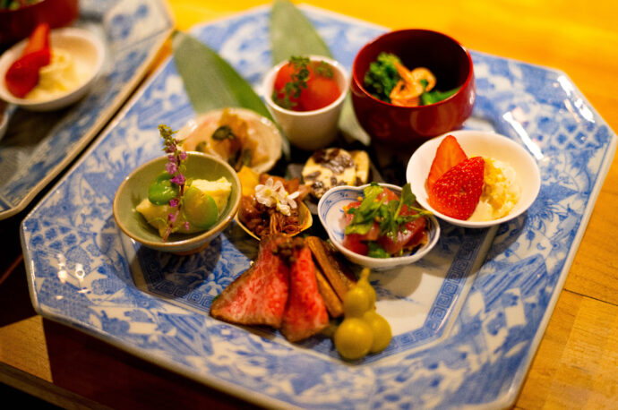 日本酒と旬彩 那古野 けのひ NIHONSYU TO SYUNSAI NAGONO KENIHI にほんしゅとしゅんさい なごの けのひ ニホンシュトシュンサイ ナゴノ ケノヒ  愛知県名古屋市西区那古野1-17-17  お燗酒の会 2025年3月15日開催  （株）富屋酒店 かぶしきがいしゃ とみやさけてん カブシキガイシャ　トミヤサケテン TOMIYA SAKETEN 　愛知県名古屋市瑞穂区上坂町1-41-2　地酒屋　豊盃　HOUHAI ほうはい　ホーハイ　三浦酒造  MIURASHUZO日高見　ひたかみ　ヒタカミ HITAKAMI  平孝酒造　HIRAKOSHUZO 天の戸 アマノト　あまのと　AMANOTO　浅舞酒造ASAMAISHUZO　飛露喜 HIROKISHUZOHONTEN　廣木酒造本店　HIROK　大那 DAINA　ダイナ　だいな　菊の里酒造　KIKUNOSATOSHUZO　旭興　KYOKUKO　きょくこう　キョクコウ　渡邉酒造　WATANABESHUZO　仙禽 SENKIN　せんきん　センキン（株）せんきん SENKIN鶴齢　カクレイ　かくれい KAKUREI　青木酒造　AOKISHUZO謙信 ケンシン　けんしん KENSHIN池田屋酒造 IKEDAYASHUZO 白岳仙 HAKUGAKUSEN　ハクガクセン　はくがくせん　安本酒造 YASUMOTOSHUZO 群馬泉 グンマイズミ　ぐんまいずみ 島岡酒造 SHIMAOKASHUZO  喜久醉 きくよい キクヨイKIKUYOI 青島酒造 AOSHIMASHUZO 長珍 ちょうちん　チョウチン長珍酒造CHOCHINSHUZO　みねたからみりん　峯寳 味醂　一子相伝 ミネタカラ　いっしそうでん　イッシソウデン　小笠原味醂 OGASAWARA MIRIN

瀧自慢　たきじまん　タキジマン　瀧自慢酒造　TAKIZIMANSHUZO　田光　TABIKA 早川酒造  HAYAKAWASHUZO　作　ZAKU ざく ザク 清水清三郎商店 SHIMIZUSEIZABUROSHOTEN  篠峯　櫛羅　しのみね　シノミネ　くじら　クジラ　千代酒造　CHIYOSHUZO　雑賀　さいか　サイカ　九重雑賀  KOKONOESAIKA　紀土　鶴梅　無量山　きっど　キッド　KID 　ツルウメ　つるうめ　TURUUME　ムリョウザン　むりょうざん　MURYOZAN　平和酒造　HEIWASHUZO　蒼空　そうくう　ソウクウ　SÔKÛ　藤岡酒造　HUJIOKASHUZO 　宝剣　HOUKEN  宝剣酒造　ほうけんしゅぞう　ホウケンシュゾウ　HOKENSHUZO　清酒竹鶴　小笹屋竹鶴　せいしゅたけつる　セイシュタケツル　おささやたけつる　オササヤタケツル　竹鶴酒造　TAKETURUSHUZO
石鎚　いしづち　イシヅチ　石鎚酒造　ISHIDUCHISHUZO　土佐しらぎく　とさしらぎく　トサシラギク　仙頭酒造場　せんとうしゅぞうじょう　SENDOSHUZOZYO
　
 ブルゴーニュワイン　BOURGOGNE  ボルドーワイン　BORDEAUXカリフォルニアワイン CALIFORNIA  シャンパーニュ  SHAMPAGNEアルザスワイン ALSACE ドイツワイン WEIN GERMAN WINE 専門店　ライカM11　ズミルックス50　レンズ　代表　上田豊二　　きき酒師　焼酎アドバイザー　シャンパーニュシュヴァリエ　堀田駅より徒歩10分　熱田神宮駅より徒歩10分
市バス　牛巻より徒歩３分　地下鉄堀田駅より徒歩１５分　名古屋高速堀田出口より車で２分　牛巻交差点より徒歩５分　レトロ街並み　瓦屋根　裏道　大通りより二本入る　CLASSIC CARクラッシックカー CLASSIC BIKE　クラッシックバイク INTERIA　インテリア　　FASHION　ファッション　MUSIC　音楽　LOVE　SAKE SHOP　酒屋
センス　クリエイト　おたく　　MANIAマニア MOVIE　映画　CINEMA シネマ　2024年春オープン予定 いいねタウン瑞穂 iiNE マルシェ内　グランクレア瑞穂 いいねタウン瑞穂  愛知県名古屋市瑞穂区宝田町四丁目2番、3番2　春敲町三丁目23番1（地番） 魚太郎　UOTARO MIZUHO うおたろう　ウオタロウ　なごやみずほてん　ナゴヤミズホテン　 名古屋瑞穂店  車で1分　徒歩5分　丸明 瑞穂店  MARUAKI MIZUHO　マルアキ ミズホテン　まるあき みずほてん　 徒歩10分　車3分　焼肉 美奈登  ヤキニクミナト　やきにくみなと YAKINIKU MINATO 車で2分　徒歩10分  どての品川　DOTENO SHINAGAWA　ドテノシナガワ　どてのしながわ　車で30秒　徒歩1分昇福亭　SHOHUKUTEI しょうふくてい　ショウフクテイ 街中華　マニア　大盛り　個性派  車で5分　徒歩15分  名店 近くにたくさんあり　堀田バンザイ　牛巻バンザイ　名古屋のへそ
